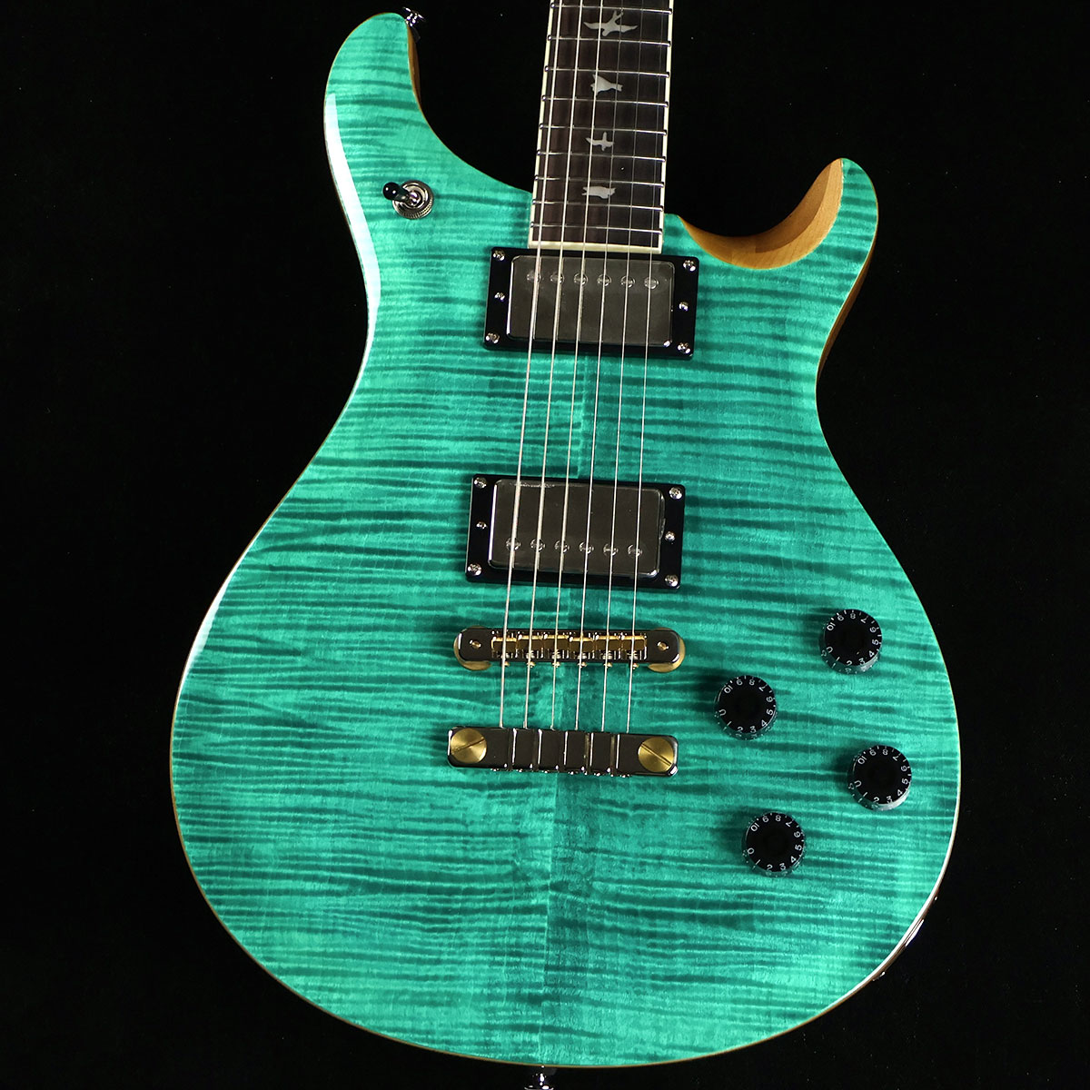 SE McCarty 594 Turquoise S/N:CTIF073015【特徴】SE McCarty 594はヴィンテージギターのサウンドにインスパイアされ、誕生したモデルです。2ヴォリューム＆2プッシュ/プル・トーン・コントロール搭載により、ハムバッキングサウンドとシングルコイルサウンドをスムーズに切り替えることが出来ます。本モデルに搭載されている58/15 LT "S"ピックアップは、透明感と温かみがあるヴィンテージ特有のサウンドを目指して緻密に設計され、インスパイアの源となったギターのスタイルを踏襲し、2ピースブリッジとヴィンテージスタイル・チューナーを組み合わせた仕様になっています。また、バインディングが施され、少し肉厚な24.594インチスケールのPattern Vintageネックから得られる、極上のサスティーンもこのモデルを特徴づける大切な要素のひとつです。＊保証を受ける条件として、PRS製品の新品購入日から起算して30日以内に【PRS製品登録】、またはメールでの「PRS製品登録」を完了いただく必要がございます。【商品のコンディション】新品・未展示品・現品画像掲載こちらの個体は専任担当者による出荷前の弦交換、オイルトリートメントによる指板保湿、ネック調整後最適な弦高でお届けする安心の画像現物個体販売品です。【担当者コメント】2023年新カラー SEマッカーティーのターコイズです。独立コイルタップによる多彩なサウンドや握りごたえのあるネックも魅力のモデルです。この商品についての詳しいお問い合わせは TEL：0570-020-025 または「お問い合わせフォーム」よりお願いします。【詳細情報】Body Construction : SolidbodyVeneer : Flame MapleTop Wood : MapleBack Wood : MahoganyTop Carve : Shallow ViolinNumber of Frets : 22Scale Length : 24.594”Neck Wood : MahoganyNeck Construction : Multi-PlyTruss Rod : PRS Double-ActingNeck Shape : Pattern VintageFretboard Wood : RosewoodFretboard Radius : 10”Fretboard Inlay : BirdsHeadstock Logo : Signature “SE”Neck/Body Assembly Type : SetBridge : PRS Two-Piece BridgeTuners : Vintage-StyleHardware Type : NickelNut : PRSTruss Rod Cover : “McCarty 594”Treble Pickups : 58/15 LT “S”Bass Pickups : 58/15 LT “S”Controls : Volume and Push/Pull Tone Controls for each pickup with 3-Way Toggle Switch on Upper Bout重量：3.10kg付属品：ギグケース、レンチ,保証書【ご注意】●メーカー保証付き。メーカー保証期間終了後も島村楽器全店で通常よりもお安く修理、調整いたします。●この商品についての詳しいお問い合わせは TEL：0570-020-025 または「お問い合わせフォーム」よりお願いします。●こちらの商品はミ・ナーラ奈良店でのみ現物をご確認いただけます。未展示品のためご希望の方はミ・ナーラ奈良店スタッフまでお申し付けください。●売却時の商品情報の削除は迅速を心掛けておりますが、万一ご注文後に売り切れとなっておりました場合は誠に申し訳ございませんがご容赦ください。●商品によって、調整等でお届けにお時間をいただく場合がございます。予めご了承ください。■管理コード:0138000630443