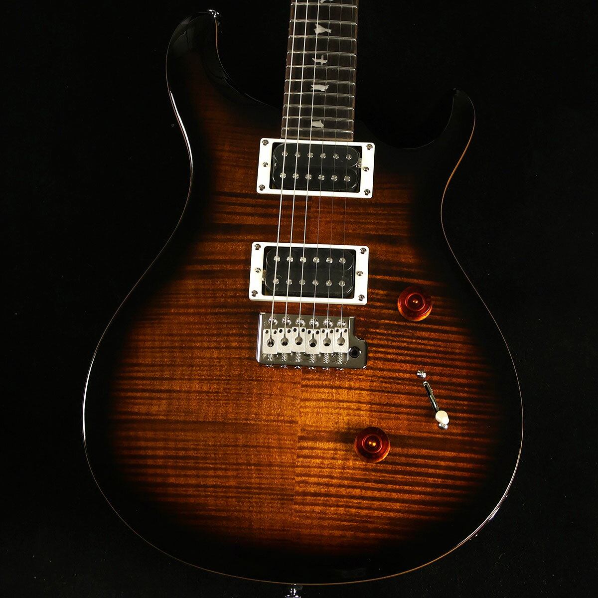 SE Custom24 Black Gold Burst S/N:CTIF090125【特徴】圧倒的なコストパフォーマンスで人気のPRS SE Custom24が入荷しました。発売以来マイナーチェンジを繰り返しながらロングセラーとなっておるSEシリーズのカスタム24、最新の仕様であるヘッドストックのロゴがPaul Reed Smithのスクリプトデザインに変更され最新のPUである85/15を搭載しておりルックス、サウンド共に本家USAモデルに近づいた仕様となっております。　もちろん最新PUもトーンポットのPush/Pullによるコイルタップが可能で多彩なサウンドが楽しめます！＊保証を受ける条件として、PRS製品の新品購入日から起算して30日以内に【PRS製品登録】、またはメールでの「PRS製品登録」を完了いただく必要がございます。【商品のコンディション】新品・未展示品・現品画像掲載こちらの個体は専任担当者による出荷前の弦交換、オイルトリートメントによる指板保湿、ネック調整後最適な弦高でお届けする安心の画像現物個体販売品です。【担当者コメント】35周年記念モデルSEの第一弾に採用されたカラー、ブラックゴールドバースト。フレイムトップでレギュラーモデルに定着です。この商品についての詳しいお問い合わせは TEL：0570-020-025 または「お問い合わせフォーム」よりお願いします。【詳細情報】Top Wood：Maple with Maple VeneerBack Wood：MahoganyNumber of Frets：24Scale Length ：25"Neck Wood：MapleNeck Shap：Wide ThinFretboard Wood：RosewoodFretboard Inlay：BirdsBridge：PRS Patented Tremolo, MoldedTuners：PRS SE TunersHardware Type：NickelTreble Pickup：85/15 "S"Bass Pickup：85/15 "S"Controls：Volume and Push-Pull Tone Control with 3-Way Blade Switch重量：3.46kg付属品：ギグケース、レンチ、トレモロアーム、保証書【ご注意】●メーカー保証付き。メーカー保証期間終了後も島村楽器全店で通常よりもお安く修理、調整いたします。●この商品についての詳しいお問い合わせは TEL：0570-020-025 または「お問い合わせフォーム」よりお願いします。●こちらの商品はミ・ナーラ奈良店でのみ現物をご確認いただけます。未展示品のためご希望の方はミ・ナーラ奈良店スタッフまでお申し付けください。●売却時の商品情報の削除は迅速を心掛けておりますが、万一ご注文後に売り切れとなっておりました場合は誠に申し訳ございませんがご容赦ください。●商品によって、調整等でお届けにお時間をいただく場合がございます。予めご了承ください。■管理コード:0138000643184