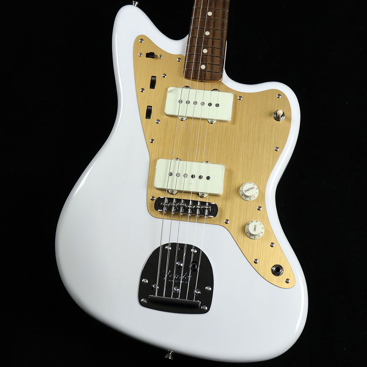 Made in Japan Heritage 60s Jazzmaster Rosewood Fingerboard, White Blonde S/N:JD24001702【特徴】Made in Japan Heritage 60s Jazzmaster はアッシュボディにラッカーフィニッシュを施し、使用年月と共に色合いに深みが増します。21本のヴィンテージスタイルフレットを装備した7.25インチラジアスのMid 60s “C”シェイプメイプルネック、フローティングトレモロ付き6サドル式ヴィンテージスタイルブリッジ、そしてHeritageシリーズのために特別に選定されたピックアップなど、本製品を構成するすべての仕様はクラシックなプレイアビリティと甘いヴィンテージトーンを実現するためにこだわり抜かれています。ネック、ボディに吹かれたラッカーの質感、色合い、ネックのシェイプとサウンド以外にもヴィンテージ感を満喫出来るモデルとなっています。【商品のコンディション】新品・未展示品・メーカー保証付属・現品画像掲載こちらの個体は検品・調整後、専用倉庫にて保管しFender純正箱でお届けする安心の画像現物個体販売品です。【担当者コメント】ブロンドカラーが最も似合うアッシュ材をボディに採用しゴールドのピックガードと初期の仕様がうれしいモデルです。この商品についての詳しいお問い合わせは TEL：0570-020-025 または「お問い合わせフォーム」よりお願いします。【詳細情報】ボディAshボディフィニッシュNitrocellulose Lacquer Over Urethane FinishボディシェイプJazzmaster ネックMapleネックフィニッシュNitrocellulose Lacquer Over Urethane FinishネックシェイプMid '60s "C"スケール25.5" (648 mm)フィンガーボードRosewoodフィンガーボードラジアス7.25" (184.1 mm)フレットナンバー21Frets SizeVintageナットBoneナット幅1.615" (41.02 mm)ポジションインレイClay DotブリッジピックアップPremium Vintage-Style 60s Single-Coil Jazzmaster ネックピックアップPremium Vintage-Style 60s Single-Coil Jazzmaster コントロールLead Circuit Controls (Slide Switch Down): Volume (Neck), Volume (Bridge), Master Tone; Rhythm Circuit Controls (Slide Switch Up): Two Thumbwheel Controls for Neck Pickup Volume and Toneピックアップスイッチ3-Position Toggle: Position 1. Bridge Pickup, Position 2. Bridge And Neck Pickups, Position 3. Neck PickupピックアップコンフィギュレーションSSブリッジ6-Saddle Vintage-Style Adjustable with “Floating” Tremolo TailpieceハードウェアフィニッシュNickel/ChromeチューニングマシーンChrome Die-Castピックガード1-Ply Gold Anodized AluminumコントロールノブAged White重量：3.77kg付属品：ギグケース、保証書、取扱説明書、レンチ、トレモロアーム【ご注意】●メーカー保証付き。メーカー保証期間終了後も島村楽器全店で通常よりもお安く修理、調整いたします。●この商品についての詳しいお問い合わせは TEL：0570-020-025 または「お問い合わせフォーム」よりお願いします。●こちらの商品はミ・ナーラ奈良店でのみ現物をご確認いただけます。未展示品のためご希望の方はミ・ナーラ奈良店スタッフまでお申し付けください。●売却時の商品情報の削除は迅速を心掛けておりますが、万一ご注文後に売り切れとなっておりました場合は誠に申し訳ございませんがご容赦ください。●商品によって、調整等でお届けにお時間をいただく場合がございます。予めご了承ください。■管理コード:0138000643818【jm_kw】