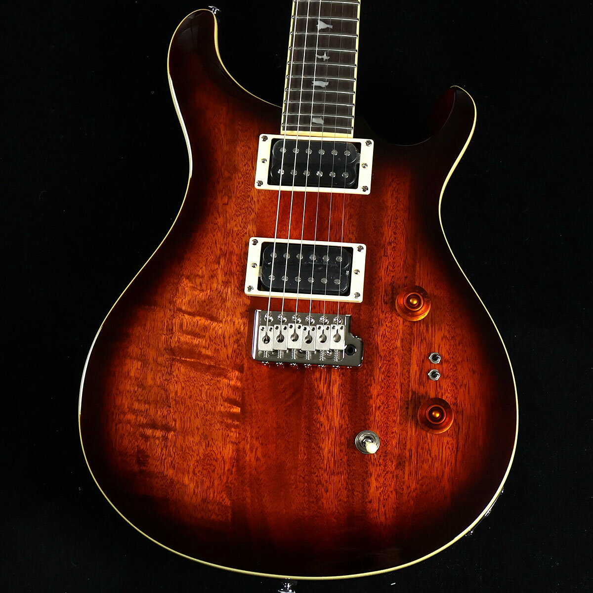 SE Standard24-08 Tobacco Sunburst S/N:CTIE21235【特徴】2つのピックアップで8種類の多彩なサウンドメイキングを可能にするUSモデルCustom 24-08をベースとした、【SE Standard 24-08】が新たにラインナップとして加わりました。PRS SE Standard 24-08はマホガニー・ボディ、24フレット、25インチ・スケール仕様で、パワフルなハムバッキングと、歯切れのよいシングルコイルサウンドをこの1本で実現。ボディ材をマホガニーのみとすることにより、価格を抑えつつも、ダイナミックなサウンドを創出。3ウェイ・トグル・スイッチと2つのミニ・トグル・コイル・スプリット・スイッチの組み合わせにより、各ピックアップを個別にスプリットし、合計8通りのピックアップ・コンビネーションが可能。USモデル同様に多彩なトーンを実現。＊保証を受ける条件として、PRS製品の新品購入日から起算して30日以内に【PRS製品登録】、またはメールでの「PRS製品登録」を完了いただく必要がございます。【商品のコンディション】新品・未展示品・メーカー保証付属・現品画像掲載こちらの個体は専任担当者による出荷前の弦交換、オイルトリートメントによる指板保湿、ネック調整後最適な弦高でお届けする安心の画像現物個体販売品です。【担当者コメント】多彩なサウンドバリエーションが魅力のモデル、トップ材のマホガニーのの杢目にもそれぞれの個性があります。この商品についての詳しいお問い合わせは TEL：0570-020-025 または「お問い合わせフォーム」よりお願いします。【詳細情報】Body Construction : SolidbodyBody Wood : MahoganyTop Carve : Shallow ViolinNumber of Frets : 24Scale Length : 25"Neck Wood : MapleNeck Construction : Multi-PlyTruss Rod : PRS Double-ActingNeck Shape : Wide ThinNeck Depth At The Nut : 13/16"Neck Of Fretboard At The Nut : 1 11/16"Neck Of Fretboard At The Body : 2 1/4"Fretboard Wood : RosewoodFretboard Radius : 10"Fretboard Inlay : BirdsHeadstock Logo : Signature "SE", Decal Neck/Body Assemble Type : SetBridge : PRS Patented Tremolo, MoldedTuners : PRS Designed TunersHardware Type : NickelNut : PRSTruss Rods Cover : "Standard"Treble Pickup : TCI "S"Bass Pickup : TCI "S"Controls : Volume and Tone Controls with 3-Way Toggle Pickup Switch & Two Mini-Toggle Coil-Split Switches重量：3.36kg付属品：ギグケース、トレモロアーム、保証書、レンチ【ご注意】●メーカー保証付き。メーカー保証期間終了後も島村楽器全店で通常よりもお安く修理、調整いたします。●この商品についての詳しいお問い合わせは TEL：0570-020-025 または「お問い合わせフォーム」よりお願いします。●こちらの商品はミ・ナーラ奈良店でのみ現物をご確認いただけます。未展示品のためご希望の方はミ・ナーラ奈良店スタッフまでお申し付けください。●売却時の商品情報の削除は迅速を心掛けておりますが、万一ご注文後に売り切れとなっておりました場合は誠に申し訳ございませんがご容赦ください。●商品によって、調整等でお届けにお時間をいただく場合がございます。予めご了承ください。■管理コード:0138000647298