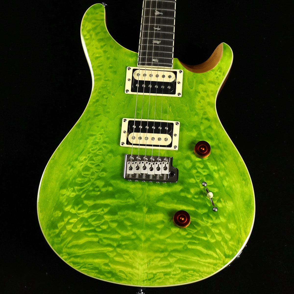 SE Custom24 Quilt Eriza Verde S/N:CTIF030967【特徴】数多くのミュージシャンから愛用されているSE Custom 24は、マホガニー・バック、メイプル・トップのボディ、Wide Thinカーブのメイプル・ネック、ローズウッド指板、バード・インレイを合わせ、PRSデザインのトレモロ・ブリッジを装備。ボリューム、プッシュ/プル・タイプのトーン・コントロール、3ウェイ・ブレード・ピックアップ・セレクターを備えた85/15 “S”を搭載し、低音から高音まで明瞭で美しいサウンドが得られます。 SE Custom 24は、クラシカルな中にモダンさを兼ね備え、高い耐久性、多彩なトーンを兼ね備えた1本です。＊保証を受ける条件として、PRS製品の新品購入日から起算して30日以内に【PRS製品登録】、またはメールでの「PRS製品登録」を完了いただく必要がございます。【商品のコンディション】新品・未展示品・現品画像掲載こちらの個体は専任担当者による出荷前の弦交換、オイルトリートメントによる指板保湿、ネック調整後最適な弦高でお届けする安心の画像現物個体販売品です。【担当者コメント】今回数量限定で生産されたSEカスタム24キルトです。緑、グリーンを基調としたエリザベルデもキルトトップと相性抜群です！白バィンディングでさらに引き締まった印象です。この商品についての詳しいお問い合わせは TEL：0570-020-025 または「お問い合わせフォーム」よりお願いします。【詳細情報】Body Construction : SolidbodyVeneer : Quilt MapleTop Wood : MapleBack Wood : MahoganyTop Carve : Shallow ViolinNumber of Frets : 24Scale Length : 25"Neck Wood : MapleNeck Construction : Multi-PlyTruss Rod : PRS Double-ActingNeck Shape Wide : ThinNeck Depth At The Nut : 13/16"Width Of Fretboard At The Nut : 1 11/16"Width Of Fretboard At The Body : 2 1/4"Fretboard Wood : EbonyFretboard Radius : 10"Fretboard Inlay : BirdsHeadstock Logo : Signature "SE"Neck/Body Assembly Type : SetBridge : PRS Patented Tremolo, MoldedTuners : PRS Designed TunersHardware Type : NickelNut : PRSTruss Rod Cover : "Custom"Treble Pickup : 85/15 “S”Bass Pickup : 85/15 “S”Controls : Volume and Push/Pull Tone Control with 3-Way Blade Pickup Switch重量：3.73kg付属品：ギグケース、トレモロアーム、レンチ、保証書【ご注意】●メーカー保証付き。メーカー保証期間終了後も島村楽器全店で通常よりもお安く修理、調整いたします。●この商品についての詳しいお問い合わせは TEL：0570-020-025 または「お問い合わせフォーム」よりお願いします。●こちらの商品はミ・ナーラ奈良店でのみ現物をご確認いただけます。未展示品のためご希望の方はミ・ナーラ奈良店スタッフまでお申し付けください。●売却時の商品情報の削除は迅速を心掛けておりますが、万一ご注文後に売り切れとなっておりました場合は誠に申し訳ございませんがご容赦ください。●商品によって、調整等でお届けにお時間をいただく場合がございます。予めご了承ください。■管理コード:0138000649049