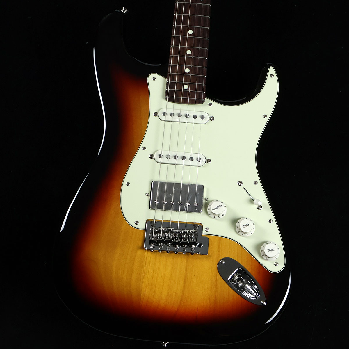 2024 Collection Made in Japan Hybrid II Stratocaster HSS Rosewood Fingerboard 3-Color Sunburst S/N:JD23028504【特徴】Hybrid II Stratocaster HSSは、Hybrid II Custom Voiced Single Coilピックアップとのバランスを重視した、パンチのあるハムバッキングサウンドからコイルスプリットをすることで歯切れの良いシングルコイルのカッティングサウンドまでをカバーする新設計のHybrid II Custom Voiced Humbuckingピックアップを装備し、ヴィンテージスタイルサドル付きの2点支持トレモロシステムを搭載。ヴィンテージロッキングチューナー、Modern "C"シェイプにサテンフィニッシュのネック、9.5インチラジアスの指板とナロートールフレットがスムーズなプレイヤビリティを提供します。【商品のコンディション】新品・未展示品・メーカー保証付属・現品画像掲載こちらの個体は検品・調整後、専用倉庫にて保管しFender純正箱でお届けする安心の画像現物個体販売品です。【担当者コメント】毎年恒例のHybridの2024年限定モデル！今年はカラーではなくPUレイアウトが変更され、リアPUにはハムバッカーを搭載したモデルで登場です！トーンポットを引っ張り上げることでコイルタップも可能です。この商品についての詳しいお問い合わせは TEL：0570-020-025 または「お問い合わせフォーム」よりお願いします。【詳細情報】ボディAlderボディフィニッシュGloss PolyesterボディシェイプStratocaster ボディ素材AlderネックMapleネックフィニッシュSatin Urethane Finish on Back, Gloss Urethane Finish on FrontネックシェイプModern "C"フィンガーボードラジアス9.5" (241 mm)フィンガーボードの素材RosewoodポジションインレイWhite Dotフレット数22ナットBoneナット幅1.650" (42 mm)ナットの素材BoneブリッジピックアップHybrid II Custom Voiced HumbuckingミドルピックアップHybrid II Custom Voiced Single Coil Stratocaster ネックピックアップHybrid II Custom Voiced Single Coil Stratocaster ピックアップコンフィギュレーションHSSコントロールMaster Volume, Tone 1. (Neck/Middle Pickup), Tone 2. (Bridge Pickup with Push/Pull Coil Select Feature)スウィッチ5-Position Blade: Position 1. Bridge Pickup, Position 2. Bridge and Middle Pickup, Position 3. Middle Pickup, Position 4. Middle and Neck Pickup, Position 5. Neck Pickupブリッジ2-Point Synchronized Tremolo with Vintage-Style Stamped Steel Saddlesピックガード3-Ply Mint GreenコントロールノブEggshellSWITCH TIPEggshellハードウェアフィニッシュNickel/ChromeチューニングマシーンVintage-Style Lockingネックプレート4-Bolt重量：3.34kg付属品：ソフトケース、保証書、レンチ、トレモロアーム【ご注意】●メーカー保証付き。メーカー保証期間終了後も島村楽器全店で通常よりもお安く修理、調整いたします。●この商品についての詳しいお問い合わせは TEL：0570-020-025 または「お問い合わせフォーム」よりお願いします。●こちらの商品はミ・ナーラ奈良店でのみ現物をご確認いただけます。未展示品のためご希望の方はミ・ナーラ奈良店スタッフまでお申し付けください。●売却時の商品情報の削除は迅速を心掛けておりますが、万一ご注文後に売り切れとなっておりました場合は誠に申し訳ございませんがご容赦ください。●商品によって、調整等でお届けにお時間をいただく場合がございます。予めご了承ください。■管理コード:0138000654869【24Fen_sscan】