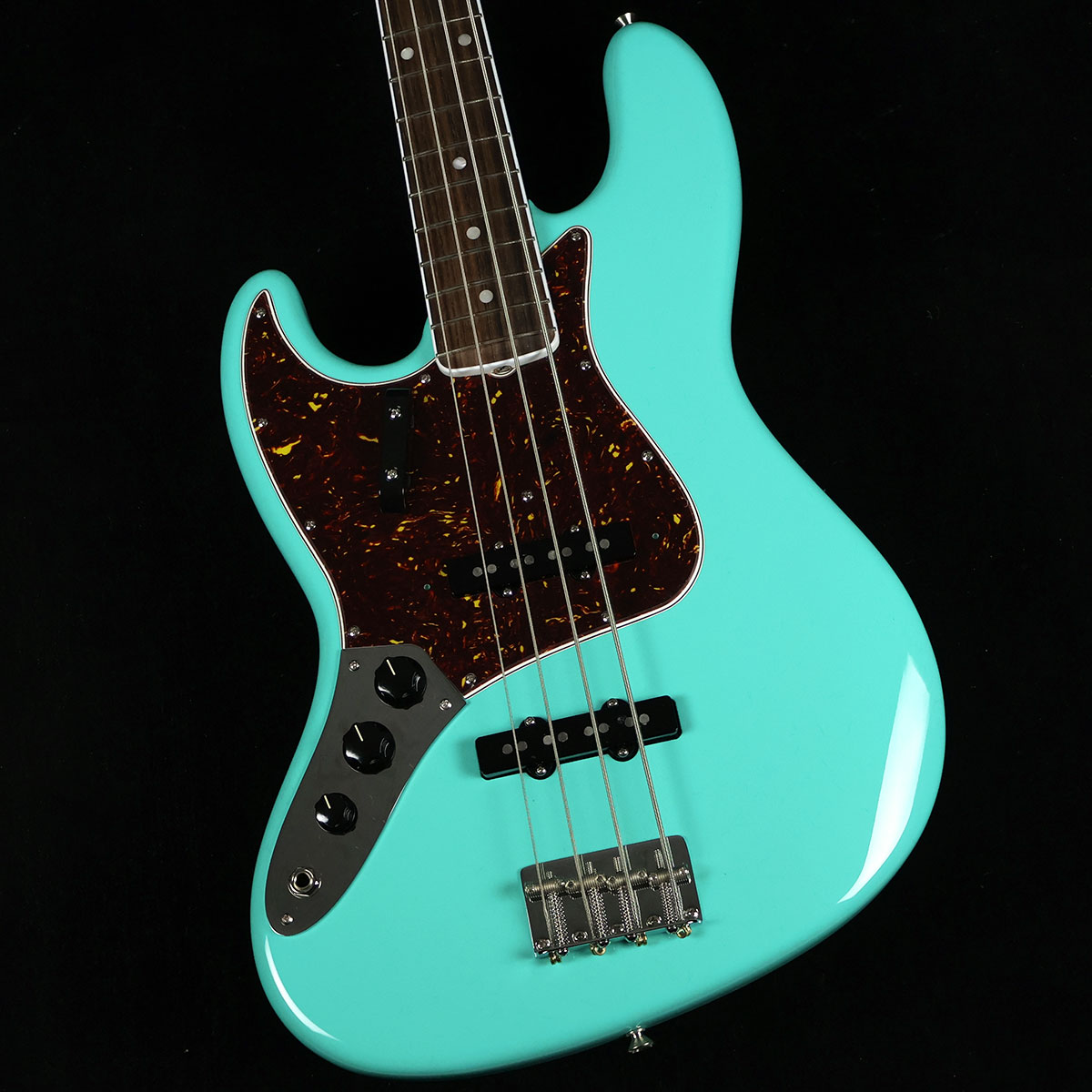 American Vintage II 1966 Jazz Bass Left-Hand Rosewood Fingerboard Sea Foam Green S/N:V2201813【特徴】快適な1966 "U"シェイプのメイプルネックを採用したAmerican Vintage II 1966 Jazz Bassは、20本のヴィンテージトールフレットを配した7.25インチラジアスラウンドローズ指板で、まるで1966年に舞い戻ったかのような当時の楽器の演奏性を彷彿させます。ホワイトネックバインディング、パールドット、マスタートーン付き2ボリュームコントロール、4plyべっ甲柄ピックガードなど、1966 Jazz Bassならではの特徴を備えています。4サドルブリッジ、ヴィンテージスタイルロリポップチューナー、Pure Vintage '66 Jazz Bassピックアップが、クラシックなサウンドとスタイルを提供します。【商品のコンディション】新品・未展示品・メーカー保証付属・現品画像掲載こちらの個体は検品・調整後、専用倉庫にて保管しFender純正箱でお届けする安心の画像現物個体販売品です。【担当者コメント】1966年のジャズベースをできる限り忠実に再現したモデル。ヘッドも同色のマッチングヘッド仕様のシーフォームグリーンとべっ甲柄ピックガードの組み合わせ。この商品についての詳しいお問い合わせは TEL：0570-020-025 または「お問い合わせフォーム」よりお願いします。【詳細情報】ボディAlderボディフィニッシュGloss Nitrocellulose LacquerボディシェイプJazz Bass ボディ素材AlderヘッドストックJazz Bass ネックMapleネックフィニッシュGloss Nitrocellulose Lacquerネックシェイプ1966 Uネック4-Boltフィンガーボードラジアス7.25" (184.1 mm)フィンガーボードの素材Bound Round-Laminated RosewoodポジションインレイWhite Pearloid Dot - 7mmサイドドットフレット数20トラスロッドVintage-Style Butt AdjustトラスロッドナットVintage-Style Butt AdjustナットBoneナット幅1.5" (38.1 mm)ナットの素材BoneブリッジピックアップPure Vintage '66 Single-Coil Jazz Bass ミドルピックアップPure Vintage '66 Single-Coil Jazz Bass ピックアップコンフィギュレーションSSコントロールVolume 1. (Middle Pickup), Volume 2. (Bridge Pickup), Master ToneスウィッチNoneブリッジPure Vintage 4-Saddle with Threaded Steel Saddlesブリッジカバー/テイルピースIncludes Chrome Bridge CoverBRIDGE MOUNTING5-Screw Vintage-Styleピックガード3-Ply TortoiseshellピックアップカバーBlackコントロールノブVintage-Style Black Plastic Jazz Bass ハードウェアフィニッシュNickel/ChromeチューニングマシーンPure Vintage ‘Lollipop’STRING TREESVintage-Style Discネックプレート4-Bolt with "F" Logo, SerializedストラップボタンVintage-Style重量：4.04kg付属品：ハードケース、保証書、ケース鍵、PUフェンス、ブリッジカバー、認定【ご注意】●メーカー保証付き。メーカー保証期間終了後も島村楽器全店で通常よりもお安く修理、調整いたします。●この商品についての詳しいお問い合わせは TEL：0570-020-025 または「お問い合わせフォーム」よりお願いします。●こちらの商品はミ・ナーラ奈良店でのみ現物をご確認いただけます。未展示品のためご希望の方はミ・ナーラ奈良店スタッフまでお申し付けください。●売却時の商品情報の削除は迅速を心掛けておりますが、万一ご注文後に売り切れとなっておりました場合は誠に申し訳ございませんがご容赦ください。●商品によって、調整等でお届けにお時間をいただく場合がございます。予めご了承ください。■管理コード:0138000659765