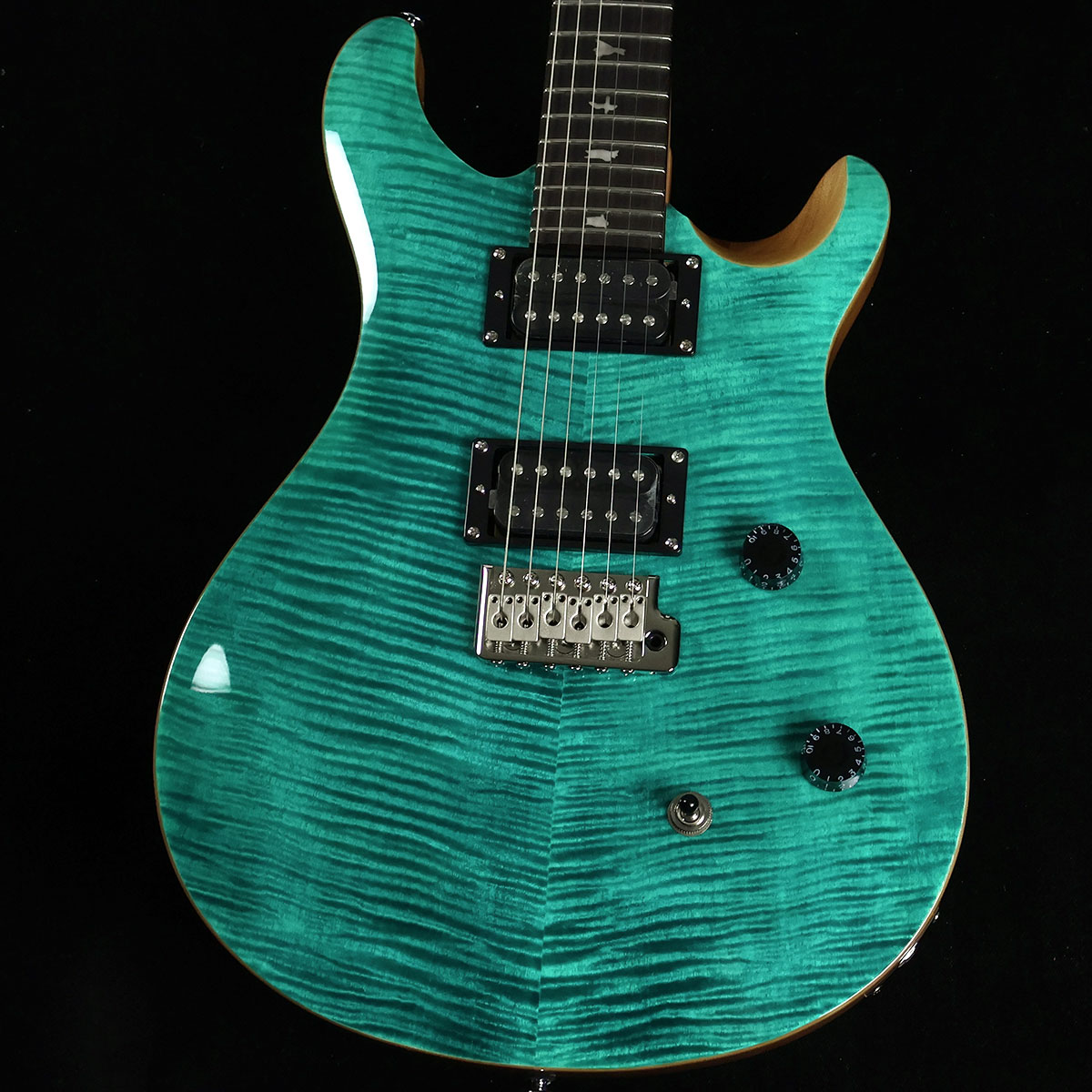 SE CE24 Turquoise ロックペグ交換済み S/N:CTIF097760【特徴】PRS SE CE 24はCustom 24同様メイプル・トップ、マホガニー・バック、ローズウッド指板・メイプルネックを採用した、ボルト・オン・ネックのモデルです。クラシックなサウンドに、PRSのモダンなテイストを加えたCEは、 低音域から高音域までクリアなサウンドが出せる85/15 “S”ピックアップを搭載し、コイル・タップによる幅広いサウンド・メイキングも大きな特徴のひとつです。ヴェニアに美しいフレイム・メイプル・トップを採用したSE CE 24は、豊かなトーン、快適なプレイヤビリティを兼ね備えた、様々なジャンルそしてプレイヤーに合うモデルです。1988年のCEシリーズ誕生以来、SEシリーズでのラインナップは今回が初となります。＊保証を受ける条件として、PRS製品の新品購入日から起算して30日以内に【PRS製品登録】、またはメールでの「PRS製品登録」を完了いただく必要がございます。【商品のコンディション】新品・未展示品・現品画像掲載こちらの個体は専任担当者による出荷前の弦交換、オイルトリートメントによる指板保湿、ネック調整後最適な弦高でお届けする安心の画像現物個体販売品です。【担当者コメント】新たにラインナップに加わったSEのボルトン仕様 SE CE24。セットネックと比較してやや歯切れのよいサウンド傾向の印象です。カラーは人気の青系、今回はターゴイス。SE対応PRSのロックタイプペグに交換済みです。見た目の高級感だけでなく、チューニングも安定し弦交換もスムーズになります。この商品についての詳しいお問い合わせは TEL：0570-020-025 または「お問い合わせフォーム」よりお願いします。【詳細情報】BODYBody Construction SolidbodyTop Wood MapleVenner Flame MapleBack Wood MahoganyTop Carve Shallow ViolinNECKNumber of Frets Shallow ViolinScale Length 25” [635 mm]Neck Wood MapleNeck Construction ScarfedTruss Rod PRS Double-ActingNeck Shape Wide ThinNeck Depthat the Nut 13/16” (20.64mm)Neck Deptat the 12th Fret 57/64” [22.6 mm]Neck Widthat the Nut 1 11/16” [42.85 mm]Neck Widthat the Body 2 1 4” [57.15 mm]Fretboard Wood RosewoodFretboard Radius 10” [254 mm]Fretboard Inlay BirdsHeadstock Veneer BlackHeadstock Logo Signature “SE”NECK/BODY ASSEMBLYNBA Type Bolt-OnHARDWAREBridge PRS Patented Tremolo, MoldedTuners PRS Designed TunersHardware Type NickelNut PRSNut “CE”ELECTRONICSTreble Pickups 85/15 “S”Bass Pickups 85/15 “S”Controls Volume and Push/Pull Control w/ 3-Way Toggle Pickup Switch重量：3.58kg付属品：ギグケース、トレモロアーム、レンチ,保証書、ノンロックタイプペグx6個【ご注意】●メーカー保証付き。メーカー保証期間終了後も島村楽器全店で通常よりもお安く修理、調整いたします。●この商品についての詳しいお問い合わせは TEL：0570-020-025 または「お問い合わせフォーム」よりお願いします。●こちらの商品はミ・ナーラ奈良店でのみ現物をご確認いただけます。未展示品のためご希望の方はミ・ナーラ奈良店スタッフまでお申し付けください。●売却時の商品情報の削除は迅速を心掛けておりますが、万一ご注文後に売り切れとなっておりました場合は誠に申し訳ございませんがご容赦ください。●商品によって、調整等でお届けにお時間をいただく場合がございます。予めご了承ください。■管理コード:0138000660044