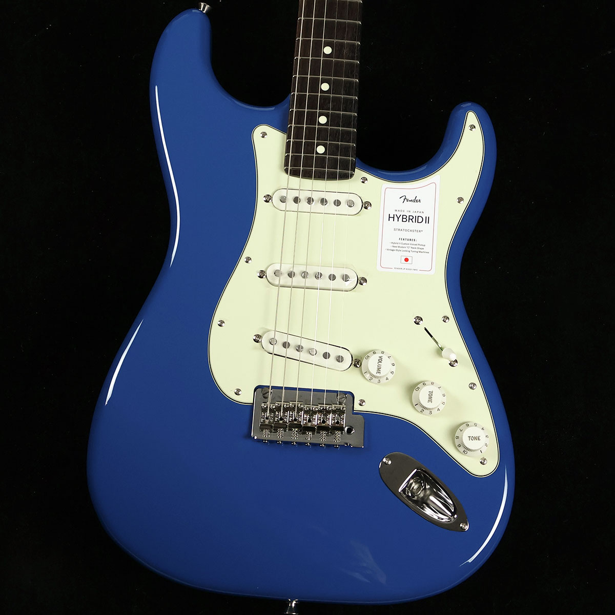 Made in Japan Hybrid II Stratocaster Rosewood Fingerboard Forest Blue S/N:JD23027328【特徴】Hybrid II Stratocasterは、定評あるアルダーボディに新設計のHybrid II Custom Voiced Single Coilピックアップを装備し、ヴィンテージスタイルサドル付きの2点支持トレモロシステムを搭載。ヴィンテージロッキングチューナー、Modern "C"シェイプにサテンフィニッシュのネック、9.5インチラジアスの指板とナロートールフレットがスムーズなプレイヤビリティを提供します。より現代的な演奏スタイルに対応したハイブリッドシリーズがさらに進化しました。プレイヤーを選ばない握り込みを実現したモダンCシェイプネック、22フレット使用の採用に加え、抜けにくい構造のPure Tone Jack，キャパシターにはオレンジドロップを使用しています。ナット幅も前モデルよりわずかに狭くなっています。【商品のコンディション】新品・未展示品・メーカー保証付属・現品画像掲載こちらの個体は検品・調整後、専用倉庫にて保管しFender純正箱でお届けする安心の画像現物個体販売品です。【担当者コメント】2021年3月にリニューアルしたハイブリッドシリーズ、こちらのフォレストブルーは新たに採用されたカラーとなります。この商品についての詳しいお問い合わせは TEL：0570-020-025 または「お問い合わせフォーム」よりお願いします。【詳細情報】ボディAlderボディフィニッシュGloss PolyurethaneボディシェイプStratocaster ネックMapleネックフィニッシュSatin Urethane Finish on Back, Gloss Urethane Finish on FrontネックシェイプModern "C"スケール25.5" (648 mm)フィンガーボードRosewoodフィンガーボードラジアス9.5" (241 mm)フレット数22Frets SizeNarrow TallナットBoneナット幅1.650" (42 mm)ポジションインレイWhite DotブリッジピックアップHybrid II Custom Voiced Single Coil Stratocaster ミドルピックアップHybrid II Custom Voiced Single Coil Stratocaster ネックピックアップHybrid II Custom Voiced Single Coil Stratocaster コントロールMaster Volume, Tone 1. (Neck Pickup), Tone 2. (Bridge/Middle Pickup)ピックアップスイッチ5-Position Blade: Position 1. Bridge Pickup, Position 2. Bridge and Middle Pickup, Position 3. Middle Pickup, Position 4. Middle and Neck Pickup, Position 5. Neck PickupピックアップコンフィギュレーションSSSブリッジ2-Point Synchronized Tremolo with Vintage-Style Stamped Steel SaddlesハードウェアフィニッシュNickel/ChromeチューニングマシーンVintage-Style Lockingピックガード4-Ply TortoiseshellコントロールノブEggshell重量：3.40kg付属品：ソフトケース、保証書、トレモロアーム、レンチ【ご注意】●メーカー保証付き。メーカー保証期間終了後も島村楽器全店で通常よりもお安く修理、調整いたします。●この商品についての詳しいお問い合わせは TEL：0570-020-025 または「お問い合わせフォーム」よりお願いします。●こちらの商品はミ・ナーラ奈良店でのみ現物をご確認いただけます。未展示品のためご希望の方はミ・ナーラ奈良店スタッフまでお申し付けください。●売却時の商品情報の削除は迅速を心掛けておりますが、万一ご注文後に売り切れとなっておりました場合は誠に申し訳ございませんがご容赦ください。●商品によって、調整等でお届けにお時間をいただく場合がございます。予めご了承ください。■管理コード:0138000660341