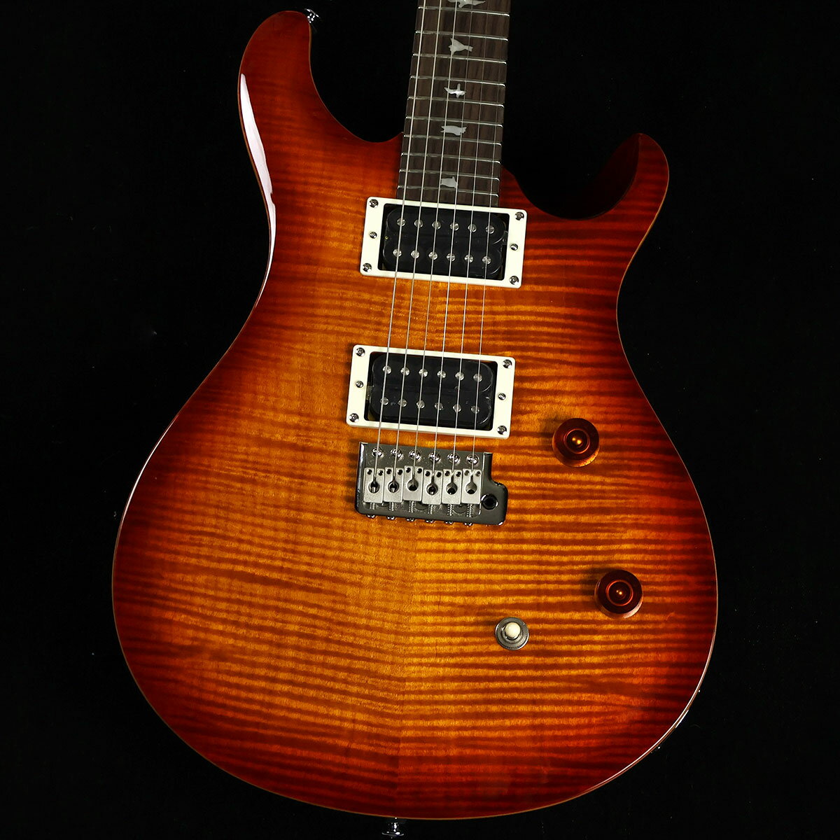 SE CE24 Vintage Sunburst S/N:CTIF071146【特徴】PRS SE CE 24はCustom 24同様メイプル・トップ、マホガニー・バック、ローズウッド指板・メイプルネックを採用した、ボルト・オン・ネックのモデルです。クラシックなサウンドに、PRSのモダンなテイストを加えたCEは、 低音域から高音域までクリアなサウンドが出せる85/15 “S”ピックアップを搭載し、コイル・タップによる幅広いサウンド・メイキングも大きな特徴のひとつです。ヴェニアに美しいフレイム・メイプル・トップを採用したSE CE 24は、豊かなトーン、快適なプレイヤビリティを兼ね備えた、様々なジャンルそしてプレイヤーに合うモデルです。1988年のCEシリーズ誕生以来、SEシリーズでのラインナップは今回が初となります。＊保証を受ける条件として、PRS製品の新品購入日から起算して30日以内に【PRS製品登録】、またはメールでの「PRS製品登録」を完了いただく必要がございます。【商品のコンディション】新品・未展示品・現品画像掲載こちらの個体は専任担当者による出荷前の弦交換、オイルトリートメントによる指板保湿、ネック調整後最適な弦高でお届けする安心の画像現物個体販売品です。【担当者コメント】新たにラインナップに加わったSEのボルトン仕様 SE CE24。セットネックと比較してやや歯切れのよいサウンド傾向の印象です。カラーは多くのモデルに採用されているヴィンテージサンバースト、この商品についての詳しいお問い合わせは TEL：0570-020-025 または「お問い合わせフォーム」よりお願いします。【詳細情報】BODYBody Construction SolidbodyTop Wood MapleVenner Flame MapleBack Wood MahoganyTop Carve Shallow ViolinNECKNumber of Frets Shallow ViolinScale Length 25” [635 mm]Neck Wood MapleNeck Construction ScarfedTruss Rod PRS Double-ActingNeck Shape Wide ThinNeck Depthat the Nut 13/16” (20.64mm)Neck Deptat the 12th Fret 57/64” [22.6 mm]Neck Widthat the Nut 1 11/16” [42.85 mm]Neck Widthat the Body 2 1 4” [57.15 mm]Fretboard Wood RosewoodFretboard Radius 10” [254 mm]Fretboard Inlay BirdsHeadstock Veneer BlackHeadstock Logo Signature “SE”NECK/BODY ASSEMBLYNBA Type Bolt-OnHARDWAREBridge PRS Patented Tremolo, MoldedTuners PRS Designed TunersHardware Type NickelNut PRSNut “CE”ELECTRONICSTreble Pickups 85/15 “S”Bass Pickups 85/15 “S”Controls Volume and Push/Pull Control w/ 3-Way Toggle Pickup Switch重量：3.41kg付属品：ギグケース、トレモロアーム、レンチ,保証書【ご注意】●メーカー保証付き。メーカー保証期間終了後も島村楽器全店で通常よりもお安く修理、調整いたします。●この商品についての詳しいお問い合わせは TEL：0570-020-025 または「お問い合わせフォーム」よりお願いします。●こちらの商品はミ・ナーラ奈良店でのみ現物をご確認いただけます。未展示品のためご希望の方はミ・ナーラ奈良店スタッフまでお申し付けください。●売却時の商品情報の削除は迅速を心掛けておりますが、万一ご注文後に売り切れとなっておりました場合は誠に申し訳ございませんがご容赦ください。●商品によって、調整等でお届けにお時間をいただく場合がございます。予めご了承ください。■管理コード:0138000662451