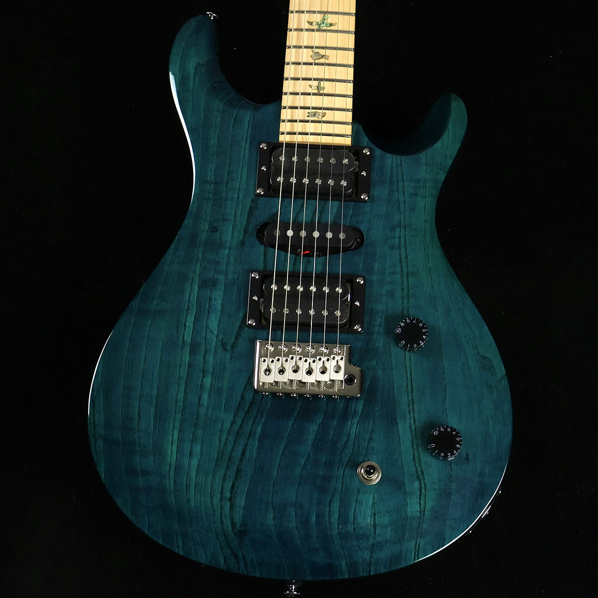 SE SWAMP ASH SPECIAL Iri Blue S/N:CTIF098289【特徴】スワンプ・アッシュ・ボディが一際目立つPRS SE Swamp Ash Specialは、22フレット、メイプル・ネック、メイプル指板を採用した、サウンド・ヴァリエーション豊かなモデルです。2つの85/15 “S”に加え、ミドル・ポジションにAS-01（A＝アルニコ、S＝スティール）のシングル・コイル・ピックアップを搭載。プッシュ・プル・トーン・ノブ、3-wayトグル・スイッチを駆使することにより、他の3ピックアップ搭載モデルとはまた違うニュアンスの6つのサウンドを生み出します。＊保証を受ける条件として、PRS製品の新品購入日から起算して30日以内に【PRS製品登録】、またはメールでの「PRS製品登録」を完了いただく必要がございます。【商品のコンディション】新品・未展示品・現品画像掲載こちらの個体は専任担当者による出荷前の弦交換、オイルトリートメントによる指板保湿、ネック調整後最適な弦高でお届けする安心の画像現物個体販売品です。【担当者コメント】SEシリーズでも遂に製作されました！スワンプアッシュスペシャル。アッシュボディにメイプル指板、ボルトオン仕様にセンターPU搭載の多彩なサウンドが楽しめるモデル。カラーはイリブルーこの商品についての詳しいお問い合わせは TEL：0570-020-025 または「お問い合わせフォーム」よりお願いします。【詳細情報】BODYBody Construction SolidbodyBody Wood Swamp AshTop Carve Shallow ViolinNECKNumber of Frets 22Scale Length 25”Neck Wood MapleNeck Construction ScarfedTruss Rod PRS Double-ActingNeck Shape Wide ThinNeck Depthat the Nut 13/16” (20.64mm)Neck Depthat the 12th Fret 57/64” [22.6 mm]Neck Widthat the Nut 1 11/16” [42.85 mm]Neck Widthat the Body 2 1 4” [57.15 mm]Fretboard Wood MapleFretboard Radius 10”Fretboard Inlay BirdsHeadstock Logo Signature “SE”NECK/BODY ASSEMBLYNBA Type Bolt-OnHARDWAREBridge PRS Patented Tremolo, MoldedTuners PRS Designed TunersHardware Type NickelNut PRSNut “Special”ELECTRONICSTreble Pickups 85/15 “S”Middle Pickups PRS-Designed AS-01 Single CoilBass Pickups 85/15 “S”Controls Volume and Push/Pull Control w/ 3-Way Toggle Pickup SwitchPosition1（Switch Down） Treble/ Humbucker　　　　 （Swiychi UP） Treble/Humbucker+ Middle/Single CoilPosition2（Switch Down） Treble/ Humbucker+ Bass/Humbucker　　　　 （Swiychi UP） Treble/Humbucker+ Middle/SingleCoil+ Bass/Single coilPosition3（Switch Down） Bass/ Humbucker　　　　 （Swiychi UP） Bass/single Coil+ Middle/Single Coil重量：3.28kg付属品：ギグケース、トレモロアーム、レンチ,保証書【ご注意】●メーカー保証付き。メーカー保証期間終了後も島村楽器全店で通常よりもお安く修理、調整いたします。●この商品についての詳しいお問い合わせは TEL：0570-020-025 または「お問い合わせフォーム」よりお願いします。●こちらの商品はミ・ナーラ奈良店でのみ現物をご確認いただけます。未展示品のためご希望の方はミ・ナーラ奈良店スタッフまでお申し付けください。●売却時の商品情報の削除は迅速を心掛けておりますが、万一ご注文後に売り切れとなっておりました場合は誠に申し訳ございませんがご容赦ください。●商品によって、調整等でお届けにお時間をいただく場合がございます。予めご了承ください。■管理コード:0138000664486