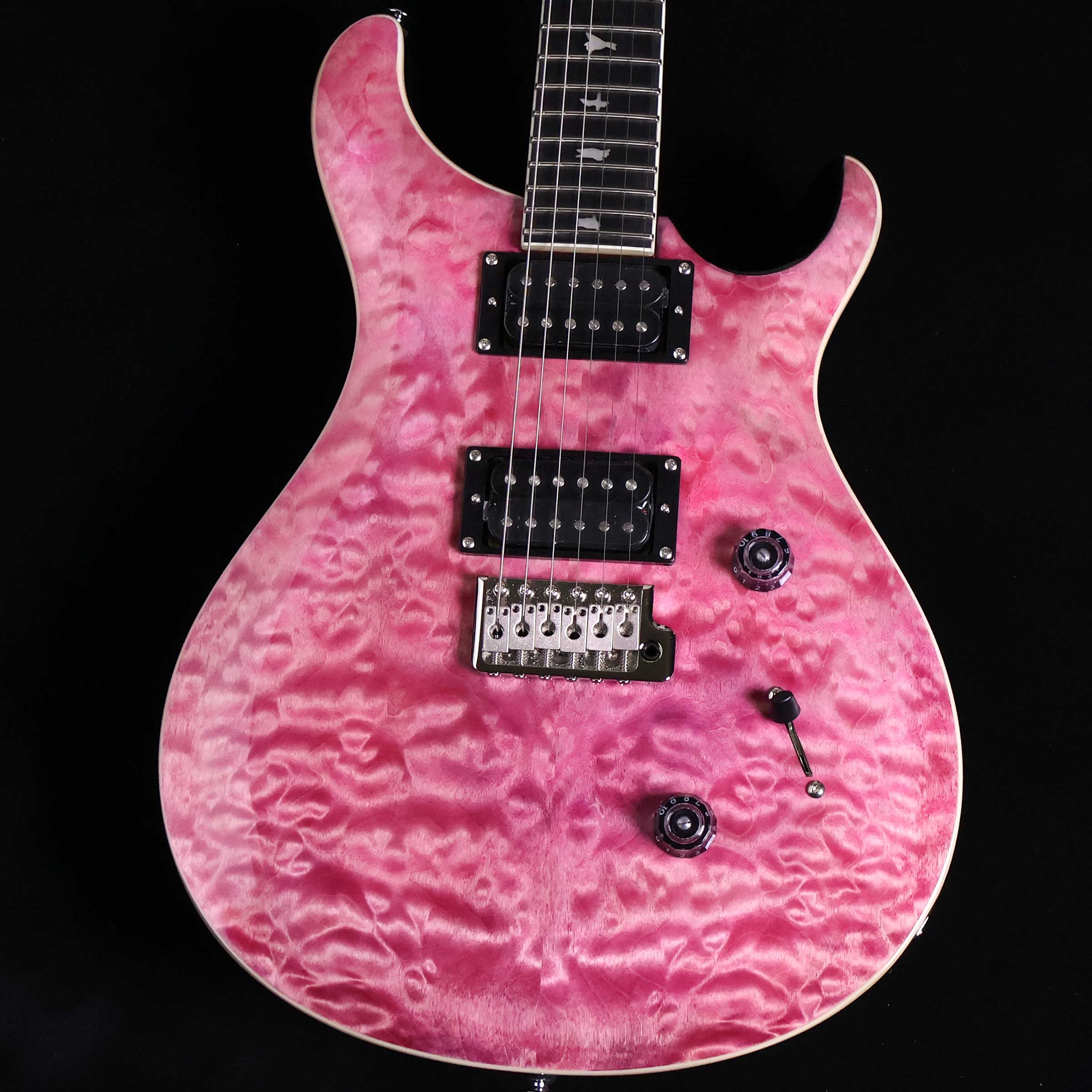 SE Custom24 Quilt Package Violet S/N:CTIH002781【特徴】PRS SE Custom 24 Quiltは、COREグレードのキルト・ヴェニアをボディ・トップとヘッド・ストックに採用。これにより高い機能性を持つSE Custom 24のルックスがグレードアップされました。24フレット、25インチ・スケール、ワイド・シン・メイプルネックを採用しているこのモデルでは、快適なプレイヤビリティと、85/15 “S” ピックアップ、3-way ブレード・スイッチ、プッシュ・プル・トーンノブの組み合わせによる幅広いサウンド・メイキングを実現。＊保証を受ける条件として、PRS製品の新品購入日から起算して30日以内に【PRS製品登録】、またはメールでの「PRS製品登録」を完了いただく必要がございます。【商品のコンディション】新品・未展示品・現品画像掲載こちらの個体は専任担当者による出荷前の弦交換、オイルトリートメントによる指板保湿、ネック調整後最適な弦高でお届けする安心の画像現物個体販売品です。【担当者コメント】ボディトップにCoreグレードのキルトメイプルを使用したモデル。指板もエボニーが採用されています。ここ数年では見かけなかった紫系のバイオレット。ランプシェードノブにアップデートされた個体が入荷しました！（担当：中井）この商品についての詳しいお問い合わせは TEL：0570-020-025 または「お問い合わせフォーム」よりお願いします。【詳細情報】BODYBody Construction SolidbodyTop Wood MapleVenner Quilted MapleBack Wood MahoganyTop Carve Shallow ViolinNECKNumber of Frets 24Scale Length 25”Neck Wood MapleNeck Construction ScarfedTruss Rod PRS Double-ActingNeck Shape Wide ThinNeck Depthat the Nut 13/16” (20.64mm)Neck Depthat the 12th Fret 57/64” [22.6 mm]Neck Widthat the Nut 1 11/16” [42.85 mm]Neck Widthat the Body 2 1 4” [57.15 mm]Fretboard Wood EbonyFretboard Radius 10”Fretboard Inlay BirdsHeadstock Logo Signature “SE”NECK/BODY ASSEMBLYNBA Type SetHARDWAREBridge PRS Patented Tremolo, MoldedTuners PRS Designed TunersHardware Type NickelNut PRSNut “Custom”ELECTRONICSTreble Pickups 85/15 “S”Bass Pickups 85/15 “S”Controls Volume and Push/Pull Control w/ 3-Way Blade Pickup Switch重量：3.57kg付属品：ギグケース、トレモロアーム、レンチ,保証書【ご注意】●メーカー保証付き。メーカー保証期間終了後も島村楽器全店で通常よりもお安く修理、調整いたします。●この商品についての詳しいお問い合わせは TEL：0570-020-025 または「お問い合わせフォーム」よりお願いします。●こちらの商品はミ・ナーラ奈良店でのみ現物をご確認いただけます。未展示品のためご希望の方はミ・ナーラ奈良店スタッフまでお申し付けください。●売却時の商品情報の削除は迅速を心掛けておりますが、万一ご注文後に売り切れとなっておりました場合は誠に申し訳ございませんがご容赦ください。●商品によって、調整等でお届けにお時間をいただく場合がございます。予めご了承ください。■管理コード:0138000778657