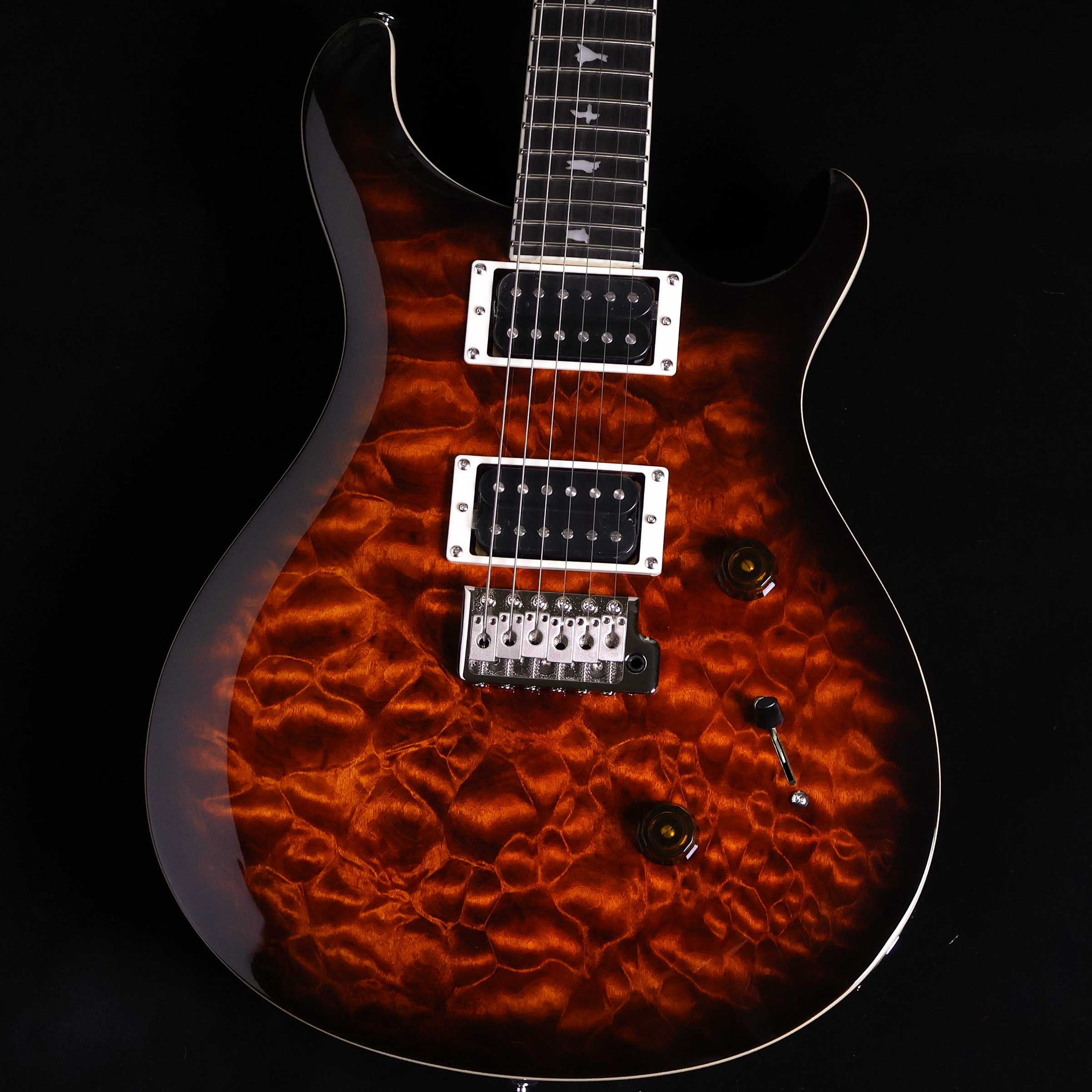 SE Custom24 Quilt Package Black Gold Burst S/N:CTIH018437【特徴】PRS SE Custom 24 Quiltは、COREグレードのキルト・ヴェニアをボディ・トップとヘッド・ストックに採用。これにより高い機能性を持つSE Custom 24のルックスがグレードアップされました。24フレット、25インチ・スケール、ワイド・シン・メイプルネックを採用しているこのモデルでは、快適なプレイヤビリティと、85/15 “S” ピックアップ、3-way ブレード・スイッチ、プッシュ・プル・トーンノブの組み合わせによる幅広いサウンド・メイキングを実現。＊保証を受ける条件として、PRS製品の新品購入日から起算して30日以内に【PRS製品登録】、またはメールでの「PRS製品登録」を完了いただく必要がございます。【商品のコンディション】新品・未展示品・現品画像掲載こちらの個体は専任担当者による出荷前の弦交換、オイルトリートメントによる指板保湿、ネック調整後最適な弦高でお届けする安心の画像現物個体販売品です。【担当者コメント】ボディトップにCoreグレードのキルトメイプルを使用したモデル。様々なモデルで定番カラーとなったブラックゴールドバースト。指板はエボニーを使用しています。ランプシェードノブにアップグレードされました！（担当：中井）この商品についての詳しいお問い合わせは TEL：0570-020-025 または「お問い合わせフォーム」よりお願いします。【詳細情報】BODYBody Construction SolidbodyTop Wood MapleVenner Quilted MapleBack Wood MahoganyTop Carve Shallow ViolinNECKNumber of Frets 24Scale Length 25”Neck Wood MapleNeck Construction ScarfedTruss Rod PRS Double-ActingNeck Shape Wide ThinNeck Depthat the Nut 13/16” (20.64mm)Neck Depthat the 12th Fret 57/64” [22.6 mm]Neck Widthat the Nut 1 11/16” [42.85 mm]Neck Widthat the Body 2 1 4” [57.15 mm]Fretboard Wood EbonyFretboard Radius 10”Fretboard Inlay BirdsHeadstock Logo Signature “SE”NECK/BODY ASSEMBLYNBA Type SetHARDWAREBridge PRS Patented Tremolo, MoldedTuners PRS Designed TunersHardware Type NickelNut PRSNut “Custom”ELECTRONICSTreble Pickups 85/15 “S”Bass Pickups 85/15 “S”Controls Volume and Push/Pull Control w/ 3-Way Blade Pickup Switch重量：3.56kg付属品：ギグケース、トレモロアーム、レンチ,保証書【ご注意】●メーカー保証付き。メーカー保証期間終了後も島村楽器全店で通常よりもお安く修理、調整いたします。●この商品についての詳しいお問い合わせは TEL：0570-020-025 または「お問い合わせフォーム」よりお願いします。●こちらの商品はミ・ナーラ奈良店でのみ現物をご確認いただけます。未展示品のためご希望の方はミ・ナーラ奈良店スタッフまでお申し付けください。●売却時の商品情報の削除は迅速を心掛けておりますが、万一ご注文後に売り切れとなっておりました場合は誠に申し訳ございませんがご容赦ください。●商品によって、調整等でお届けにお時間をいただく場合がございます。予めご了承ください。■管理コード:0138000787093