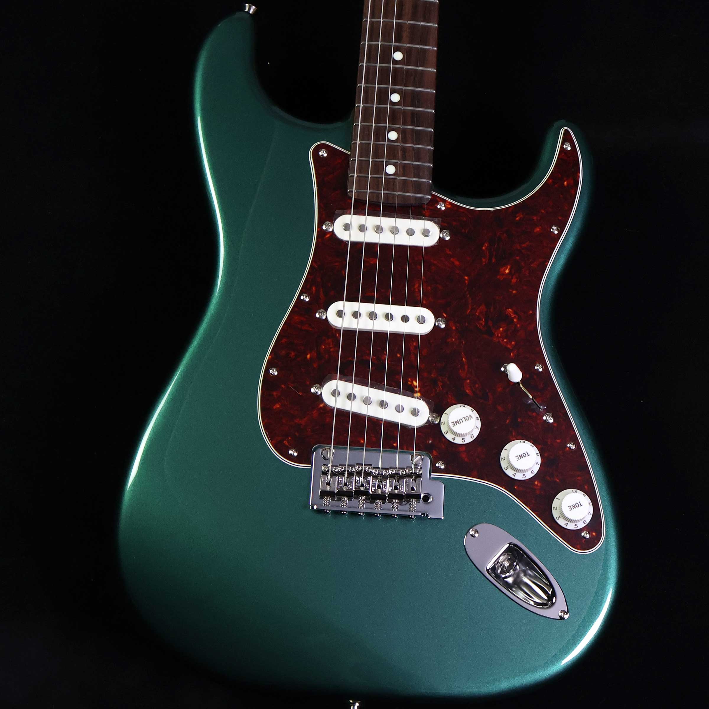 Made in Japan Hybrid II Stratocaster Rosewood Fingerboard Sherwood Green Metallic S/N:JD25027397【特徴】Hybrid II Stratocasterは、定評あるアルダーボディに新設計のHybrid II Custom Voiced Single Coilピックアップを装備し、ヴィンテージスタイルサドル付きの2点支持トレモロシステムを搭載。ヴィンテージロッキングチューナー、Modern "C"シェイプにサテンフィニッシュのネック、9.5インチラジアスの指板とナロートールフレットがスムーズなプレイヤビリティを提供します。より現代的な演奏スタイルに対応したハイブリッドシリーズがさらに進化しました。プレイヤーを選ばない握り込みを実現したモダンCシェイプネック、22フレット使用の採用に加え、抜けにくい構造のPure Tone Jack，キャパシターにはオレンジドロップを使用しています。ナット幅も前モデルよりわずかに狭くなっています。【商品のコンディション】新品・未展示品・メーカー保証付属・現品画像掲載こちらの個体は検品・調整後、専用倉庫にて保管しFender純正箱でお届けする安心の画像現物個体販売品です。【担当者コメント】日本製Fenderのハイブリッドシリーズ 島村楽器限定モデル。シャーウッドグリーンメタリックのマッチングヘッド仕様のストラトキャスター。約2年ぶりに今回も数量限定で再生産されました。この商品についての詳しいお問い合わせは TEL：0570-020-025 または「お問い合わせフォーム」よりお願いします。【詳細情報】ボディAlderボディフィニッシュGloss PolyurethaneボディシェイプStratocaster ネックMapleネックフィニッシュSatin Urethane Finish on Back, Gloss Urethane Finish on FrontネックシェイプModern "C"スケール25.5" (648 mm)フィンガーボードRosewoodフィンガーボードラジアス9.5" (241 mm)フレット数22Frets SizeNarrow TallナットBoneナット幅1.650" (42 mm)ポジションインレイWhite DotブリッジピックアップHybrid II Custom Voiced Single Coil Stratocaster ミドルピックアップHybrid II Custom Voiced Single Coil Stratocaster ネックピックアップHybrid II Custom Voiced Single Coil Stratocaster コントロールMaster Volume, Tone 1. (Neck Pickup), Tone 2. (Bridge/Middle Pickup)ピックアップスイッチ5-Position Blade: Position 1. Bridge Pickup, Position 2. Bridge and Middle Pickup, Position 3. Middle Pickup, Position 4. Middle and Neck Pickup, Position 5. Neck PickupピックアップコンフィギュレーションSSSブリッジ2-Point Synchronized Tremolo with Vintage-Style Stamped Steel SaddlesハードウェアフィニッシュNickel/ChromeチューニングマシーンVintage-Style Lockingピックガード4-Ply TortoiseshellコントロールノブEggshell重量：3.45kg付属品：ソフトケース、保証書、トレモロアーム、レンチ【ご注意】●メーカー保証付き。メーカー保証期間終了後も島村楽器全店で通常よりもお安く修理、調整いたします。●この商品についての詳しいお問い合わせは TEL：0570-020-025 または「お問い合わせフォーム」よりお願いします。●こちらの商品はミ・ナーラ奈良店でのみ現物をご確認いただけます。未展示品のためご希望の方はミ・ナーラ奈良店スタッフまでお申し付けください。●売却時の商品情報の削除は迅速を心掛けておりますが、万一ご注文後に売り切れとなっておりました場合は誠に申し訳ございませんがご容赦ください。●商品によって、調整等でお届けにお時間をいただく場合がございます。予めご了承ください。■管理コード:0138000788618