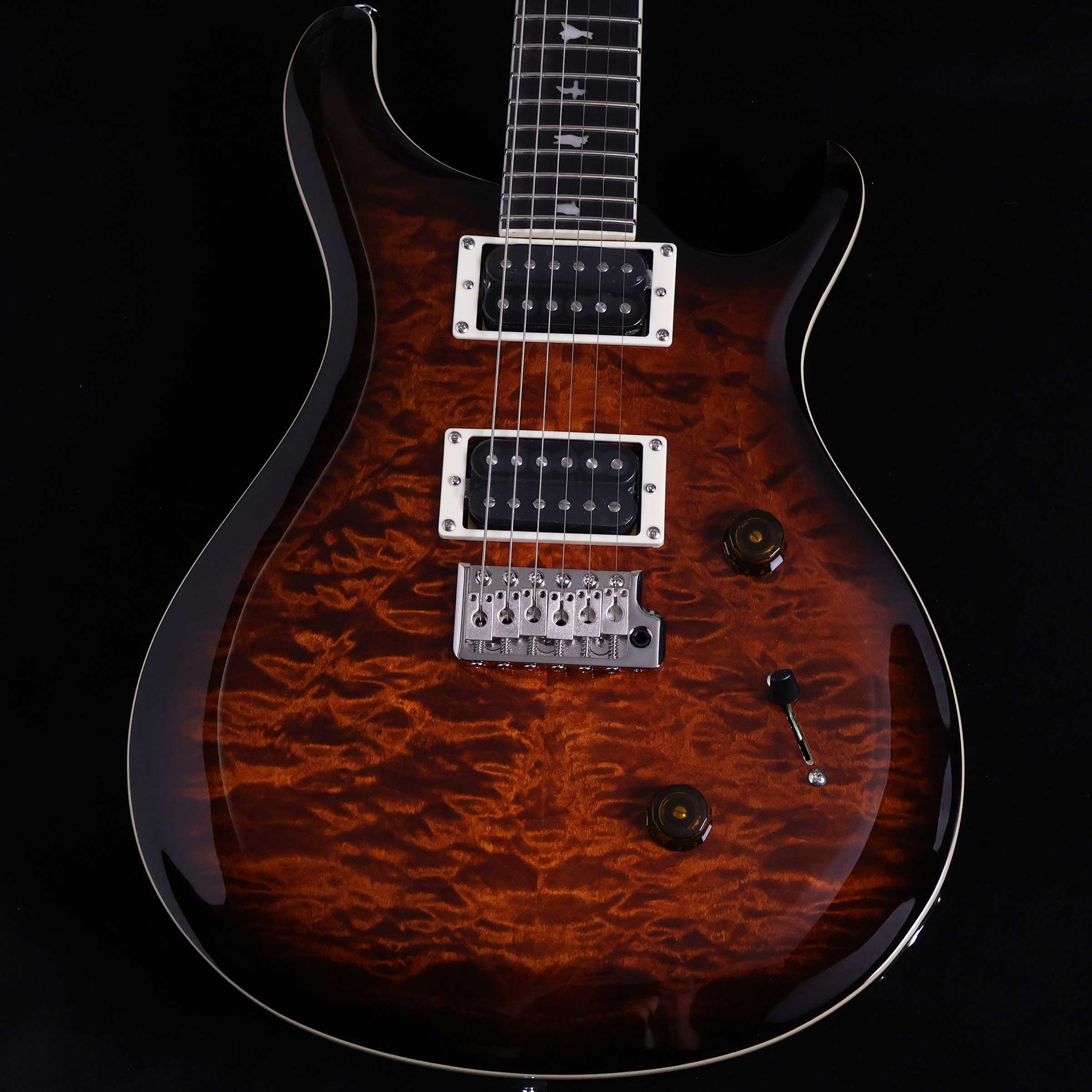SE Custom24 Quilt Package Black Gold Burst S/N:CTH018732【特徴】PRS SE Custom 24 Quiltは、COREグレードのキルト・ヴェニアをボディ・トップとヘッド・ストックに採用。これにより高い機能性を持つSE Custom 24のルックスがグレードアップされました。24フレット、25インチ・スケール、ワイド・シン・メイプルネックを採用しているこのモデルでは、快適なプレイヤビリティと、85/15 “S” ピックアップ、3-way ブレード・スイッチ、プッシュ・プル・トーンノブの組み合わせによる幅広いサウンド・メイキングを実現。＊保証を受ける条件として、PRS製品の新品購入日から起算して30日以内に【PRS製品登録】、またはメールでの「PRS製品登録」を完了いただく必要がございます。【商品のコンディション】新品・未展示品・現品画像掲載こちらの個体は専任担当者による出荷前の弦交換、オイルトリートメントによる指板保湿、ネック調整後最適な弦高でお届けする安心の画像現物個体販売品です。【担当者コメント】ボディトップにCoreグレードのキルトメイプルを使用したモデル。様々なモデルで定番カラーとなったブラックゴールドバースト。指板はエボニーを使用しています。ランプシェードノブにアップグレードされました！（担当：中井）この商品についての詳しいお問い合わせは TEL：0570-020-025 または「お問い合わせフォーム」よりお願いします。【詳細情報】BODYBody Construction SolidbodyTop Wood MapleVenner Quilted MapleBack Wood MahoganyTop Carve Shallow ViolinNECKNumber of Frets 24Scale Length 25”Neck Wood MapleNeck Construction ScarfedTruss Rod PRS Double-ActingNeck Shape Wide ThinNeck Depthat the Nut 13/16” (20.64mm)Neck Depthat the 12th Fret 57/64” [22.6 mm]Neck Widthat the Nut 1 11/16” [42.85 mm]Neck Widthat the Body 2 1 4” [57.15 mm]Fretboard Wood EbonyFretboard Radius 10”Fretboard Inlay BirdsHeadstock Logo Signature “SE”NECK/BODY ASSEMBLYNBA Type SetHARDWAREBridge PRS Patented Tremolo, MoldedTuners PRS Designed TunersHardware Type NickelNut PRSNut “Custom”ELECTRONICSTreble Pickups 85/15 “S”Bass Pickups 85/15 “S”Controls Volume and Push/Pull Control w/ 3-Way Blade Pickup Switch重量：3.41kg付属品：ギグケース、トレモロアーム、レンチ,保証書【ご注意】●メーカー保証付き。メーカー保証期間終了後も島村楽器全店で通常よりもお安く修理、調整いたします。●この商品についての詳しいお問い合わせは TEL：0570-020-025 または「お問い合わせフォーム」よりお願いします。●こちらの商品はミ・ナーラ奈良店でのみ現物をご確認いただけます。未展示品のためご希望の方はミ・ナーラ奈良店スタッフまでお申し付けください。●売却時の商品情報の削除は迅速を心掛けておりますが、万一ご注文後に売り切れとなっておりました場合は誠に申し訳ございませんがご容赦ください。●商品によって、調整等でお届けにお時間をいただく場合がございます。予めご了承ください。■管理コード:0138000792042