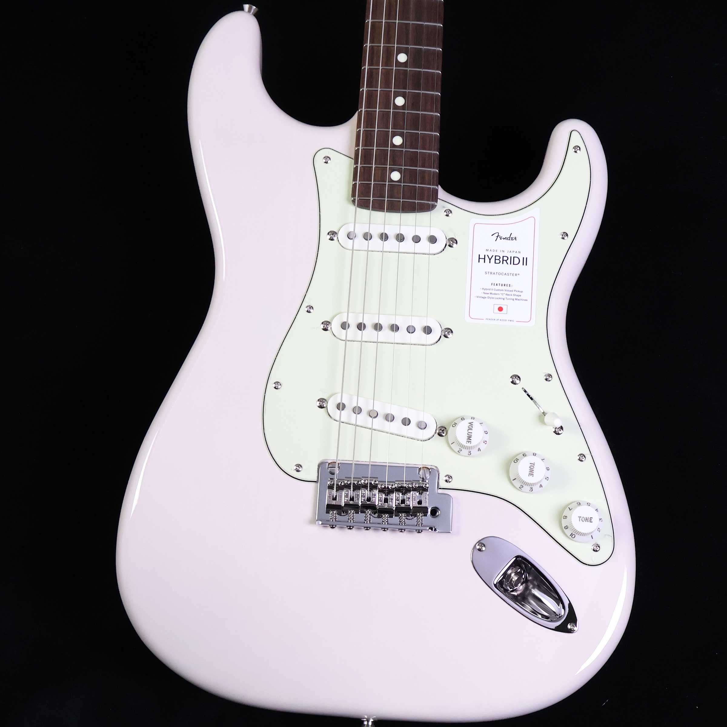 Made in Japan Hybrid II Stratocaster Rosewood Fingerboard US Blonde S/N:JD25026161【特徴】Hybrid II Stratocasterは、定評あるアルダーボディに新設計のHybrid II Custom Voiced Single Coilピックアップを装備し、ヴィンテージスタイルサドル付きの2点支持トレモロシステムを搭載。ヴィンテージロッキングチューナー、Modern "C"シェイプにサテンフィニッシュのネック、9.5インチラジアスの指板とナロートールフレットがスムーズなプレイヤビリティを提供します。より現代的な演奏スタイルに対応したハイブリッドシリーズがさらに進化しました。プレイヤーを選ばない握り込みを実現したモダンCシェイプネック、22フレット使用の採用に加え、抜けにくい構造のPure Tone Jack，キャパシターにはオレンジドロップを使用しています。ナット幅も前モデルよりわずかに狭くなっています。【商品のコンディション】新品・未展示品・メーカー保証付属・現品画像掲載こちらの個体は検品・調整後、専用倉庫にて保管しFender純正箱でお届けする安心の画像現物個体販売品です。【担当者コメント】美しく杢目が透けるUSブロンド、3Plyミントグリーンのピックガードとの組み合わせが色気を感じるモデルです。この商品についての詳しいお問い合わせは TEL：0570-020-025 または「お問い合わせフォーム」よりお願いします。【詳細情報】ボディAlderボディフィニッシュGloss PolyurethaneボディシェイプStratocaster ネックMapleネックフィニッシュSatin Urethane Finish on Back, Gloss Urethane Finish on FrontネックシェイプModern "C"スケール25.5" (648 mm)フィンガーボードRosewoodフィンガーボードラジアス9.5" (241 mm)フレット数22Frets SizeNarrow TallナットBoneナット幅1.650" (42 mm)ポジションインレイWhite DotブリッジピックアップHybrid II Custom Voiced Single Coil Stratocaster ミドルピックアップHybrid II Custom Voiced Single Coil Stratocaster ネックピックアップHybrid II Custom Voiced Single Coil Stratocaster コントロールMaster Volume, Tone 1. (Neck Pickup), Tone 2. (Bridge/Middle Pickup)ピックアップスイッチ5-Position Blade: Position 1. Bridge Pickup, Position 2. Bridge and Middle Pickup, Position 3. Middle Pickup, Position 4. Middle and Neck Pickup, Position 5. Neck PickupピックアップコンフィギュレーションSSSブリッジ2-Point Synchronized Tremolo with Vintage-Style Stamped Steel SaddlesハードウェアフィニッシュNickel/ChromeチューニングマシーンVintage-Style Lockingピックガード3-Ply Mint GreenコントロールノブEggshell重量：3.03kg付属品：ソフトケース、保証書、トレモロアーム、レンチ【ご注意】●メーカー保証付き。メーカー保証期間終了後も島村楽器全店で通常よりもお安く修理、調整いたします。●この商品についての詳しいお問い合わせは TEL：0570-020-025 または「お問い合わせフォーム」よりお願いします。●こちらの商品はミ・ナーラ奈良店でのみ現物をご確認いただけます。未展示品のためご希望の方はミ・ナーラ奈良店スタッフまでお申し付けください。●売却時の商品情報の削除は迅速を心掛けておりますが、万一ご注文後に売り切れとなっておりました場合は誠に申し訳ございませんがご容赦ください。●商品によって、調整等でお届けにお時間をいただく場合がございます。予めご了承ください。■管理コード:0138000792691