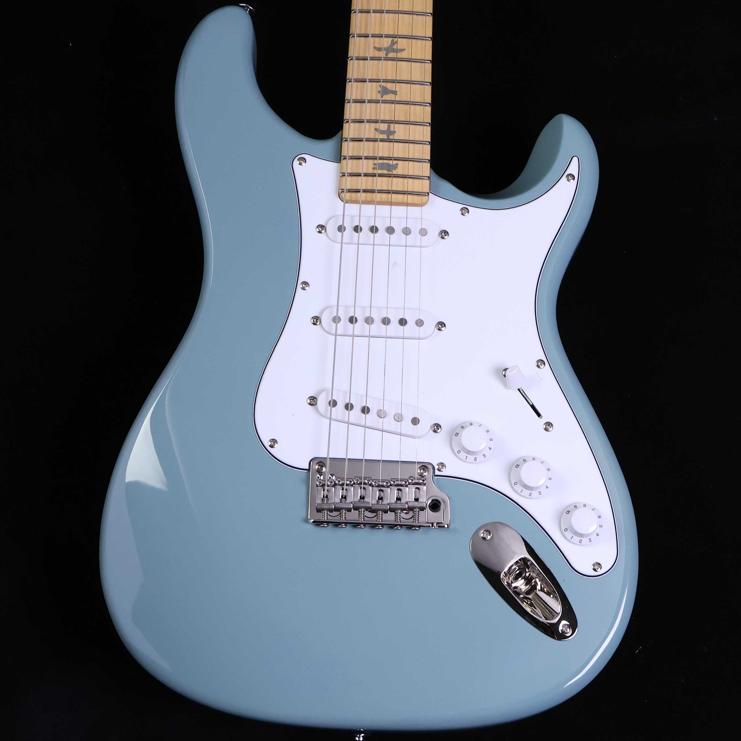 ジョンメイヤー SE Silver Sky Maple Stone Blue S/N:CTIH027806【特徴】2018年にジョン・メイヤーと共同開発によって誕生したオリジナルのSilver SkyのSEヴァージョンとなるSE Silver Skyは、目を引く鮮やかなフィニッシュを纏いつつ、ヴィンテージ・サウンドを彷彿とさせるダイナミックなトーンと高いプレイヤビリティを兼ね備えています。本モデルでは、ポプラ・ボディにボルトオン・メイプル・ネック、PRSの代名詞でもあるバードインレイを施したメイプル指板、22フレット、8.5インチ・ラディアス、そしてオリジナルの635Mシェイプをベースとした25.5インチ・スケールのネックを採用。ピックアップにはUS製Silver Sky同様、芯のある音楽的なサウンドを生み出す635JM “S”を搭載。2点支持のスチール製トレモロ、ボーン・ナット、ヴィンテージ・チューナーは高いチューニングの安定を実現し、従来のPRSのシェイプから左右を反転させたヘッドストック・デザインと、その前面からアクセス可能なPRSオリジナルのダブルアクション・トラス・ロッドも、SE Silver Skyの大きな特徴となっています。【商品のコンディション】新品・未展示品・メーカー保証付属・現品画像掲載こちらの個体は専任担当者による出荷前の弦交換、オイルトリートメントによる指板保湿、ネック調整後最適な弦高でお届けする安心の画像現物個体販売品です。【担当者コメント】SEシルバースカイ メイプル指板にも2025年の新カラーが登場！カラーはローズ指板でも採用されていたストンブルー。指先に感じるサラサラ感が心地よくバードインレイも映えてます。（担当：中井）この商品についての詳しいお問い合わせは TEL：0570-020-025 または「お問い合わせフォーム」よりお願いします。【詳細情報】Body Construction : SolidbodyBody Wood : PoplarTop Carve : Flat TopNumber of Frets : 22Scale Length : 25.5"Neck Wood : MapleNeck Construction : Multi-PlyTruss Rod : PRS Double-ActingNeck Shape : 635JMFretboard Wood : MapleFretboard Radius : 8.5”Fretboard Inlay : Small BirdsHeadstock Logo : Signature "SE"Neck/Body Assembly Type : Bolt-OnBridge : 2-Point Steel TremoloTuners : Vintage-StyleHardware Type : NickelNut : Synthetic BoneTreble Pickup : 635JM “S”Middle Pickup : 635JM “S”Bass Pickup : 635JM “S”Controls : Volume and Two Tone Controls with 5-Way Blade Pickup Switch重量：3.11kg付属品：ギグケース、トレモロアーム、保証書、レンチ＊保証を受ける条件として、PRS製品の新品購入日から起算して30日以内に【PRS製品登録】、またはメールでの「PRS製品登録」を完了いただく必要がございます。【ご注意】●メーカー保証付き。メーカー保証期間終了後も島村楽器全店で通常よりもお安く修理、調整いたします。●この商品についての詳しいお問い合わせは TEL：0570-020-025 または「お問い合わせフォーム」よりお願いします。●こちらの商品はミ・ナーラ奈良店でのみ現物をご確認いただけます。未展示品のためご希望の方はミ・ナーラ奈良店スタッフまでお申し付けください。●売却時の商品情報の削除は迅速を心掛けておりますが、万一ご注文後に売り切れとなっておりました場合は誠に申し訳ございませんがご容赦ください。●商品によって、調整等でお届けにお時間をいただく場合がございます。予めご了承ください。■管理コード:0138000793506