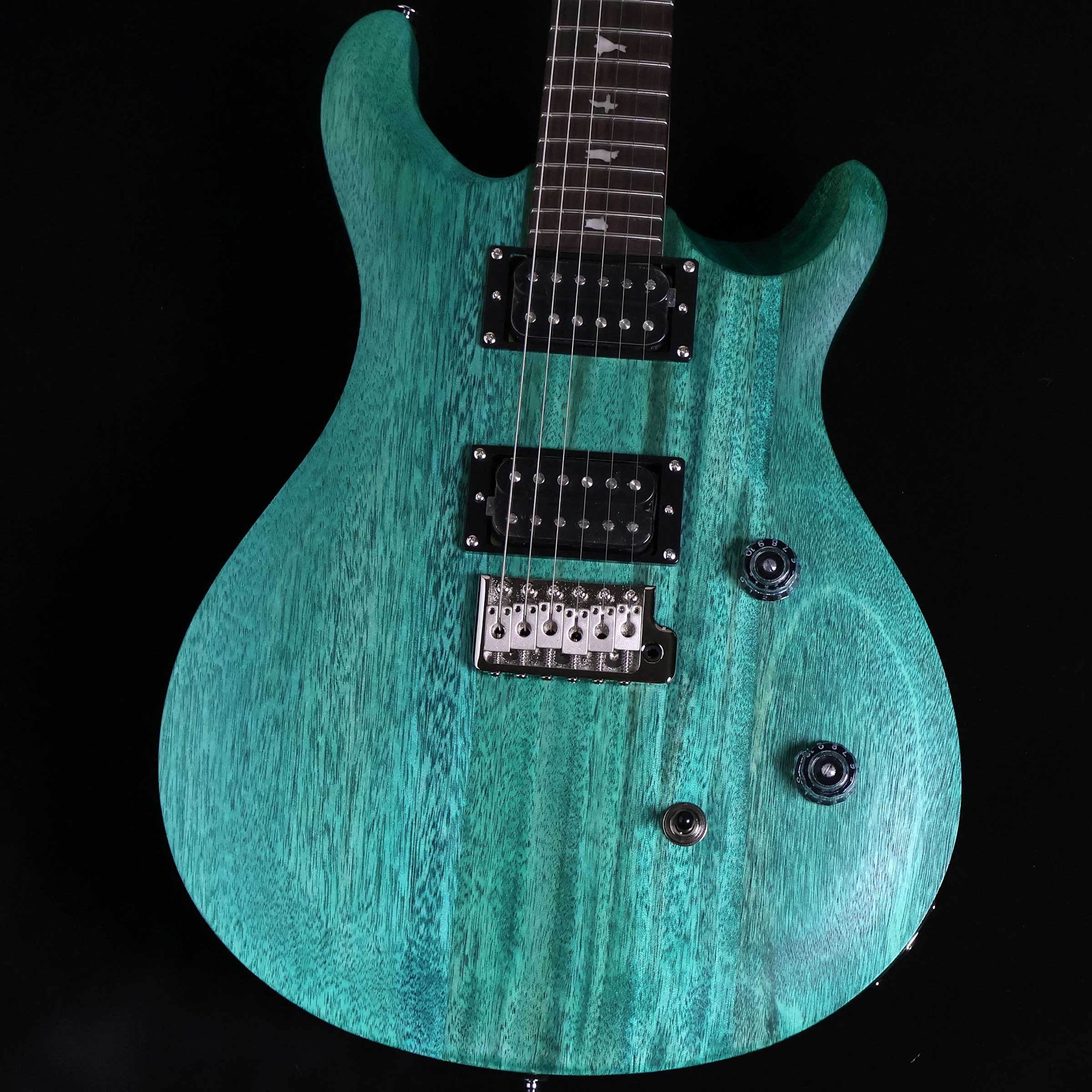 SE CE24 Standard Satin Turquoise S/N:CTIG069777【特徴】オール・マホガニー・ボディに施された薄いサテン・フィニッシュは、弦振動への影響を最小限に抑え、長いサステインを生み出し、セミ・グロス・フィニッシュのメイプル・ネックは高いプレイヤビリティを誇ります。PRS 85/15 “S”ピックアップは、高音域から低音域までクリアでバランスのとれたサウンドを生み出し、プッシュ/プル・トーン・ノブでコイルタップすることにより、ヴァリエーション豊かなサウンドが得られます。一切の妥協を排除して作り上げられたSE CE 24 Standard Satinは、クオリティ・価格の両面において、これからギターを始める人からプロ・ミュージシャンまで、幅広い層のプレイヤーにとって、高いニーズに応えることが出来る新たな選択肢となるでしょう。＊保証を受ける条件として、PRS製品の新品購入日から起算して30日以内に【PRS製品登録】、またはメールでの「PRS製品登録」を完了いただく必要がございます。【商品のコンディション】新品・未展示品・現品画像掲載こちらの個体は専任担当者による出荷前の弦交換、オイルトリートメントによる指板保湿、ネック調整後最適な弦高でお届けする安心の画像現物個体販売品です。【担当者コメント】2024年新モデル。ボルトオン仕様のSE CE24スタンダード。艶消し仕上げのターコイズ。マホボディ、サテン仕上げ、ボルトオンの影響かオープンな鳴りが心地よいモデルです。この商品についての詳しいお問い合わせは TEL：0570-020-025 または「お問い合わせフォーム」よりお願いします。【詳細情報】Body Construction SolidbodyBody Wood MahoganyTop Carve Shallow ViolinNumber of Frets 24Scale Length 25” [635 mm]Neck Wood MapleNeck Construction ScarfedTruss Rod PRS Double-ActingNeck Shape Wide ThinNeck Depthat the Nut 13/16” (20.64mm)Neck Depthat the 12th Fret 57/64” [22.6 mm]Neck Widthat the Nut 1 11/16” [42.85 mm]Neck Widthat the Body 2 1/4inch [57.15 mm]Fretboard Wood RosewoodFretboard Radius 10” [254 mm]Fretboard Inlay BirdsHeadstock Logo Signature “SE”NBA Type Bolt-OnBridge PRS Patented Tremolo, MoldedTuners PRS Designed TunersHardware Type NickelNut PRSTruss Rod Cover “CE”Treble Pickups 85/15 “S”Bass Pickups 85/15 “S”Controls Volume and Push/Pull Tone Controlw/ 3-Way Toggle Pickup Switch重量：3.15kg付属品：ギグケース、トレモロアーム、レンチ,保証書【ご注意】●メーカー保証付き。メーカー保証期間終了後も島村楽器全店で通常よりもお安く修理、調整いたします。●この商品についての詳しいお問い合わせは TEL：0570-020-025 または「お問い合わせフォーム」よりお願いします。●こちらの商品はミ・ナーラ奈良店でのみ現物をご確認いただけます。未展示品のためご希望の方はミ・ナーラ奈良店スタッフまでお申し付けください。●売却時の商品情報の削除は迅速を心掛けておりますが、万一ご注文後に売り切れとなっておりました場合は誠に申し訳ございませんがご容赦ください。●商品によって、調整等でお届けにお時間をいただく場合がございます。予めご了承ください。■管理コード:0138000793520