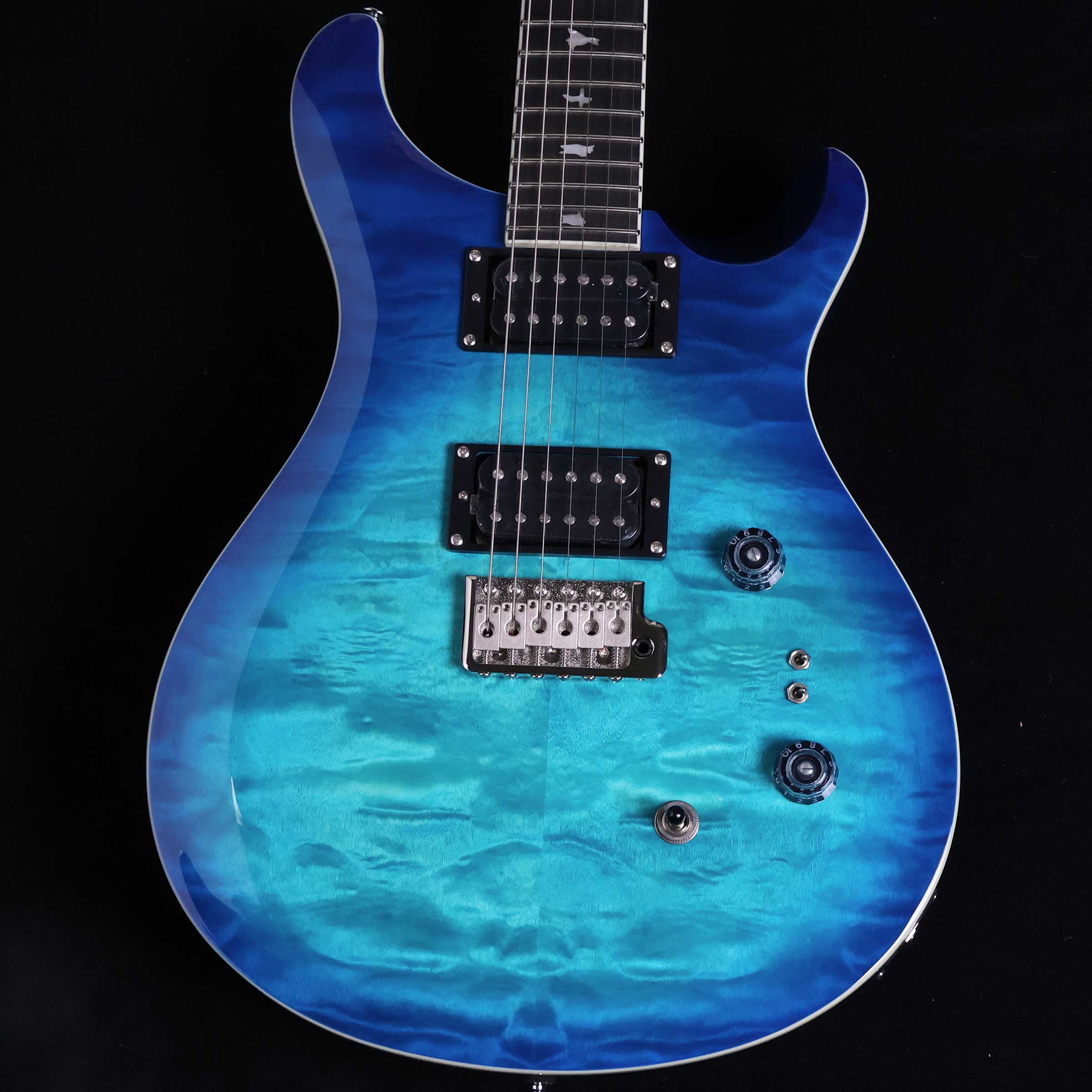 SE Custom24-08 QUilt Package Lake Blue LB S/N:CTIH033323【特徴】SE Custom 24-08 Quiltは、オリジナルのCustom 24のメイプル・トップ、マホガニー・バック、ローズウッド指板、24フレット、25インチ・スケール、バード・インレイ、2基のハムバッカー、ヘッドのシグネチャー・ロゴ、そしてPRSのオリジナル・トレモロといった基本スペックはそのままに、ボディ・トップにベニアのキルト・メイプルが施されています。2つのコイルタップ用のミニトグルスイッチを搭載し、各ピックアップを独立してシングルコイル・サウンドに切り替えられることでSE Custom 24 を上回る8種類のサウンド・ヴァリエーションを実現し、ボディ・トップに鮮やかなベニアのキルト・メイプルが使われています。＊保証を受ける条件として、PRS製品の新品購入日から起算して30日以内に【PRS製品登録】、またはメールでの「PRS製品登録」を完了いただく必要がございます。【商品のコンディション】新品・未展示品・現品画像掲載こちらの個体は専任担当者による出荷前の弦交換、オイルトリートメントによる指板保湿、ネック調整後最適な弦高でお届けする安心の画像現物個体販売品です。【担当者コメント】COREグレードのキルト・ヴェニアをボディ・トップとヘッド・ストックに採用したSE Custom24-08 Quilt Packageの登場です！エボニー指板、ランプシェードノブで高級感がさらに増しています。カラーはS2シリーズでも好評のレイクブルー。この商品についての詳しいお問い合わせは TEL：0570-020-025 または「お問い合わせフォーム」よりお願いします。【詳細情報】Body Construction : SolidbodyTop Wood : MapleVeneer : Quilted MapleBack Wood : MahoganyTop Carve : Shallow ViolinNumber of Frets : 24Scale Length : 25” Neck Wood : MapleNeck Construction : Multi-PlyTruss Rod : PRS Double-ActingNeck Shape : Wide ThinNeck Depth at the Nut : 13/16”Neck Depth at the 12th Fret : 57/64”Neck Width at the Nut : 1 11/16”Neck Width at the Body : 2 1 4”Fretboard Wood : EbonyFretboard Radius : 10”Fretboard Inlay : BirdsHeadstock Logo : Signature “SE”Neck/Body Assemble Type : SetTreble Pickup : TCI “S”Bass Pickup : TCI "S"Controls : Volume and Tone Controls with 3-Way Toggle Pickup Switch & Two Mini-Toggle Coil-Tap SwitchesBridge : PRS Patented TremoloTuners : PRS Designed TunersHardware Type : NickelNut : PRSTruss Cover : “Custom”重量：3.60kg付属品：ギグケース、トレモロアーム、レンチ、保証書【ご注意】●メーカー保証付き。メーカー保証期間終了後も島村楽器全店で通常よりもお安く修理、調整いたします。●この商品についての詳しいお問い合わせは TEL：0570-020-025 または「お問い合わせフォーム」よりお願いします。●こちらの商品はミ・ナーラ奈良店でのみ現物をご確認いただけます。未展示品のためご希望の方はミ・ナーラ奈良店スタッフまでお申し付けください。●売却時の商品情報の削除は迅速を心掛けておりますが、万一ご注文後に売り切れとなっておりました場合は誠に申し訳ございませんがご容赦ください。●商品によって、調整等でお届けにお時間をいただく場合がございます。予めご了承ください。■管理コード:0138000793544