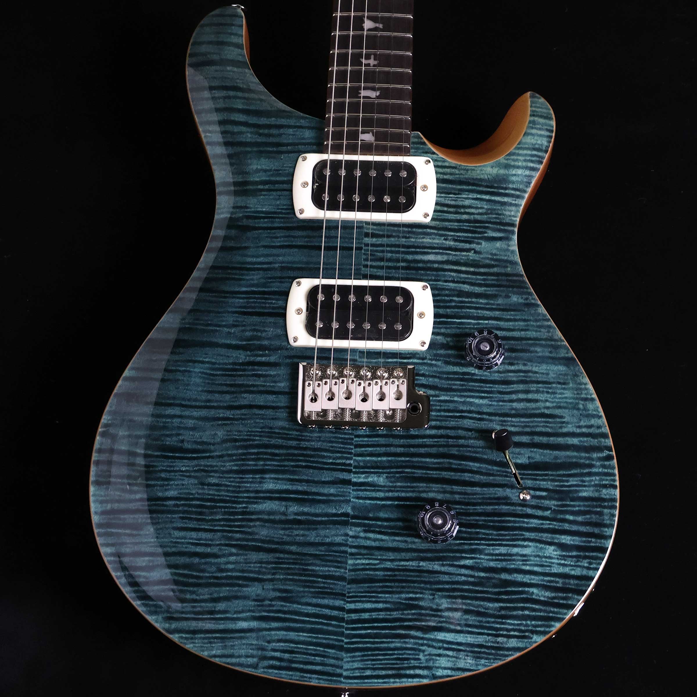SE Custom24 Slate Blue SB S/N:H049935【特徴】数多くのミュージシャンから愛用されているSE Custom 24は、マホガニー・バック、メイプル・トップのボディ、Wide Thinカーブのメイプル・ネック、ローズウッド指板、バード・インレイを合わせ、PRSデザインのトレモロ・ブリッジを装備。ボリューム、プッシュ/プル・タイプのトーン・コントロール、3ウェイ・ブレード・ピックアップ・セレクターを備えた85/15 “S”を搭載し、低音から高音まで明瞭で美しいサウンドが得られます。 SE Custom 24は、クラシカルな中にモダンさを兼ね備え、高い耐久性、多彩なトーンを兼ね備えた1本です。＊保証を受ける条件として、PRS製品の新品購入日から起算して30日以内に【PRS製品登録】、またはメールでの「PRS製品登録」を完了いただく必要がございます。【商品のコンディション】新品・未展示品・現品画像掲載こちらの個体は専任担当者による出荷前の弦交換、オイルトリートメントによる指板保湿、ネック調整後最適な弦高でお届けする安心の画像現物個体販売品です。【担当者コメント】2025年の新カラー Slate Blue。ペグの軽量化を目指した樹脂製のウイングボタンやピックアップリングの形状などさらなるアップデートが加わりました。この商品についての詳しいお問い合わせは TEL：0570-020-025 または「お問い合わせフォーム」よりお願いします。【詳細情報】Body Construction : SolidbodyVeneer : Flame MapleTop Wood : MapleBack Wood : MahoganyTop Carve : Shallow ViolinNumber of Frets : 24Scale Length : 25"Neck Wood : MapleNeck Construction : Multi-PlyTruss Rod : PRS Double-ActingNeck Shape Wide : ThinNeck Depth At The Nut : 13/16"Width Of Fretboard At The Nut : 1 11/16"Width Of Fretboard At The Body : 2 1/4"Fretboard Wood : RosewoodFretboard Radius : 10"Fretboard Inlay : BirdsHeadstock Logo : Signature "SE"Neck/Body Assembly Type : SetBridge : PRS Patented Tremolo, MoldedTuners : PRS Designed TunersHardware Type : NickelNut : PRSTruss Rod Cover : "Custom"Treble Pickup : 85/15 “S”Bass Pickup : 85/15 “S”Controls : Volume and Push/Pull Tone Control with 3-Way Blade Pickup Switch重量：3.49kg付属品：ギグケース、トレモロアーム、レンチ、保証書【ご注意】●メーカー保証付き。メーカー保証期間終了後も島村楽器全店で通常よりもお安く修理、調整いたします。●この商品についての詳しいお問い合わせは TEL：0570-020-025 または「お問い合わせフォーム」よりお願いします。●こちらの商品はミ・ナーラ奈良店でのみ現物をご確認いただけます。未展示品のためご希望の方はミ・ナーラ奈良店スタッフまでお申し付けください。●売却時の商品情報の削除は迅速を心掛けておりますが、万一ご注文後に売り切れとなっておりました場合は誠に申し訳ございませんがご容赦ください。●商品によって、調整等でお届けにお時間をいただく場合がございます。予めご了承ください。■管理コード:0138000794190