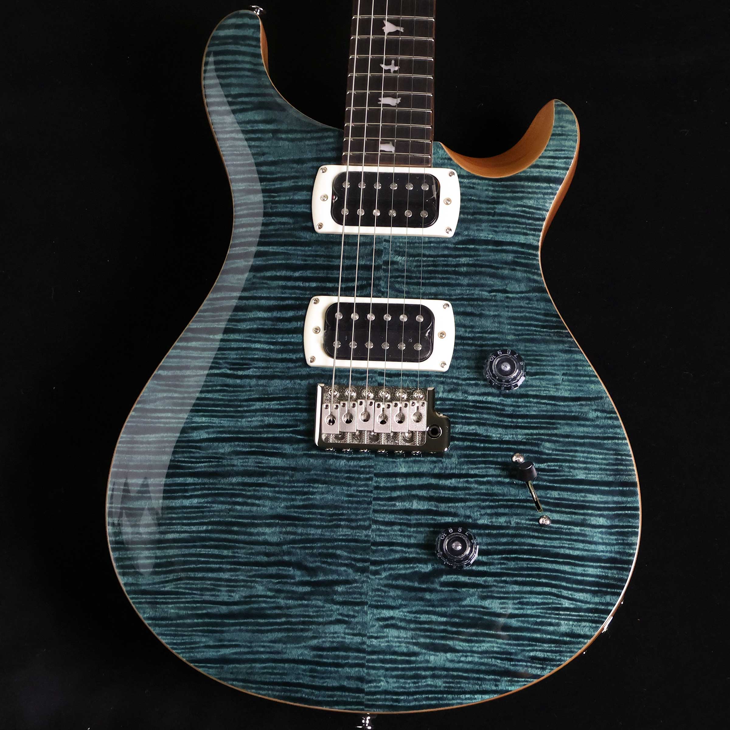SE Custom24 Slate Blue SB S/N:H049769【特徴】数多くのミュージシャンから愛用されているSE Custom 24は、マホガニー・バック、メイプル・トップのボディ、Wide Thinカーブのメイプル・ネック、ローズウッド指板、バード・インレイを合わせ、PRSデザインのトレモロ・ブリッジを装備。ボリューム、プッシュ/プル・タイプのトーン・コントロール、3ウェイ・ブレード・ピックアップ・セレクターを備えた85/15 “S”を搭載し、低音から高音まで明瞭で美しいサウンドが得られます。 SE Custom 24は、クラシカルな中にモダンさを兼ね備え、高い耐久性、多彩なトーンを兼ね備えた1本です。＊保証を受ける条件として、PRS製品の新品購入日から起算して30日以内に【PRS製品登録】、またはメールでの「PRS製品登録」を完了いただく必要がございます。【商品のコンディション】新品・未展示品・現品画像掲載こちらの個体は専任担当者による出荷前の弦交換、オイルトリートメントによる指板保湿、ネック調整後最適な弦高でお届けする安心の画像現物個体販売品です。【担当者コメント】2025年の新カラー Slate Blue。ペグの軽量化を目指した樹脂製のウイングボタンやピックアップリングの形状などさらなるアップデートが加わりました。この商品についての詳しいお問い合わせは TEL：0570-020-025 または「お問い合わせフォーム」よりお願いします。【詳細情報】Body Construction : SolidbodyVeneer : Flame MapleTop Wood : MapleBack Wood : MahoganyTop Carve : Shallow ViolinNumber of Frets : 24Scale Length : 25"Neck Wood : MapleNeck Construction : Multi-PlyTruss Rod : PRS Double-ActingNeck Shape Wide : ThinNeck Depth At The Nut : 13/16"Width Of Fretboard At The Nut : 1 11/16"Width Of Fretboard At The Body : 2 1/4"Fretboard Wood : RosewoodFretboard Radius : 10"Fretboard Inlay : BirdsHeadstock Logo : Signature "SE"Neck/Body Assembly Type : SetBridge : PRS Patented Tremolo, MoldedTuners : PRS Designed TunersHardware Type : NickelNut : PRSTruss Rod Cover : "Custom"Treble Pickup : 85/15 “S”Bass Pickup : 85/15 “S”Controls : Volume and Push/Pull Tone Control with 3-Way Blade Pickup Switch重量：3.42kg付属品：ギグケース、トレモロアーム、レンチ、保証書【ご注意】●メーカー保証付き。メーカー保証期間終了後も島村楽器全店で通常よりもお安く修理、調整いたします。●この商品についての詳しいお問い合わせは TEL：0570-020-025 または「お問い合わせフォーム」よりお願いします。●こちらの商品はミ・ナーラ奈良店でのみ現物をご確認いただけます。未展示品のためご希望の方はミ・ナーラ奈良店スタッフまでお申し付けください。●売却時の商品情報の削除は迅速を心掛けておりますが、万一ご注文後に売り切れとなっておりました場合は誠に申し訳ございませんがご容赦ください。●商品によって、調整等でお届けにお時間をいただく場合がございます。予めご了承ください。■管理コード:0138000794213