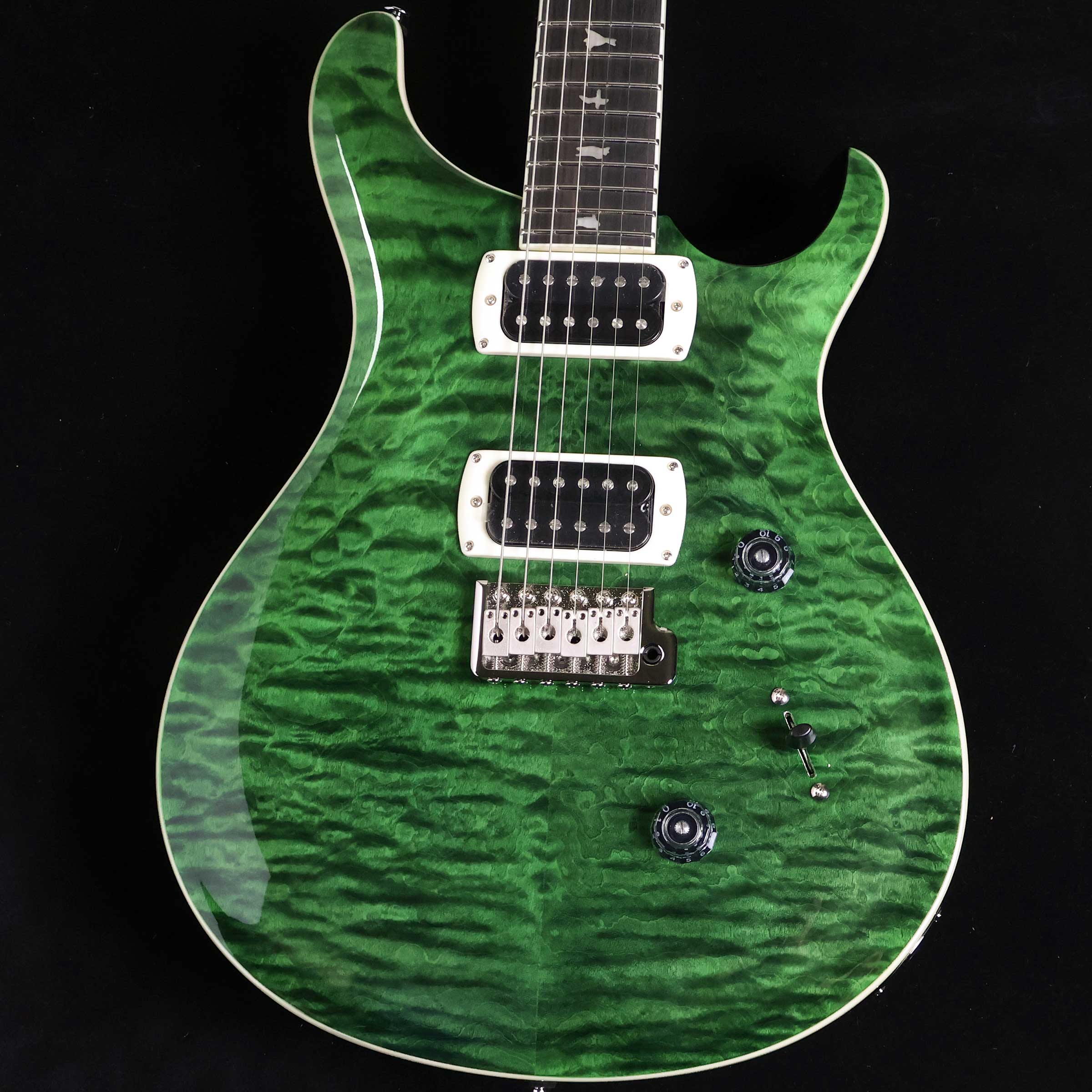 SE Custom24 Quilt Package Teal Black TK S/N:CTH053993【特徴】PRS SE Custom 24 Quiltは、COREグレードのキルト・ヴェニアをボディ・トップとヘッド・ストックに採用。これにより高い機能性を持つSE Custom 24のルックスがグレードアップされました。24フレット、25インチ・スケール、ワイド・シン・メイプルネックを採用しているこのモデルでは、快適なプレイヤビリティと、85/15 “S” ピックアップ、3-way ブレード・スイッチ、プッシュ・プル・トーンノブの組み合わせによる幅広いサウンド・メイキングを実現。＊保証を受ける条件として、PRS製品の新品購入日から起算して30日以内に【PRS製品登録】、またはメールでの「PRS製品登録」を完了いただく必要がございます。【商品のコンディション】新品・未展示品・現品画像掲載こちらの個体は専任担当者による出荷前の弦交換、オイルトリートメントによる指板保湿、ネック調整後最適な弦高でお届けする安心の画像現物個体販売品です。【担当者コメント】ボディトップにCoreグレードのキルトメイプルを使用したモデル。 指板もエボニーを採用しています。2025年新カラーのティールブラック。ティールは和名で鴨の羽色となる青緑色に黒を加えた深みと落ち着きのある緑に仕上がっています。初代ドラゴンにも採用されたカラー名です。ペグの軽量化を目指した樹脂製のウイングボタンやピックアップリングの形状などさらなるアップデートが加わりました。（担当：中井）この商品についての詳しいお問い合わせは TEL：0570-020-025 または「お問い合わせフォーム」よりお願いします。【詳細情報】BODYBody Construction SolidbodyTop Wood MapleVenner Quilted MapleBack Wood MahoganyTop Carve Shallow ViolinNECKNumber of Frets 24Scale Length 25”Neck Wood MapleNeck Construction ScarfedTruss Rod PRS Double-ActingNeck Shape Wide ThinNeck Depthat the Nut 13/16” (20.64mm)Neck Depthat the 12th Fret 57/64” [22.6 mm]Neck Widthat the Nut 1 11/16” [42.85 mm]Neck Widthat the Body 2 1 4” [57.15 mm]Fretboard Wood EbonyFretboard Radius 10”Fretboard Inlay BirdsHeadstock Logo Signature “SE”NECK/BODY ASSEMBLYNBA Type SetHARDWAREBridge PRS Patented Tremolo, MoldedTuners PRS Designed TunersHardware Type NickelNut PRSNut “Custom”ELECTRONICSTreble Pickups 85/15 “S”Bass Pickups 85/15 “S”Controls Volume and Push/Pull Control w/ 3-Way Blade Pickup Switch重量：3.56kg付属品：ギグケース、トレモロアーム、レンチ,保証書【ご注意】●メーカー保証付き。メーカー保証期間終了後も島村楽器全店で通常よりもお安く修理、調整いたします。●この商品についての詳しいお問い合わせは TEL：0570-020-025 または「お問い合わせフォーム」よりお願いします。●こちらの商品はミ・ナーラ奈良店でのみ現物をご確認いただけます。未展示品のためご希望の方はミ・ナーラ奈良店スタッフまでお申し付けください。●売却時の商品情報の削除は迅速を心掛けておりますが、万一ご注文後に売り切れとなっておりました場合は誠に申し訳ございませんがご容赦ください。●商品によって、調整等でお届けにお時間をいただく場合がございます。予めご了承ください。■管理コード:0138000794220