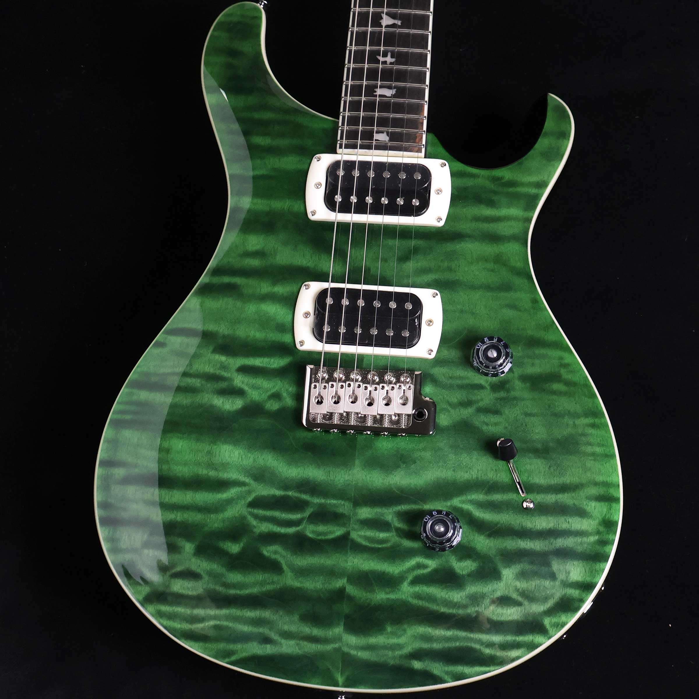 SE Custom24 Quilt Package Teal Black TK S/N:CTH057248【特徴】PRS SE Custom 24 Quiltは、COREグレードのキルト・ヴェニアをボディ・トップとヘッド・ストックに採用。これにより高い機能性を持つSE Custom 24のルックスがグレードアップされました。24フレット、25インチ・スケール、ワイド・シン・メイプルネックを採用しているこのモデルでは、快適なプレイヤビリティと、85/15 “S” ピックアップ、3-way ブレード・スイッチ、プッシュ・プル・トーンノブの組み合わせによる幅広いサウンド・メイキングを実現。＊保証を受ける条件として、PRS製品の新品購入日から起算して30日以内に【PRS製品登録】、またはメールでの「PRS製品登録」を完了いただく必要がございます。【商品のコンディション】新品・未展示品・現品画像掲載こちらの個体は専任担当者による出荷前の弦交換、オイルトリートメントによる指板保湿、ネック調整後最適な弦高でお届けする安心の画像現物個体販売品です。【担当者コメント】ボディトップにCoreグレードのキルトメイプルを使用したモデル。 指板もエボニーを採用しています。2025年新カラーのティールブラック。ティールは和名で鴨の羽色となる青緑色に黒を加えた深みと落ち着きのある緑に仕上がっています。初代ドラゴンにも採用されたカラー名です。ペグの軽量化を目指した樹脂製のウイングボタンやピックアップリングの形状などさらなるアップデートが加わりました。（担当：中井）この商品についての詳しいお問い合わせは TEL：0570-020-025 または「お問い合わせフォーム」よりお願いします。【詳細情報】BODYBody Construction SolidbodyTop Wood MapleVenner Quilted MapleBack Wood MahoganyTop Carve Shallow ViolinNECKNumber of Frets 24Scale Length 25”Neck Wood MapleNeck Construction ScarfedTruss Rod PRS Double-ActingNeck Shape Wide ThinNeck Depthat the Nut 13/16” (20.64mm)Neck Depthat the 12th Fret 57/64” [22.6 mm]Neck Widthat the Nut 1 11/16” [42.85 mm]Neck Widthat the Body 2 1 4” [57.15 mm]Fretboard Wood EbonyFretboard Radius 10”Fretboard Inlay BirdsHeadstock Logo Signature “SE”NECK/BODY ASSEMBLYNBA Type SetHARDWAREBridge PRS Patented Tremolo, MoldedTuners PRS Designed TunersHardware Type NickelNut PRSNut “Custom”ELECTRONICSTreble Pickups 85/15 “S”Bass Pickups 85/15 “S”Controls Volume and Push/Pull Control w/ 3-Way Blade Pickup Switch重量：3.55kg付属品：ギグケース、トレモロアーム、レンチ,保証書【ご注意】●メーカー保証付き。メーカー保証期間終了後も島村楽器全店で通常よりもお安く修理、調整いたします。●この商品についての詳しいお問い合わせは TEL：0570-020-025 または「お問い合わせフォーム」よりお願いします。●こちらの商品はミ・ナーラ奈良店でのみ現物をご確認いただけます。未展示品のためご希望の方はミ・ナーラ奈良店スタッフまでお申し付けください。●売却時の商品情報の削除は迅速を心掛けておりますが、万一ご注文後に売り切れとなっておりました場合は誠に申し訳ございませんがご容赦ください。●商品によって、調整等でお届けにお時間をいただく場合がございます。予めご了承ください。■管理コード:0138000794237