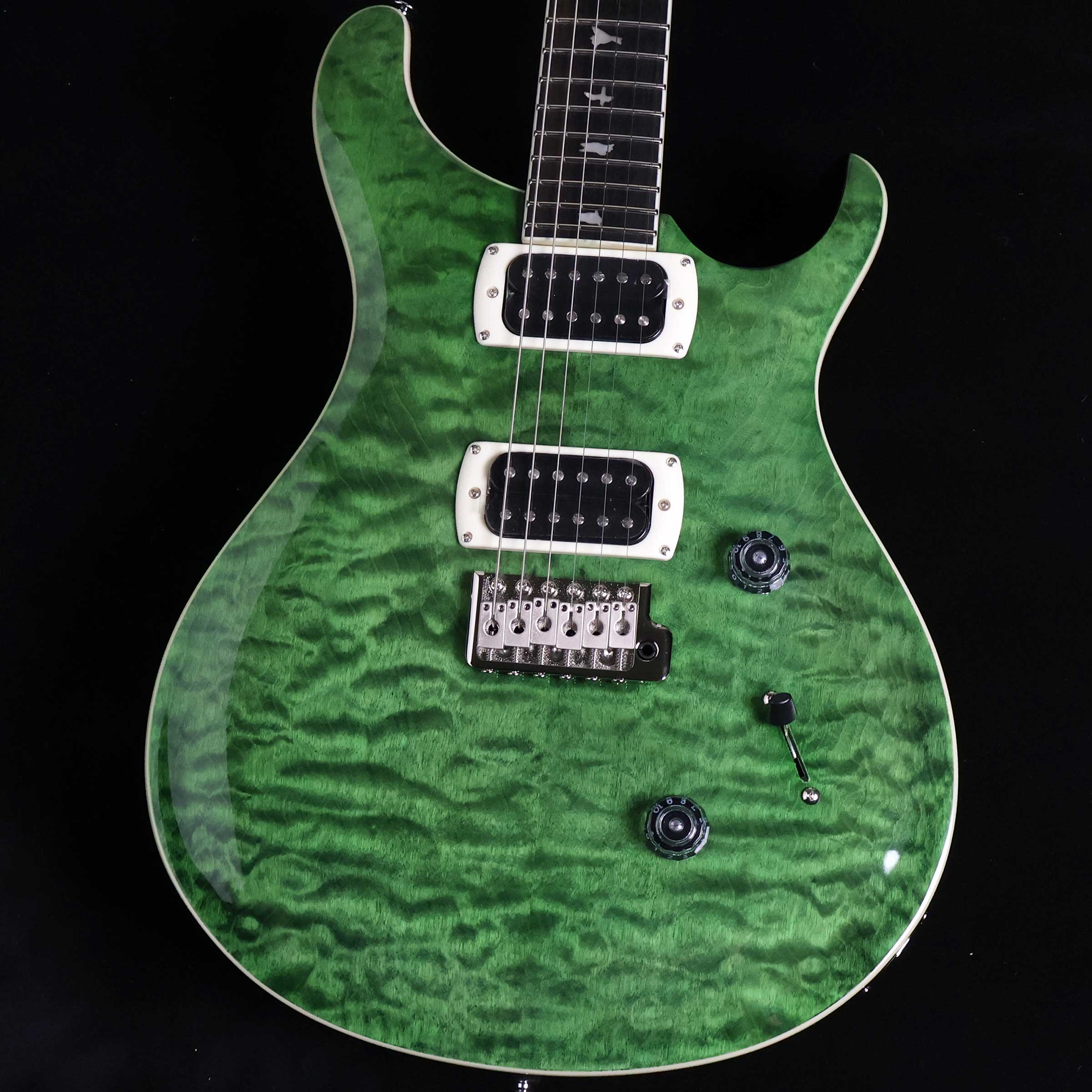 SE Custom24 Quilt Package Teal Black TK S/N:CTH057158【特徴】PRS SE Custom 24 Quiltは、COREグレードのキルト・ヴェニアをボディ・トップとヘッド・ストックに採用。これにより高い機能性を持つSE Custom 24のルックスがグレードアップされました。24フレット、25インチ・スケール、ワイド・シン・メイプルネックを採用しているこのモデルでは、快適なプレイヤビリティと、85/15 “S” ピックアップ、3-way ブレード・スイッチ、プッシュ・プル・トーンノブの組み合わせによる幅広いサウンド・メイキングを実現。＊保証を受ける条件として、PRS製品の新品購入日から起算して30日以内に【PRS製品登録】、またはメールでの「PRS製品登録」を完了いただく必要がございます。【商品のコンディション】新品・未展示品・現品画像掲載こちらの個体は専任担当者による出荷前の弦交換、オイルトリートメントによる指板保湿、ネック調整後最適な弦高でお届けする安心の画像現物個体販売品です。【担当者コメント】ボディトップにCoreグレードのキルトメイプルを使用したモデル。 指板もエボニーを採用しています。2025年新カラーのティールブラック。ティールは和名で鴨の羽色となる青緑色に黒を加えた深みと落ち着きのある緑に仕上がっています。初代ドラゴンにも採用されたカラー名です。ペグの軽量化を目指した樹脂製のウイングボタンやピックアップリングの形状などさらなるアップデートが加わりました。（担当：中井）この商品についての詳しいお問い合わせは TEL：0570-020-025 または「お問い合わせフォーム」よりお願いします。【詳細情報】BODYBody Construction SolidbodyTop Wood MapleVenner Quilted MapleBack Wood MahoganyTop Carve Shallow ViolinNECKNumber of Frets 24Scale Length 25”Neck Wood MapleNeck Construction ScarfedTruss Rod PRS Double-ActingNeck Shape Wide ThinNeck Depthat the Nut 13/16” (20.64mm)Neck Depthat the 12th Fret 57/64” [22.6 mm]Neck Widthat the Nut 1 11/16” [42.85 mm]Neck Widthat the Body 2 1 4” [57.15 mm]Fretboard Wood EbonyFretboard Radius 10”Fretboard Inlay BirdsHeadstock Logo Signature “SE”NECK/BODY ASSEMBLYNBA Type SetHARDWAREBridge PRS Patented Tremolo, MoldedTuners PRS Designed TunersHardware Type NickelNut PRSNut “Custom”ELECTRONICSTreble Pickups 85/15 “S”Bass Pickups 85/15 “S”Controls Volume and Push/Pull Control w/ 3-Way Blade Pickup Switch重量：3.59kg付属品：ギグケース、トレモロアーム、レンチ,保証書【ご注意】●メーカー保証付き。メーカー保証期間終了後も島村楽器全店で通常よりもお安く修理、調整いたします。●この商品についての詳しいお問い合わせは TEL：0570-020-025 または「お問い合わせフォーム」よりお願いします。●こちらの商品はミ・ナーラ奈良店でのみ現物をご確認いただけます。未展示品のためご希望の方はミ・ナーラ奈良店スタッフまでお申し付けください。●売却時の商品情報の削除は迅速を心掛けておりますが、万一ご注文後に売り切れとなっておりました場合は誠に申し訳ございませんがご容赦ください。●商品によって、調整等でお届けにお時間をいただく場合がございます。予めご了承ください。■管理コード:0138000794244