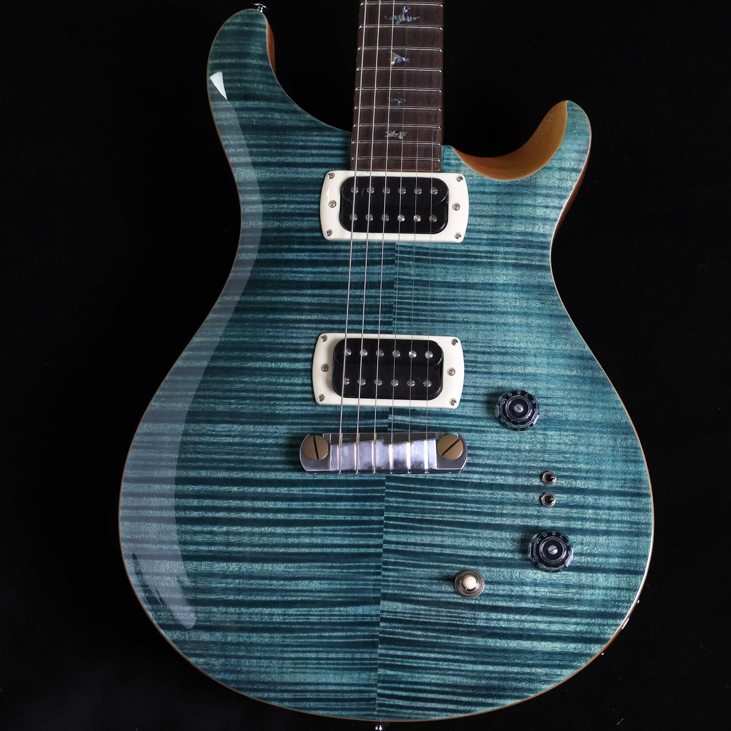 SE Paul's Guitar Slate Blue S/N：CTIH050018【特徴】SE Paul’s Guitarはトーンや多様性をはじめ、たくさんの「PRS」がつまっています。TCI”S”トレブル/ベース・ピックアップは、ピュアなヴィンテージ・サウンドを奏でます。また、ボリュームノブとトーンノブの間に2つのミニ・トグル・スイッチを搭載しています。このセットアップで、どちらか1基、もしくは両方のピックアップを正確なシングルコイル・モードに変えることができ、シングルコイル、ハムバック両方のポジションでヴィンテージのシングルコイル・トーンの明瞭さとユニークさを出すことができます。これはPrivate StockやCore製品以外で初めて作られた電子回路のスタイルです。＊保証を受ける条件として、PRS製品の新品購入日から起算して30日以内に【PRS製品登録】、またはメールでの「PRS製品登録」を完了いただく必要がございます。【商品のコンディション】新品・未展示品・現品画像掲載こちらの個体は専任担当者による出荷前の弦交換、オイルトリートメントによる指板保湿、ネック調整後最適な弦高でお届けする安心の画像現物個体販売品です。【担当者コメント】随所にPaul本人のこだわりが詰まったモデル。握りごたえがあるネックに各PU独立したタップが可能！軽量に仕上がってるのも注目ポイント！ペグボタンの形状も変更されました。2025年新カラーのスレートブルーが加わりました！（担当：中井）この商品についての詳しいお問い合わせは TEL：0570-020-025 または「お問い合わせフォーム」よりお願いします。【詳細情報】Body Construction : SolidbodyVeneer : Flame MapleTop Wood : MapleBack Wood : MahoganyTop Carve : Shallow ViolinNumber of Frets : 22Scale Length : 25"Neck Wood : MahoganyNeck Construction : Multi-PlyTruss Rod : PRS Double-ActingNeck Shape : Wide FatNeck Depth At The Nut : 7/8"Width Of Fretboard At The Nut : 1 11/16"Width Of Fretboard At The Body : 2 1/4"Fretboard Wood : RosewoodFretboard Radius : 10"Fretboard Inlay : BirdsHeadstock Logo : Signature "SE", DecalNeck/Body Assembly Type : SetBridge : PRS Stoptail w/ Brass InsertsTuners : Vintage-StyleHardware Type : NickelNut : PRSTreble Pickup : TCI “S”Bass Pickup : TCI "S"Controls : Volume and Tone Controls with 3-Way Toggle Pickup Switch & Two Mini-Toggle Coil-Split SwitchesPickup Switch Positions重量：3.09kg付属品：ギグケース、レンチ、保証書【ご注意】●メーカー保証付き。メーカー保証期間終了後も島村楽器全店で通常よりもお安く修理、調整いたします。●この商品についての詳しいお問い合わせは TEL：0570-020-025 または「お問い合わせフォーム」よりお願いします。●こちらの商品はミ・ナーラ奈良店でのみ現物をご確認いただけます。未展示品のためご希望の方はミ・ナーラ奈良店スタッフまでお申し付けください。●売却時の商品情報の削除は迅速を心掛けておりますが、万一ご注文後に売り切れとなっておりました場合は誠に申し訳ございませんがご容赦ください。●商品によって、調整等でお届けにお時間をいただく場合がございます。予めご了承ください。■管理コード:0138000794268