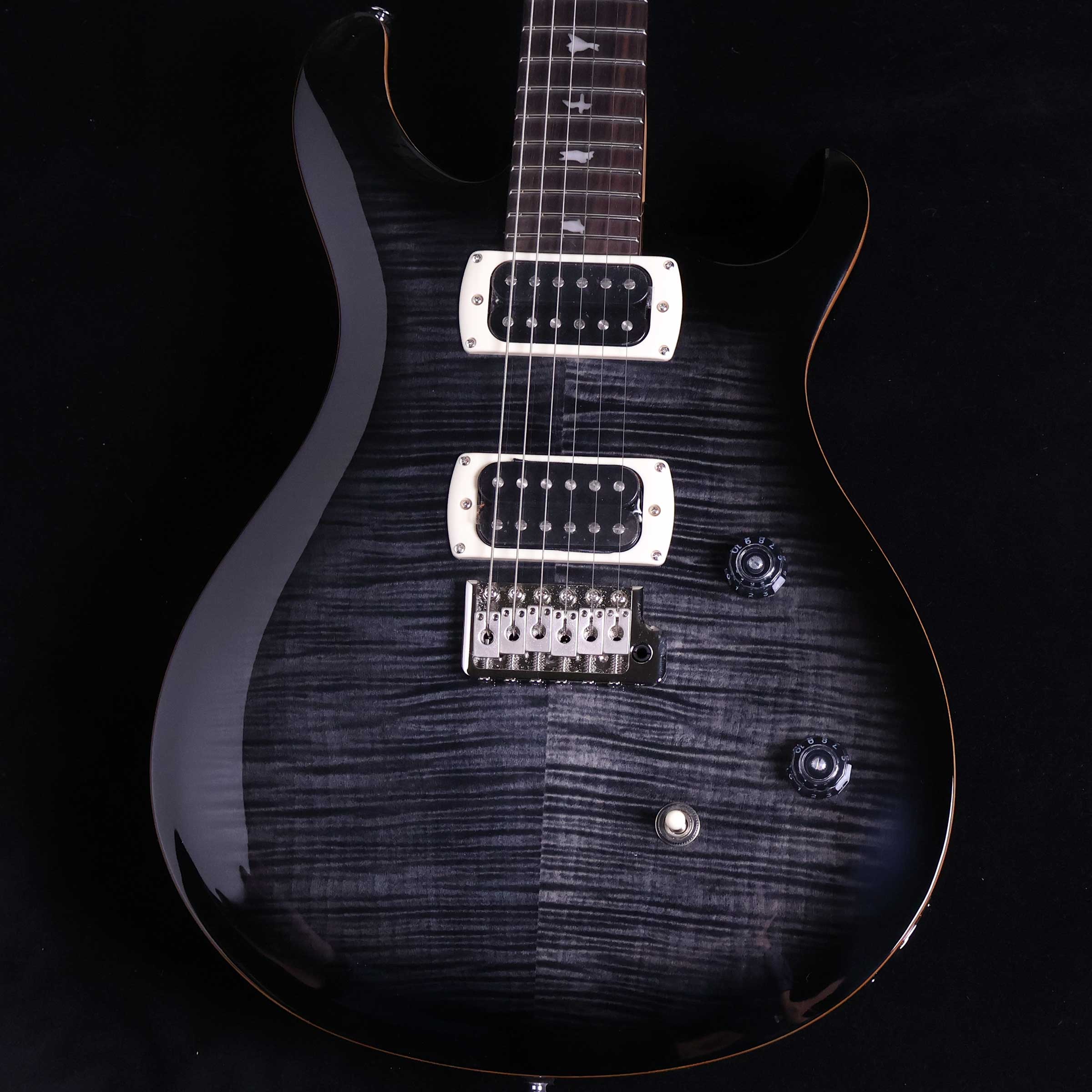 SE CE24 Charcoal Burst S/N:CTIH047693【特徴】PRS SE CE 24はCustom 24同様メイプル・トップ、マホガニー・バック、ローズウッド指板・メイプルネックを採用した、ボルト・オン・ネックのモデルです。クラシックなサウンドに、PRSのモダンなテイストを加えたCEは、 低音域から高音域までクリアなサウンドが出せる85/15 “S”ピックアップを搭載し、コイル・タップによる幅広いサウンド・メイキングも大きな特徴のひとつです。ヴェニアに美しいフレイム・メイプル・トップを採用したSE CE 24は、豊かなトーン、快適なプレイヤビリティを兼ね備えた、様々なジャンルそしてプレイヤーに合うモデルです。1988年のCEシリーズ誕生以来、SEシリーズでのラインナップは今回が初となります。＊保証を受ける条件として、PRS製品の新品購入日から起算して30日以内に【PRS製品登録】、またはメールでの「PRS製品登録」を完了いただく必要がございます。【商品のコンディション】新品・未展示品・現品画像掲載こちらの個体は専任担当者による出荷前の弦交換、オイルトリートメントによる指板保湿、ネック調整後最適な弦高でお届けする安心の画像現物個体販売品です。【担当者コメント】ボルトオン仕様でネック裏はサテン仕上げのSE CE24　SE Custom24でも好評だったチャコールバーストです。ペグの軽量化を目指した樹脂製のウイングボタンやピックアップリングの形状などさらなるアップデートが加わりました。（担当：中井）この商品についての詳しいお問い合わせは TEL：0570-020-025 または「お問い合わせフォーム」よりお願いします。【詳細情報】BODYBody Construction SolidbodyTop Wood MapleVenner Flame MapleBack Wood MahoganyTop Carve Shallow ViolinNECKNumber of Frets Shallow ViolinScale Length 25” [635 mm]Neck Wood MapleNeck Construction ScarfedTruss Rod PRS Double-ActingNeck Shape Wide ThinNeck Depthat the Nut 13/16” (20.64mm)Neck Deptat the 12th Fret 57/64” [22.6 mm]Neck Widthat the Nut 1 11/16” [42.85 mm]Neck Widthat the Body 2 1 4” [57.15 mm]Fretboard Wood RosewoodFretboard Radius 10” [254 mm]Fretboard Inlay BirdsHeadstock Veneer BlackHeadstock Logo Signature “SE”NECK/BODY ASSEMBLYNBA Type Bolt-OnHARDWAREBridge PRS Patented Tremolo, MoldedTuners PRS Designed TunersHardware Type NickelNut PRSNut “CE”ELECTRONICSTreble Pickups 85/15 “S”Bass Pickups 85/15 “S”Controls Volume and Push/Pull Control w/ 3-Way Toggle Pickup Switch重量：3.41kg付属品：ギグケース、トレモロアーム、レンチ,保証書【ご注意】●メーカー保証付き。メーカー保証期間終了後も島村楽器全店で通常よりもお安く修理、調整いたします。●この商品についての詳しいお問い合わせは TEL：0570-020-025 または「お問い合わせフォーム」よりお願いします。●こちらの商品はミ・ナーラ奈良店でのみ現物をご確認いただけます。未展示品のためご希望の方はミ・ナーラ奈良店スタッフまでお申し付けください。●売却時の商品情報の削除は迅速を心掛けておりますが、万一ご注文後に売り切れとなっておりました場合は誠に申し訳ございませんがご容赦ください。●商品によって、調整等でお届けにお時間をいただく場合がございます。予めご了承ください。■管理コード:0138000794305