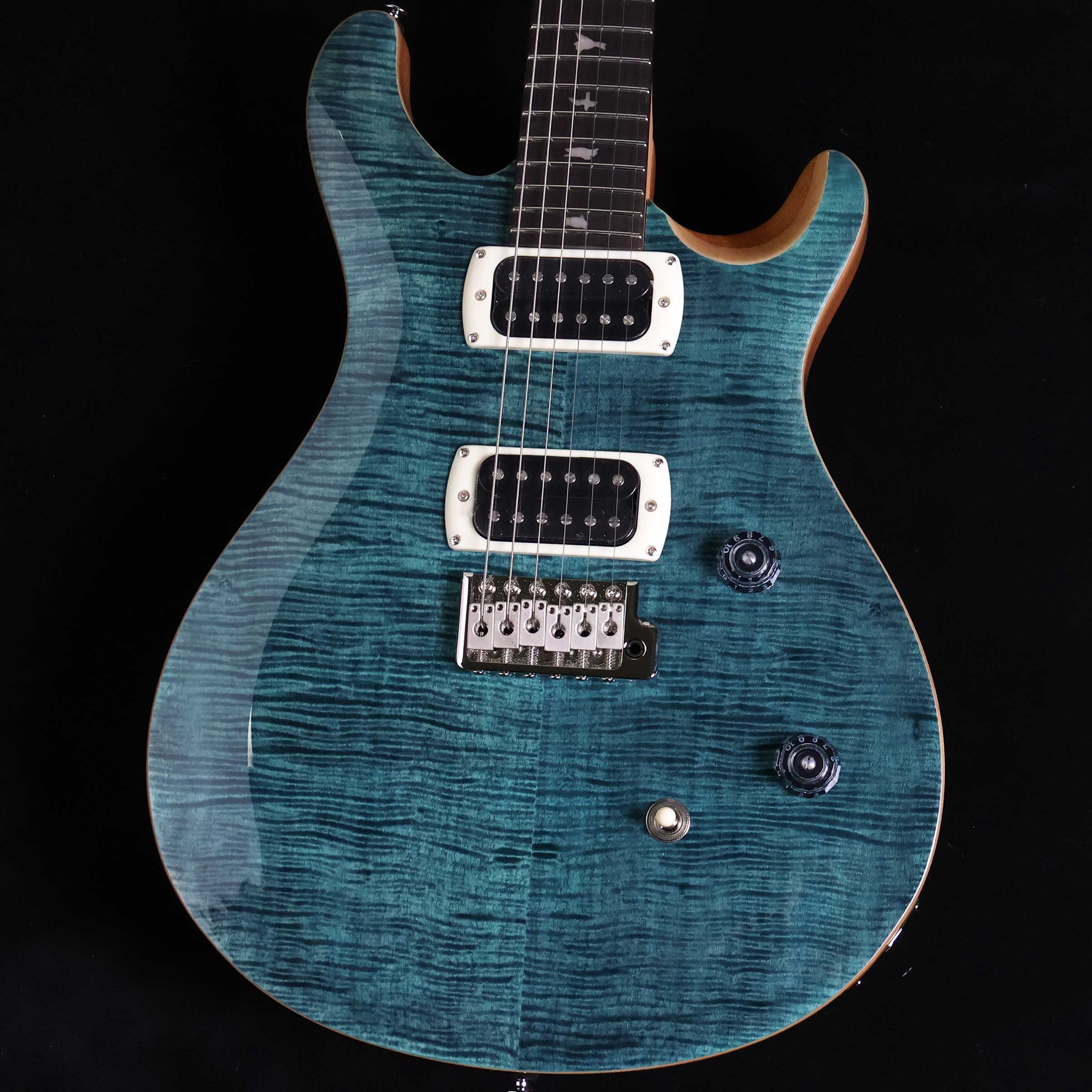 SE CE24 Slate Blue S/N:CTIH056953【特徴】PRS SE CE 24はCustom 24同様メイプル・トップ、マホガニー・バック、ローズウッド指板・メイプルネックを採用した、ボルト・オン・ネックのモデルです。クラシックなサウンドに、PRSのモダンなテイストを加えたCEは、 低音域から高音域までクリアなサウンドが出せる85/15 “S”ピックアップを搭載し、コイル・タップによる幅広いサウンド・メイキングも大きな特徴のひとつです。ヴェニアに美しいフレイム・メイプル・トップを採用したSE CE 24は、豊かなトーン、快適なプレイヤビリティを兼ね備えた、様々なジャンルそしてプレイヤーに合うモデルです。1988年のCEシリーズ誕生以来、SEシリーズでのラインナップは今回が初となります。＊保証を受ける条件として、PRS製品の新品購入日から起算して30日以内に【PRS製品登録】、またはメールでの「PRS製品登録」を完了いただく必要がございます。【商品のコンディション】新品・未展示品・現品画像掲載こちらの個体は専任担当者による出荷前の弦交換、オイルトリートメントによる指板保湿、ネック調整後最適な弦高でお届けする安心の画像現物個体販売品です。【担当者コメント】ボルトオン仕様でネック裏はサテン仕上げのSE CE24　2025年新カラーのスレートブルー。ペグの軽量化を目指した樹脂製のウイングボタンやピックアップリングの形状などさらなるアップデートが加わりました。（担当：中井）この商品についての詳しいお問い合わせは TEL：0570-020-025 または「お問い合わせフォーム」よりお願いします。【詳細情報】BODYBody Construction SolidbodyTop Wood MapleVenner Flame MapleBack Wood MahoganyTop Carve Shallow ViolinNECKNumber of Frets Shallow ViolinScale Length 25” [635 mm]Neck Wood MapleNeck Construction ScarfedTruss Rod PRS Double-ActingNeck Shape Wide ThinNeck Depthat the Nut 13/16” (20.64mm)Neck Deptat the 12th Fret 57/64” [22.6 mm]Neck Widthat the Nut 1 11/16” [42.85 mm]Neck Widthat the Body 2 1 4” [57.15 mm]Fretboard Wood RosewoodFretboard Radius 10” [254 mm]Fretboard Inlay BirdsHeadstock Veneer BlackHeadstock Logo Signature “SE”NECK/BODY ASSEMBLYNBA Type Bolt-OnHARDWAREBridge PRS Patented Tremolo, MoldedTuners PRS Designed TunersHardware Type NickelNut PRSNut “CE”ELECTRONICSTreble Pickups 85/15 “S”Bass Pickups 85/15 “S”Controls Volume and Push/Pull Control w/ 3-Way Toggle Pickup Switch重量：3.38kg付属品：ギグケース、トレモロアーム、レンチ,保証書【ご注意】●メーカー保証付き。メーカー保証期間終了後も島村楽器全店で通常よりもお安く修理、調整いたします。●この商品についての詳しいお問い合わせは TEL：0570-020-025 または「お問い合わせフォーム」よりお願いします。●こちらの商品はミ・ナーラ奈良店でのみ現物をご確認いただけます。未展示品のためご希望の方はミ・ナーラ奈良店スタッフまでお申し付けください。●売却時の商品情報の削除は迅速を心掛けておりますが、万一ご注文後に売り切れとなっておりました場合は誠に申し訳ございませんがご容赦ください。●商品によって、調整等でお届けにお時間をいただく場合がございます。予めご了承ください。■管理コード:0138000794329