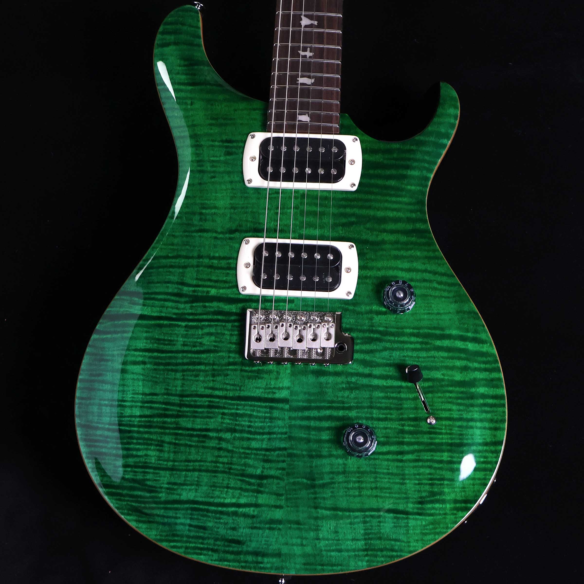 SE Custom24 Emerald Green S/N:H034645【特徴】数多くのミュージシャンから愛用されているSE Custom 24は、マホガニー・バック、メイプル・トップのボディ、Wide Thinカーブのメイプル・ネック、ローズウッド指板、バード・インレイを合わせ、PRSデザインのトレモロ・ブリッジを装備。ボリューム、プッシュ/プル・タイプのトーン・コントロール、3ウェイ・ブレード・ピックアップ・セレクターを備えた85/15 “S”を搭載し、低音から高音まで明瞭で美しいサウンドが得られます。 SE Custom 24は、クラシカルな中にモダンさを兼ね備え、高い耐久性、多彩なトーンを兼ね備えた1本です。＊保証を受ける条件として、PRS製品の新品購入日から起算して30日以内に【PRS製品登録】、またはメールでの「PRS製品登録」を完了いただく必要がございます。【商品のコンディション】新品・未展示品・現品画像掲載こちらの個体は専任担当者による出荷前の弦交換、オイルトリートメントによる指板保湿、ネック調整後最適な弦高でお届けする安心の画像現物個体販売品です。【担当者コメント】2025年の新カラー エメラルドグリーン。ペグの軽量化を目指した樹脂製のウイングボタンやピックアップリングの形状などさらなるアップデートが加わりました。この商品についての詳しいお問い合わせは TEL：0570-020-025 または「お問い合わせフォーム」よりお願いします。【詳細情報】Body Construction : SolidbodyVeneer : Flame MapleTop Wood : MapleBack Wood : MahoganyTop Carve : Shallow ViolinNumber of Frets : 24Scale Length : 25"Neck Wood : MapleNeck Construction : Multi-PlyTruss Rod : PRS Double-ActingNeck Shape Wide : ThinNeck Depth At The Nut : 13/16"Width Of Fretboard At The Nut : 1 11/16"Width Of Fretboard At The Body : 2 1/4"Fretboard Wood : RosewoodFretboard Radius : 10"Fretboard Inlay : BirdsHeadstock Logo : Signature "SE"Neck/Body Assembly Type : SetBridge : PRS Patented Tremolo, MoldedTuners : PRS Designed TunersHardware Type : NickelNut : PRSTruss Rod Cover : "Custom"Treble Pickup : 85/15 “S”Bass Pickup : 85/15 “S”Controls : Volume and Push/Pull Tone Control with 3-Way Blade Pickup Switch重量：3.45kg付属品：ギグケース、トレモロアーム、レンチ、保証書【ご注意】●メーカー保証付き。メーカー保証期間終了後も島村楽器全店で通常よりもお安く修理、調整いたします。●この商品についての詳しいお問い合わせは TEL：0570-020-025 または「お問い合わせフォーム」よりお願いします。●こちらの商品はミ・ナーラ奈良店でのみ現物をご確認いただけます。未展示品のためご希望の方はミ・ナーラ奈良店スタッフまでお申し付けください。●売却時の商品情報の削除は迅速を心掛けておりますが、万一ご注文後に売り切れとなっておりました場合は誠に申し訳ございませんがご容赦ください。●商品によって、調整等でお届けにお時間をいただく場合がございます。予めご了承ください。■管理コード:0138000794350