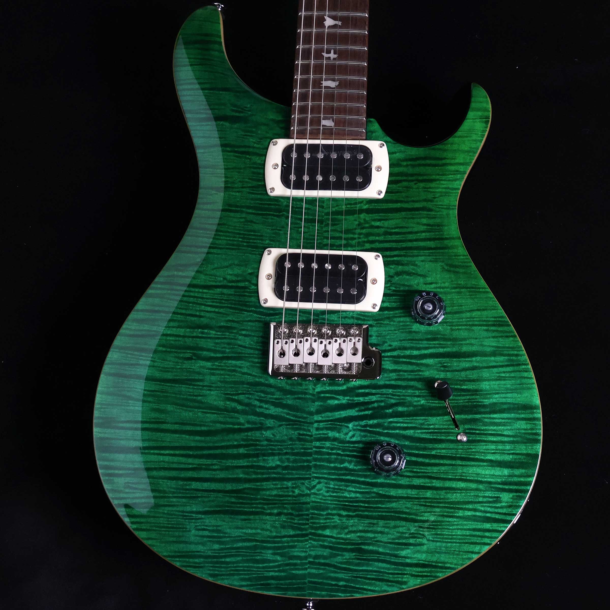 SE Custom24 Emerald Green S/N:H024126【特徴】数多くのミュージシャンから愛用されているSE Custom 24は、マホガニー・バック、メイプル・トップのボディ、Wide Thinカーブのメイプル・ネック、ローズウッド指板、バード・インレイを合わせ、PRSデザインのトレモロ・ブリッジを装備。ボリューム、プッシュ/プル・タイプのトーン・コントロール、3ウェイ・ブレード・ピックアップ・セレクターを備えた85/15 “S”を搭載し、低音から高音まで明瞭で美しいサウンドが得られます。 SE Custom 24は、クラシカルな中にモダンさを兼ね備え、高い耐久性、多彩なトーンを兼ね備えた1本です。＊保証を受ける条件として、PRS製品の新品購入日から起算して30日以内に【PRS製品登録】、またはメールでの「PRS製品登録」を完了いただく必要がございます。【商品のコンディション】新品・未展示品・現品画像掲載こちらの個体は専任担当者による出荷前の弦交換、オイルトリートメントによる指板保湿、ネック調整後最適な弦高でお届けする安心の画像現物個体販売品です。【担当者コメント】2025年の新カラー エメラルドグリーン。ペグの軽量化を目指した樹脂製のウイングボタンやピックアップリングの形状などさらなるアップデートが加わりました。この商品についての詳しいお問い合わせは TEL：0570-020-025 または「お問い合わせフォーム」よりお願いします。【詳細情報】Body Construction : SolidbodyVeneer : Flame MapleTop Wood : MapleBack Wood : MahoganyTop Carve : Shallow ViolinNumber of Frets : 24Scale Length : 25"Neck Wood : MapleNeck Construction : Multi-PlyTruss Rod : PRS Double-ActingNeck Shape Wide : ThinNeck Depth At The Nut : 13/16"Width Of Fretboard At The Nut : 1 11/16"Width Of Fretboard At The Body : 2 1/4"Fretboard Wood : RosewoodFretboard Radius : 10"Fretboard Inlay : BirdsHeadstock Logo : Signature "SE"Neck/Body Assembly Type : SetBridge : PRS Patented Tremolo, MoldedTuners : PRS Designed TunersHardware Type : NickelNut : PRSTruss Rod Cover : "Custom"Treble Pickup : 85/15 “S”Bass Pickup : 85/15 “S”Controls : Volume and Push/Pull Tone Control with 3-Way Blade Pickup Switch重量：3.58kg付属品：ギグケース、トレモロアーム、レンチ、保証書【ご注意】●メーカー保証付き。メーカー保証期間終了後も島村楽器全店で通常よりもお安く修理、調整いたします。●この商品についての詳しいお問い合わせは TEL：0570-020-025 または「お問い合わせフォーム」よりお願いします。●こちらの商品はミ・ナーラ奈良店でのみ現物をご確認いただけます。未展示品のためご希望の方はミ・ナーラ奈良店スタッフまでお申し付けください。●売却時の商品情報の削除は迅速を心掛けておりますが、万一ご注文後に売り切れとなっておりました場合は誠に申し訳ございませんがご容赦ください。●商品によって、調整等でお届けにお時間をいただく場合がございます。予めご了承ください。■管理コード:0138000794367