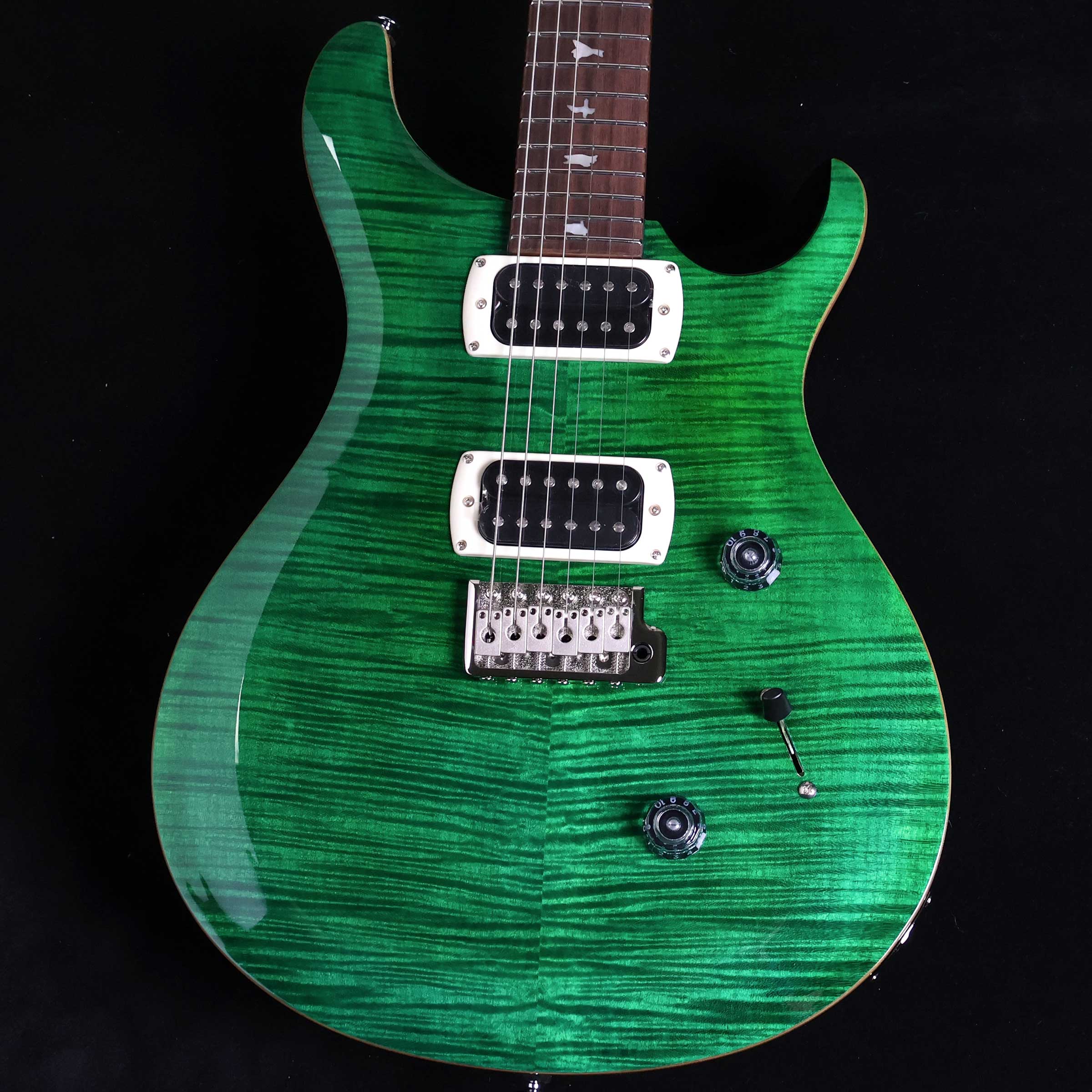 SE Custom24 Emerald Green S/N:H021673【特徴】数多くのミュージシャンから愛用されているSE Custom 24は、マホガニー・バック、メイプル・トップのボディ、Wide Thinカーブのメイプル・ネック、ローズウッド指板、バード・インレイを合わせ、PRSデザインのトレモロ・ブリッジを装備。ボリューム、プッシュ/プル・タイプのトーン・コントロール、3ウェイ・ブレード・ピックアップ・セレクターを備えた85/15 “S”を搭載し、低音から高音まで明瞭で美しいサウンドが得られます。 SE Custom 24は、クラシカルな中にモダンさを兼ね備え、高い耐久性、多彩なトーンを兼ね備えた1本です。＊保証を受ける条件として、PRS製品の新品購入日から起算して30日以内に【PRS製品登録】、またはメールでの「PRS製品登録」を完了いただく必要がございます。【商品のコンディション】新品・未展示品・現品画像掲載こちらの個体は専任担当者による出荷前の弦交換、オイルトリートメントによる指板保湿、ネック調整後最適な弦高でお届けする安心の画像現物個体販売品です。【担当者コメント】2025年の新カラー エメラルドグリーン。ペグの軽量化を目指した樹脂製のウイングボタンやピックアップリングの形状などさらなるアップデートが加わりました。この商品についての詳しいお問い合わせは TEL：0570-020-025 または「お問い合わせフォーム」よりお願いします。【詳細情報】Body Construction : SolidbodyVeneer : Flame MapleTop Wood : MapleBack Wood : MahoganyTop Carve : Shallow ViolinNumber of Frets : 24Scale Length : 25"Neck Wood : MapleNeck Construction : Multi-PlyTruss Rod : PRS Double-ActingNeck Shape Wide : ThinNeck Depth At The Nut : 13/16"Width Of Fretboard At The Nut : 1 11/16"Width Of Fretboard At The Body : 2 1/4"Fretboard Wood : RosewoodFretboard Radius : 10"Fretboard Inlay : BirdsHeadstock Logo : Signature "SE"Neck/Body Assembly Type : SetBridge : PRS Patented Tremolo, MoldedTuners : PRS Designed TunersHardware Type : NickelNut : PRSTruss Rod Cover : "Custom"Treble Pickup : 85/15 “S”Bass Pickup : 85/15 “S”Controls : Volume and Push/Pull Tone Control with 3-Way Blade Pickup Switch重量：3.39kg付属品：ギグケース、トレモロアーム、レンチ、保証書【ご注意】●メーカー保証付き。メーカー保証期間終了後も島村楽器全店で通常よりもお安く修理、調整いたします。●この商品についての詳しいお問い合わせは TEL：0570-020-025 または「お問い合わせフォーム」よりお願いします。●こちらの商品はミ・ナーラ奈良店でのみ現物をご確認いただけます。未展示品のためご希望の方はミ・ナーラ奈良店スタッフまでお申し付けください。●売却時の商品情報の削除は迅速を心掛けておりますが、万一ご注文後に売り切れとなっておりました場合は誠に申し訳ございませんがご容赦ください。●商品によって、調整等でお届けにお時間をいただく場合がございます。予めご了承ください。■管理コード:0138000794374