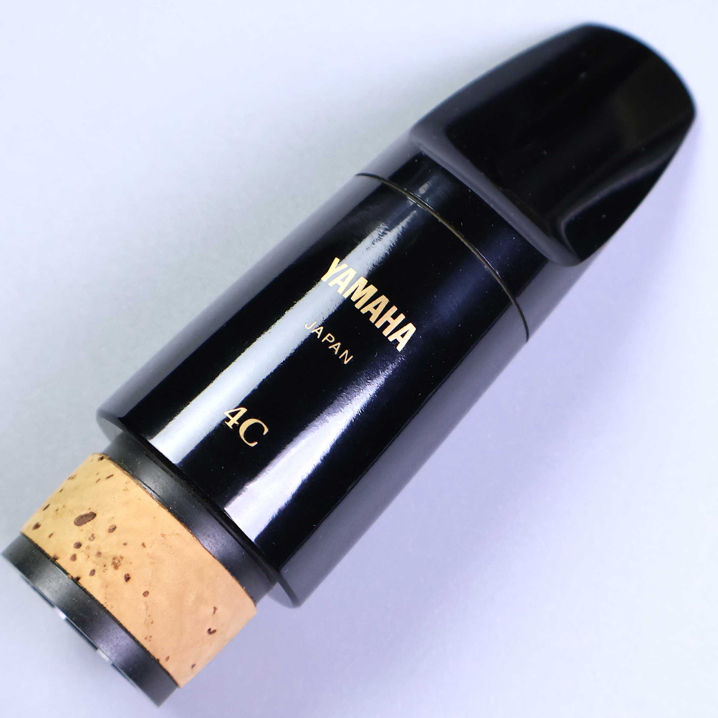 ヤマハ アルトクラ用マウスピース【特徴】エボナイトを使用し艶やかで色彩感豊かな響きを持つカスタムマウスピースと、フェノール樹脂を使用しスムーズな息の流れと軽快なレスポンスが特長のスタンダードマウスピースをラインナップ。マウスピース本体に擦り傷、くすみがございますが演奏使用において問題はございません。【商品のコンディション】アウトレット・現物画像掲載マウスピース本体に擦り傷・くすみがございます。外箱ダメージがございます。長期店頭展示の為、細かいスリキズや小さなキズがある場合がございます。【詳細情報】フェイシング：22mmティップオープニング：1.40mm【ご注意】●メーカー保証付き。メーカー保証期間終了後も島村楽器全店で通常よりもお安く修理、調整いたします。●この商品についての詳しいお問い合わせは TEL：0570-020-025 または「お問い合わせフォーム」よりお願いします。●こちらの商品はオンラインストア限定で販売しております。●売却時の商品情報の削除は迅速を心掛けておりますが、万一ご注文後に売り切れとなっておりました場合は誠に申し訳ございませんがご容赦ください。●商品によって、調整等でお届けにお時間をいただく場合がございます。予めご了承ください。■管理コード:0138000795586【ol_mp】