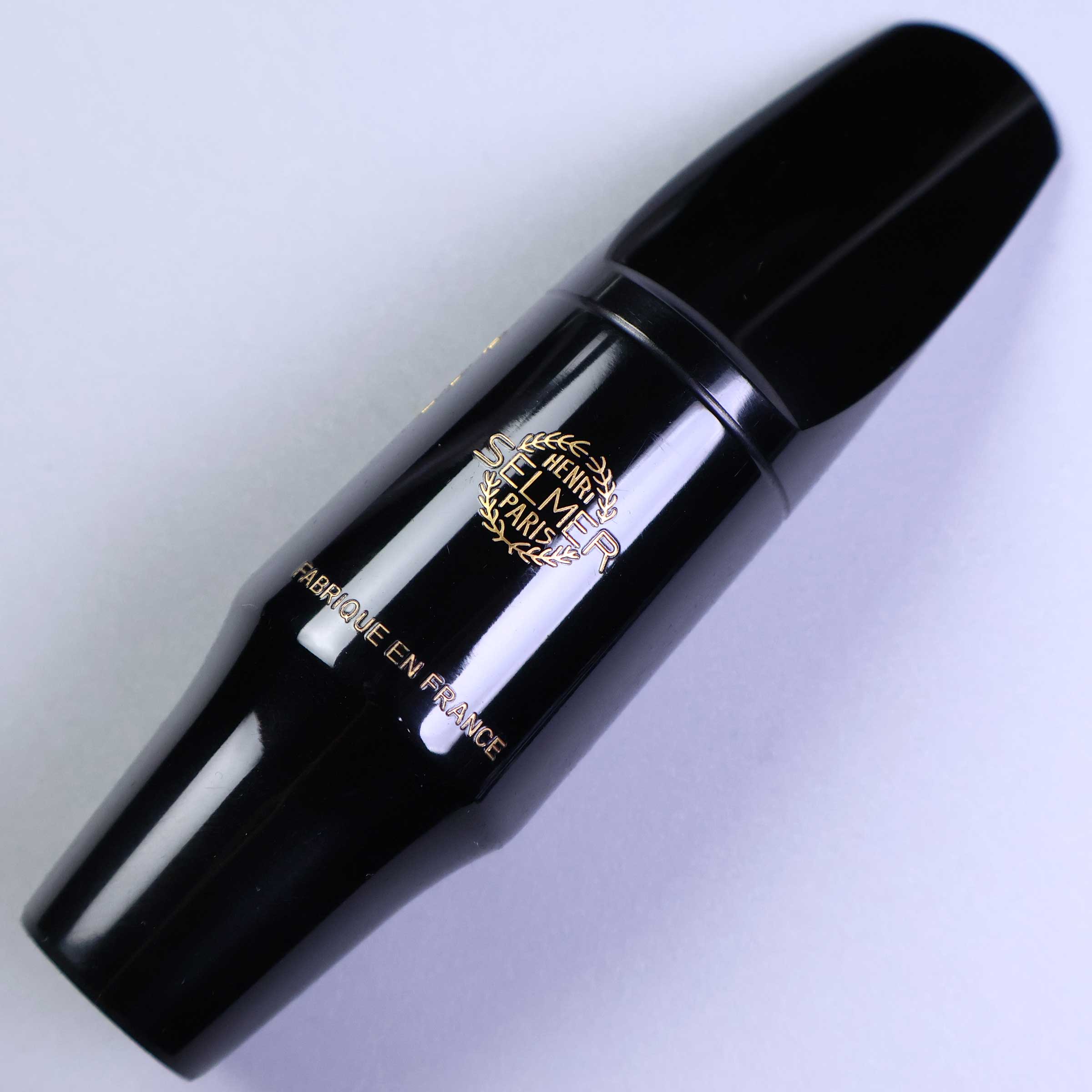 セルマー テナ-用マウスピース S80D【特徴】あらゆる種類のサクソフォンにフィットし、他に類のないほどの人気を勝ち得ており、今日を代表するマウスピースとして広く認められています。非常にあたたかく、幅広い豊かな音が特徴です。マウスピース本体に軽度の擦り傷、くすみがございますが演奏使用において問題はございません。【商品のコンディション】アウトレット・現物画像掲載マウスピース本体に軽度の擦り傷がございます。外箱ダメージがございます。長期店頭展示の為、細かいスリキズや小さなキズがある場合がございます。【詳細情報】フェイシング：23mmティップオープニング：2.10mm【ご注意】●メーカー保証付き。メーカー保証期間終了後も島村楽器全店で通常よりもお安く修理、調整いたします。●この商品についての詳しいお問い合わせは TEL：0570-020-025 または「お問い合わせフォーム」よりお願いします。●こちらの商品はオンラインストア限定で販売しております。●売却時の商品情報の削除は迅速を心掛けておりますが、万一ご注文後に売り切れとなっておりました場合は誠に申し訳ございませんがご容赦ください。●商品によって、調整等でお届けにお時間をいただく場合がございます。予めご了承ください。■管理コード:0138000795814【ol_mp】