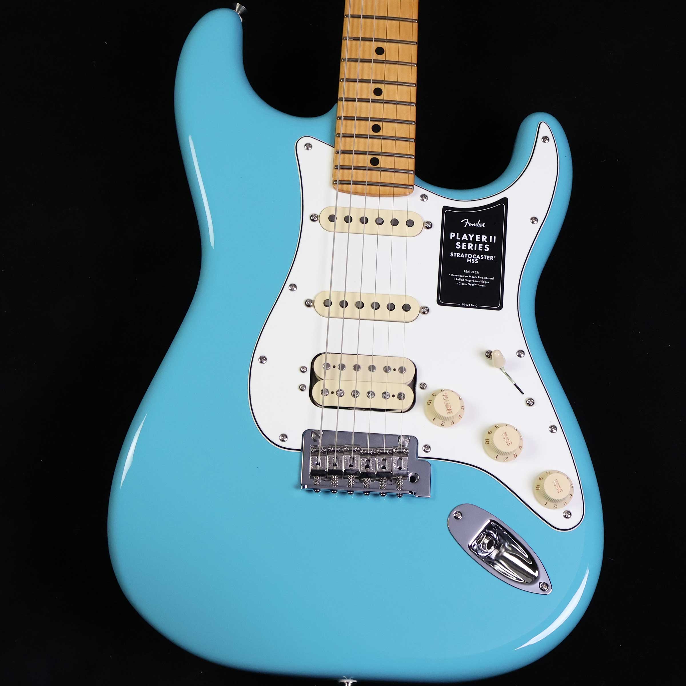Player II Stratocaster HSS Maple Fingerboard Aquatone Blue S/N:MX25123203【特徴】Player II Stratocaster HSSは、時代を超越したフェンダーの魅力を放ちながらも、その中身は現代プレイヤー向けにデザインされています。Modern "C"シェイプのネックバックにはシルキーなサテンウレタンフィニッシュが施されており、丁寧にロールオフされた指板エッジと22本のミディアムジャンボフレットを採用した9.5インチラジアスのスラブローズウッドまたはメイプル指板が、ネック全長にわたり快適なプレイアビリティを提供します。Player Series Alnico V Single-Coil Strat ピックアップとPlayer Series Alnico IIハムバッカーからはクリスタルのように澄み渡ったハイエンド、音楽的なミッドレンジ、そしてタイトなローエンドが得られます。5ウェイブレードスイッチにより、多彩なサウンド設計が可能です。2点支持トレモロと、ClassicGear チューニングマシンによりチューニングの安定性とより豊かな表現力が確保され、無限のサウンドの可能性を追求できる柔軟性を備えています。【商品のコンディション】新品・未展示品・メーカー保証付属・現品画像掲載こちらの個体は検品・調整後、専用倉庫にて保管しFender純正箱でお届けする安心の画像現物個体販売品です。【担当者コメント】プレイヤー2のストラトキャスターHSS。リアにハムバッカーを搭載しパワフルなサウンドが魅力のモデル。カラーはアクアトーンブルー。（担当：中井）この商品についての詳しいお問い合わせは TEL：0570-020-025 または「お問い合わせフォーム」よりお願いします。【詳細情報】ボディAlderボディフィニッシュGloss PolyesterボディシェイプStratocaster BODY STYLESolid Bodyボディ素材AlderヘッドストックStratocaster ネックMapleネックフィニッシュSatin Urethane Finish on Back, Gloss Urethane Finish on FrontネックシェイプModern "C"ネック4-Bolt Standardフィンガーボードラジアス9.5" (241 mm)フィンガーボードの素材MapleポジションインレイBlack Dotサイドドットフレット数22トラスロッドSingle Action, Head Adjustトラスロッドナット3/16" Hex AdjustmentナットSynthetic Boneナット幅1.650" (42 mm)ナットの素材Synthetic BoneブリッジピックアップPlayer Series Alnico 2 HumbuckerミドルピックアップPlayer Series Alnico 5 Strat Single-CoilネックピックアップPlayer Series Alnico 5 Strat Single-CoilピックアップコンフィギュレーションHSSコントロールMaster Volume, Tone 1. (Neck/Middle Pickups), Tone 2. (Bridge Pickup)スウィッチ5-Position Blade: Position 1. Bridge Pickup, Position 2. Bridge and Middle Pickup, Position 3. Middle Pickup, Position 4. Middle and Neck Pickup, Position 5. Neck Pickupブリッジ2-Point Synchronized Tremolo with Bent Steel SaddlesBRIDGE MOUNTING2-Point Modernピックガード3-Ply ParchmentピックアップカバーAged WhiteコントロールノブAged White PlasticSWITCH TIPAged WhiteハードウェアフィニッシュNickel/ChromeチューニングマシーンFender ClassicGear STRING TREESDual-WingトレモロアームStandard Tremolo Armネックプレート4-Bolt with "F" LogoストラップボタンStandard重量：3.44kg付属品：ソフトケース、保証書、レンチ、トレモロアーム【ご注意】●メーカー保証付き。メーカー保証期間終了後も島村楽器全店で通常よりもお安く修理、調整いたします。●この商品についての詳しいお問い合わせは TEL：0570-020-025 または「お問い合わせフォーム」よりお願いします。●こちらの商品はミ・ナーラ奈良店でのみ現物をご確認いただけます。未展示品のためご希望の方はミ・ナーラ奈良店スタッフまでお申し付けください。●売却時の商品情報の削除は迅速を心掛けておりますが、万一ご注文後に売り切れとなっておりました場合は誠に申し訳ございませんがご容赦ください。●商品によって、調整等でお届けにお時間をいただく場合がございます。予めご了承ください。■管理コード:0138000825627【Fender_P2】