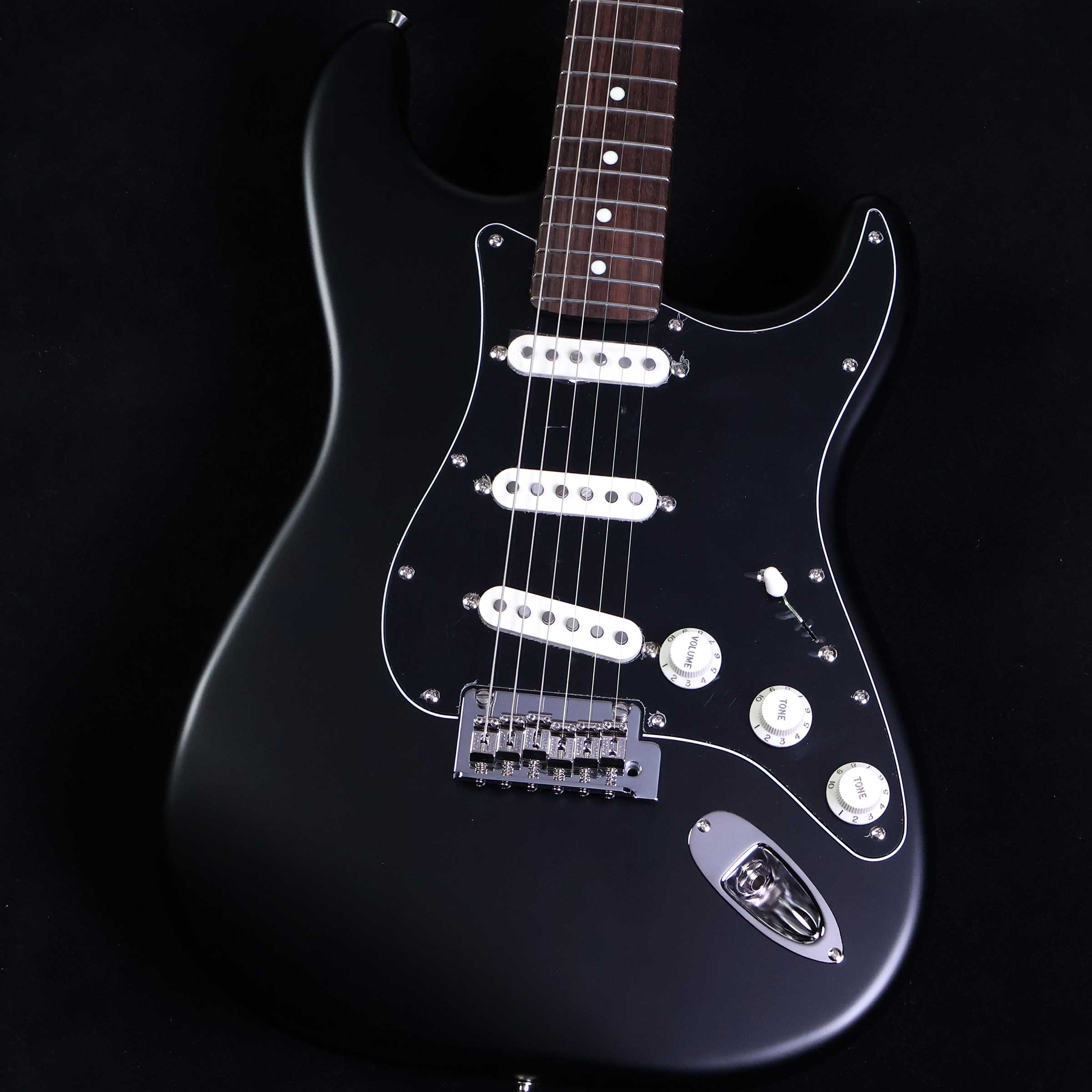 Made in Japan Hybrid II Stratocaster Rosewood Fingerboard Satin Black S/N:JD26009543【特徴】Hybrid II Stratocasterは、定評あるアルダーボディに新設計のHybrid II Custom Voiced Single Coilピックアップを装備し、ヴィンテージスタイルサドル付きの2点支持トレモロシステムを搭載。ヴィンテージロッキングチューナー、Modern "C"シェイプにサテンフィニッシュのネック、9.5インチラジアスの指板とナロートールフレットがスムーズなプレイヤビリティを提供します。より現代的な演奏スタイルに対応したハイブリッドシリーズがさらに進化しました。プレイヤーを選ばない握り込みを実現したモダンCシェイプネック、22フレット使用の採用に加え、抜けにくい構造のPure Tone Jack，キャパシターにはオレンジドロップを使用しています。ナット幅も前モデルよりわずかに狭くなっています。【商品のコンディション】新品・未展示品・メーカー保証付属・現品画像掲載こちらの個体は検品・調整後、専用倉庫にて保管しFender純正箱でお届けする安心の画像現物個体販売品です。【担当者コメント】2025年限定で発売されたNoirでも好評だったサテン仕上げをボディ・ヘッドにブラックで施しピックガードは3プライの黒を採用しています。PUカバーやノブはホワイト、パーツはニッケルカラーとコントラストも楽しめる島村楽器限定モデルです。 　（担当　中井）（担当：中井）この商品についての詳しいお問い合わせは TEL：0570-020-025 または「お問い合わせフォーム」よりお願いします。【詳細情報】ボディAlderボディフィニッシュGloss PolyurethaneボディシェイプStratocaster ネックMapleネックフィニッシュSatin Urethane Finish on Back, Gloss Urethane Finish on FrontネックシェイプModern "C"スケール25.5" (648 mm)フィンガーボードRosewoodフィンガーボードラジアス9.5" (241 mm)フレット数22Frets SizeNarrow TallナットBoneナット幅1.650" (42 mm)ポジションインレイWhite DotブリッジピックアップHybrid II Custom Voiced Single Coil Stratocaster ミドルピックアップHybrid II Custom Voiced Single Coil Stratocaster ネックピックアップHybrid II Custom Voiced Single Coil Stratocaster コントロールMaster Volume, Tone 1. (Neck Pickup), Tone 2. (Bridge/Middle Pickup)ピックアップスイッチ5-Position Blade: Position 1. Bridge Pickup, Position 2. Bridge and Middle Pickup, Position 3. Middle Pickup, Position 4. Middle and Neck Pickup, Position 5. Neck PickupピックアップコンフィギュレーションSSSブリッジ2-Point Synchronized Tremolo with Vintage-Style Stamped Steel SaddlesハードウェアフィニッシュNickel/ChromeチューニングマシーンVintage-Style Lockingピックガード3-Ply-BlackコントロールノブEggshell重量：3.38kg付属品：ソフトケース、保証書、トレモロアーム、レンチ【ご注意】●メーカー保証付き。メーカー保証期間終了後も島村楽器全店で通常よりもお安く修理、調整いたします。●この商品についての詳しいお問い合わせは TEL：0570-020-025 または「お問い合わせフォーム」よりお願いします。●こちらの商品はミ・ナーラ奈良店でのみ現物をご確認いただけます。未展示品のためご希望の方はミ・ナーラ奈良店スタッフまでお申し付けください。●売却時の商品情報の削除は迅速を心掛けておりますが、万一ご注文後に売り切れとなっておりました場合は誠に申し訳ございませんがご容赦ください。●商品によって、調整等でお届けにお時間をいただく場合がございます。予めご了承ください。■管理コード:0138000872058