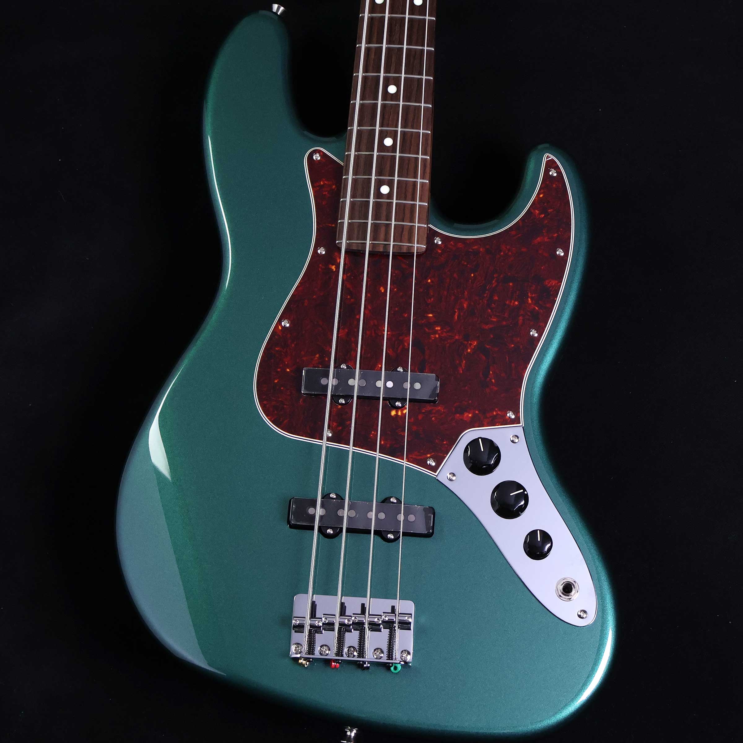 Made in Japan Hybrid II Jazz Bass Rosewood Fingerboard Sherwood Green Metallic S/N:JD26021562【特徴】Hybrid II Jazz Bass は、定評あるアルダーボディに新設計のHybrid II Custom Voiced Single Coilピックアップを装備し、ヴィンテージスタイルのブリッジの下にはサスティンブロックを搭載。ヴィンテージスタイルチューナー、サテンフィニッシュのネック、Modern "C"シェイプに9.5インチラジアスの指板とナロートールフレットがスムーズなプレイヤビリティを提供します。より現代的な演奏スタイルに対応したハイブリッドシリーズがさらに進化しました。プレイヤーを選ばない握り込みを実現したモダンCシェイプネック、22フレット使用の採用に加え、抜けにくい構造のPure Tone Jack，キャパシターにはオレンジドロップを使用しています。ナット幅もわずかに狭くなっています。【商品のコンディション】新品・未展示品・メーカー保証付属・現品画像掲載こちらの個体は検品・調整後、専用倉庫にて保管しFender純正箱でお届けする安心の画像現物個体販売品です。【担当者コメント】日本製Fenderのハイブリッドシリーズ 島村楽器限定モデル。シャーウッドグリーンメタリックのマッチングヘッド仕様のジャズベース。2023年に発売されたモデルが約3年ぶりに再生産されました。今回も数量限定となります。この商品についての詳しいお問い合わせは TEL：0570-020-025 または「お問い合わせフォーム」よりお願いします。【詳細情報】ボディAlderボディフィニッシュGloss PolyurethaneボディシェイプJazz Bass ブリッジ4-Saddle Vintage-StyleブリッジピックアップHybrid II Custom Voiced Single Coil Jazz Bass カラーForest BlueコンフィギュレーションSSコントロールノブBlack PlasticコントロールVolume 1. (Middle Pickup), Volume 2. (Bridge Pickup), Master ToneフィンガーボードRosewoodフィンガーボードラジアス9.5" (241 mm)フレットサイズNarrow TallハードウェアフィニッシュNickel/ChromeミドルピックアップHybrid II Custom Voiced Single Coil Jazz Bass ネックフィニッシュSatin Urethane Finish on Back, Gloss Urethane Finish on FrontネックMapleネックシェイプModern "C"フレット数21ナットの素材Boneナット幅1.5" (38.1 mm)ピックガード4-Ply TortoiseshellピックアップコンフィギュレーションSSピックアップスイッチNoneポジションインレイWhite Dotスケール34" (86.36 cm)ナットBoneチューニングマシーンVintage-Style重量：4.04kg付属品：ソフトケース、保証書、レンチ【ご注意】●メーカー保証付き。メーカー保証期間終了後も島村楽器全店で通常よりもお安く修理、調整いたします。●この商品についての詳しいお問い合わせは TEL：0570-020-025 または「お問い合わせフォーム」よりお願いします。●こちらの商品はミ・ナーラ奈良店でのみ現物をご確認いただけます。未展示品のためご希望の方はミ・ナーラ奈良店スタッフまでお申し付けください。●売却時の商品情報の削除は迅速を心掛けておりますが、万一ご注文後に売り切れとなっておりました場合は誠に申し訳ございませんがご容赦ください。●商品によって、調整等でお届けにお時間をいただく場合がございます。予めご了承ください。■管理コード:0138000875042