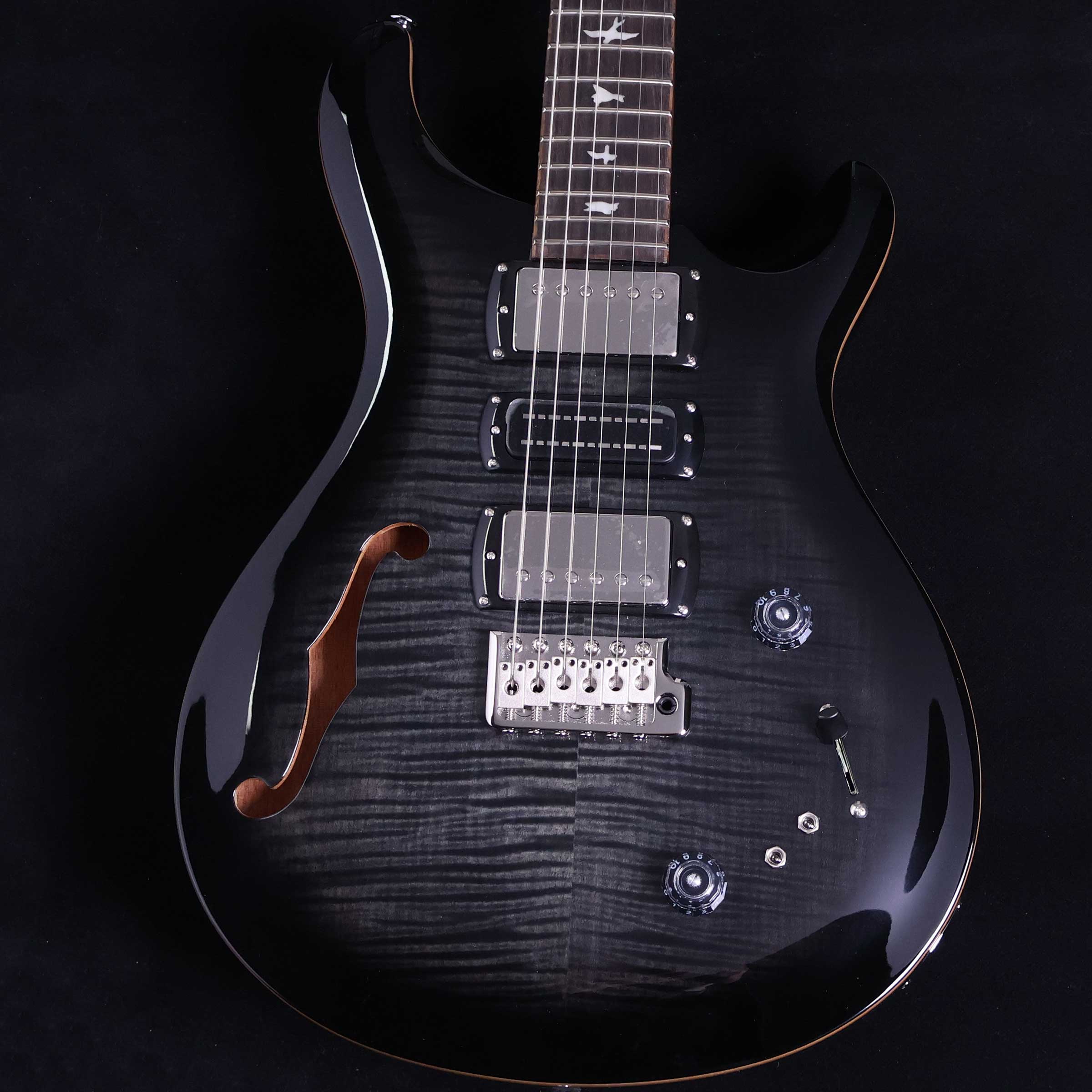 SE Special Semi-Hollow Charcoal Burst S/N:CTIH016647【特徴】今回新たにSEシリーズに加わった本モデルは、セミホロウ構造特有の空気感のある響きに加え、PRSが開発した革新的なピックアップNarrowfieldを組み合わせたH-S-Hピックアップ・レイアウトを採用。さらに、直感的な操作を可能にした多彩なスイッチング・システムにより、多彩なサウンドコントロールが実現しました。セミホロウ構造はサステインや胴鳴りの向上にもつながり、加えてFホールがルックス面での魅力を引き立てています。22フレット、25インチ・スケールのメイプル・ネックには、PRSのアイコンであるバード・インレイを施したローズウッド指板を組み合わせ、高いプレイヤビリティと視覚的な魅力を生み出しています。＊保証を受ける条件として、PRS製品の新品購入日から起算して30日以内に【PRS製品登録】、またはメールでの「PRS製品登録」を完了いただく必要がございます。【商品のコンディション】新品・未展示品・現品画像掲載こちらの個体は専任担当者による出荷前の弦交換、オイルトリートメントによる指板保湿、ネック調整後最適な弦高でお届けする安心の画像現物個体販売品です。【担当者コメント】2025年ついにSEシリーズにSEスペシャルセミホロウも登場しました！タップ可能なHSH配列で12パターンのサウンドバリエーションが魅力のモデル。カラーは待望の復活したチャコールバースト！この商品についての詳しいお問い合わせは TEL：0570-020-025 または「お問い合わせフォーム」よりお願いします。【詳細情報】Body Construction : Semi-Hollow Body with Single F-HoleTop Wood : MapleVeneer : Figured MapleBack Wood : MahoganyTop Carve : Shallow ViolinNumber of Frets : 22Scale Length : 25”Neck Wood : MapleNeck Construction : Multi-PlyTruss Rod : PRS Double-ActingNeck Shape : Wide ThinNeck Depth at the 1/2 Fret : 13/16”Neck Depth at the 12 1/2 Fret : 57/64”Neck Width at the Nut : 1 11/16”Neck Width at the Body : 2 1/4”Fretboard Wood : RosewoodFretboard Radius : 10”Fretboard Inlay : BirdsHeadstock Logo : Signature “SE”Neck/Body Assembly Type : SetBridge : PRS Patented TremoloTuners : PRS Designed TunersHardware Type : NickelNut : PRSTruss Rod Cover : “Special”Treble Pickup : 58/15 “S”Middle Pickup : Narrowfield DD “S”Bass Pickup : 58/15 “S”Controls : Volume and Tone Controls with 5-Way Blade Pickup Switch and Two Mini-Toggle Coil Tap Switches重量：3.27kg付属品：ギグケース、トレモロアーム、レンチ、保証書【ご注意】●メーカー保証付き。メーカー保証期間終了後も島村楽器全店で通常よりもお安く修理、調整いたします。●この商品についての詳しいお問い合わせは TEL：0570-020-025 または「お問い合わせフォーム」よりお願いします。●こちらの商品はミ・ナーラ奈良店でのみ現物をご確認いただけます。未展示品のためご希望の方はミ・ナーラ奈良店スタッフまでお申し付けください。●売却時の商品情報の削除は迅速を心掛けておりますが、万一ご注文後に売り切れとなっておりました場合は誠に申し訳ございませんがご容赦ください。●商品によって、調整等でお届けにお時間をいただく場合がございます。予めご了承ください。■管理コード:0138000875103