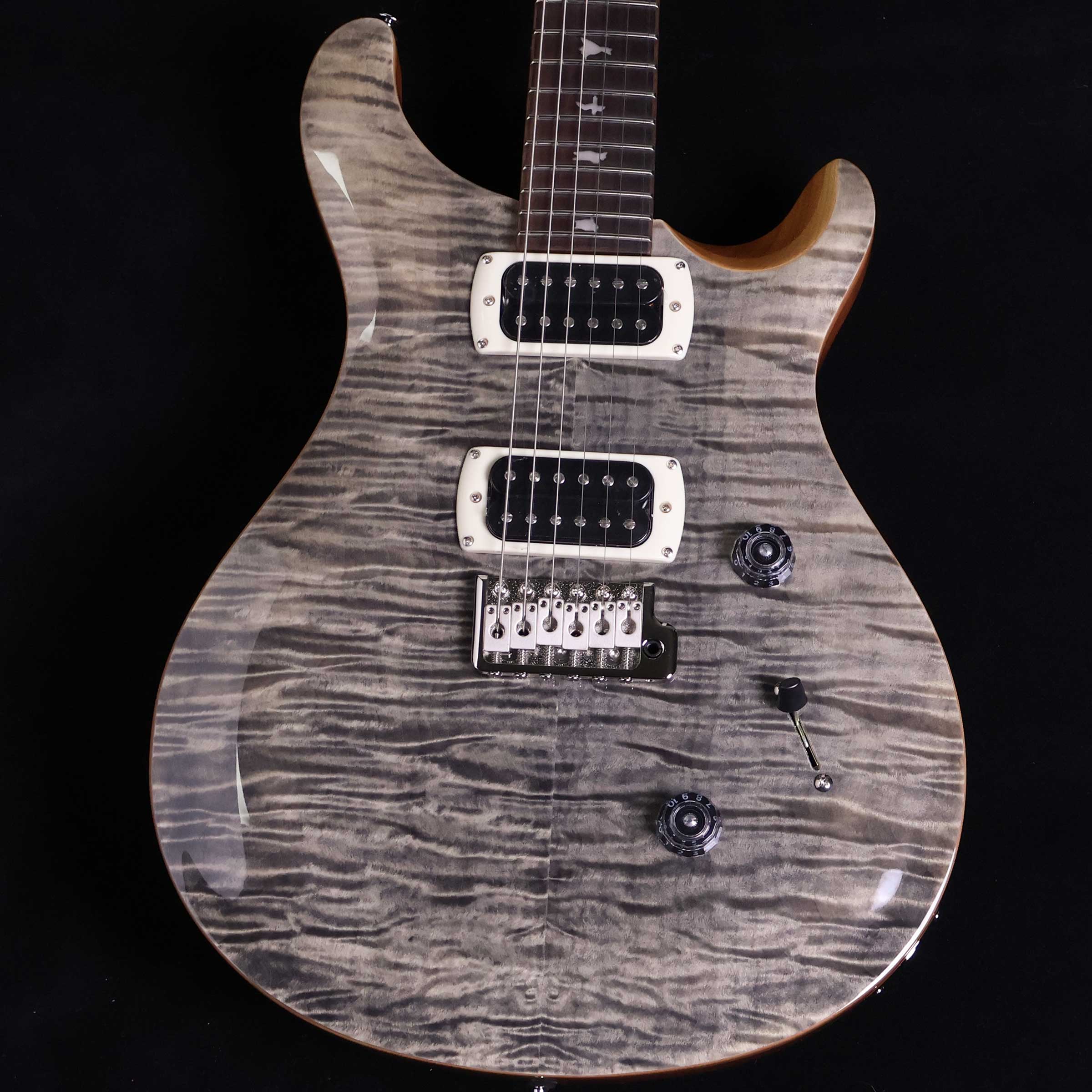 SE Custom24 Charcoal Natural Back S/N:CTII010382【特徴】圧倒的なコストパフォーマンスで人気のPRS SE Custom24が入荷しました。発売以来マイナーチェンジを繰り返しながらロングセラーとなっておるSEシリーズのカスタム24、最新の仕様であるヘッドストックのロゴがPaul Reed Smithのスクリプトデザインに変更され最新のPUである85/15を搭載しておりルックス、サウンド共に本家USAモデルに近づいた仕様となっております。　もちろん最新PUもトーンポットのPush/Pullによるコイルタップが可能で多彩なサウンドが楽しめます！＊保証を受ける条件として、PRS製品の新品購入日から起算して30日以内に【PRS製品登録】、またはメールでの「PRS製品登録」を完了いただく必要がございます。【商品のコンディション】新品・未展示品・現品画像掲載こちらの個体は専任担当者による出荷前の弦交換、オイルトリートメントによる指板保湿、ネック調整後最適な弦高でお届けする安心の画像現物個体販売品です。【担当者コメント】ロングセラーのカスタム24チャコール。ナチュラルバックで高級感もさらに増した雰囲気に仕上がっています。ランプシェードノブはもちろんペグボタン・ピックアップリングのデザインが変更されピックアップリングのカラーはアイボリーになりました。(担当：中井）この商品についての詳しいお問い合わせは TEL：0570-020-025 または「お問い合わせフォーム」よりお願いします。【詳細情報】Top Wood：Maple with Maple VeneerBack Wood：MahoganyNumber of Frets：24Scale Length ：25"Neck Wood：MapleNeck Shap：Wide ThinFretboard Wood：RosewoodFretboard Inlay：BirdsBridge：PRS Patented Tremolo, MoldedTuners：PRS SE TunersHardware Type：NickelTreble Pickup：85/15 "S"Bass Pickup：85/15 "S"Controls：Volume and Push-Pull Tone Control with 3-Way Blade Switch重量：3.70kg付属品：ギグケース、レンチ、トレモロアーム、保証書【ご注意】●メーカー保証付き。メーカー保証期間終了後も島村楽器全店で通常よりもお安く修理、調整いたします。●この商品についての詳しいお問い合わせは TEL：0570-020-025 または「お問い合わせフォーム」よりお願いします。●こちらの商品はミ・ナーラ奈良店でのみ現物をご確認いただけます。未展示品のためご希望の方はミ・ナーラ奈良店スタッフまでお申し付けください。●売却時の商品情報の削除は迅速を心掛けておりますが、万一ご注文後に売り切れとなっておりました場合は誠に申し訳ございませんがご容赦ください。●商品によって、調整等でお届けにお時間をいただく場合がございます。予めご了承ください。■管理コード:0138000875134