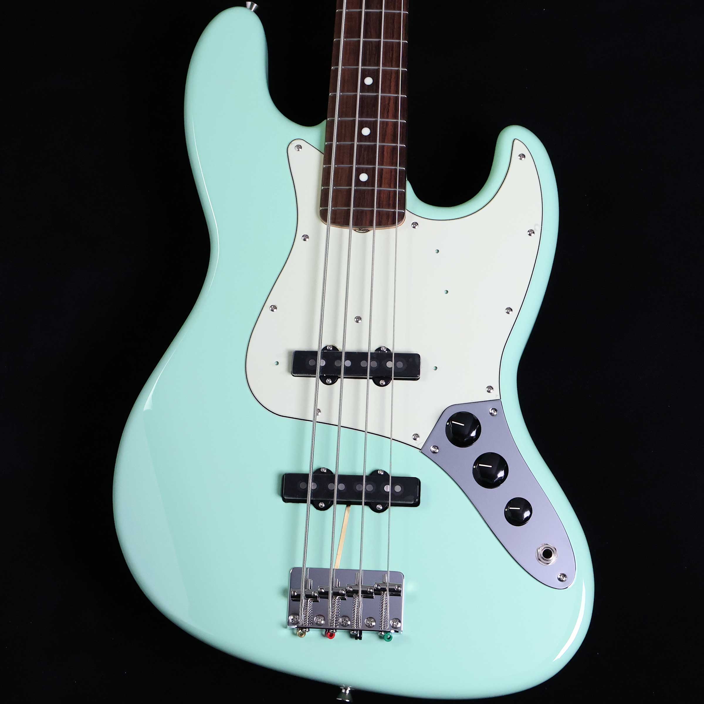 FSR Collection 2023 Made In Japan Traditional 60s Jazz Bass Surf Green S/N:JD2602204【特徴】フェンダーの伝統的な楽器製作の美学と日本の洗練されたクラフトマンシップを融合することで導き出されたMade in Japan Traditionalシリーズ。フェンダーの正統なDNAが、確かなMade in Japanクオリティで蘇ります。Made in Japan Traditional Jazz Bassはグロスフィニッシュのバスウッドボディを採用。20本のヴィンテージスタイルフレットを装備した9.5インチラジアスの「U」シェイプメイプルネックがTraditionalシリーズならではのクラシカルな演奏製を提供します。4サドル式ヴィンテージスタイルブリッジ、そしてTraditionalシリーズのために選定されたオリジナルピックアップはリアルで音楽的なヴィンテージトーンを奏でます。堅実なギタークラフトマンシップと、プレイヤーのニーズに柔軟に対応する答えが、本シリーズに反映されています。【商品のコンディション】新品・未展示品・メーカー保証付属・現品画像掲載こちらの個体は検品・調整後、専用倉庫にて保管しFender純正箱でお届けする安心の画像現物個体販売品です。【担当者コメント】60sジャズベースを基にサーフグリーンで仕上げヘッドも同色に塗装したマッチングヘッド仕様の数量限定モデル。島村楽器オンラインストア限定モデル2023年に発売されたモデルが約3年ぶりに再生産されました。今回も数量限定となります。この商品についての詳しいお問い合わせは TEL：0570-020-025 または「お問い合わせフォーム」よりお願いします。【詳細情報】Series： TraditionalBody Material： BasswoodBody Finish： Gloss PolyesterNeck： Maple, “U” ShapeNeck Finish： Gloss UrethaneFingerboard： Rosewood, 9.5” (241 mm)Frets： 20, VintagePosition Inlays： White Dot (Rosewood)Nut (Material／Width)： Bone, 1.5” (38.1 mm)Tuning Machines： Vintage-StyleScale Length： 34” (86.36 cm)Bridge： 4-Saddle Vintage-StylePickguard：3-Ply Mint Green Pickups： Vintage-Style Single-Coil Jazz Bass (Bridge), Vintage-Style Single-Coil Jazz Bass (Middle)Pickup Switching： NoneControls： Volume 1. (Middle Pickup), Volume 2. (Bridge Pickup), Master ToneControl Knobs： Black PlasticHardware Finish： Nickel／Chrome重量：3.37kg付属品：ソフトケース、保証書、レンチ【ご注意】●メーカー保証付き。メーカー保証期間終了後も島村楽器全店で通常よりもお安く修理、調整いたします。●この商品についての詳しいお問い合わせは TEL：0570-020-025 または「お問い合わせフォーム」よりお願いします。●こちらの商品はミ・ナーラ奈良店でのみ現物をご確認いただけます。未展示品のためご希望の方はミ・ナーラ奈良店スタッフまでお申し付けください。●売却時の商品情報の削除は迅速を心掛けておりますが、万一ご注文後に売り切れとなっておりました場合は誠に申し訳ございませんがご容赦ください。●商品によって、調整等でお届けにお時間をいただく場合がございます。予めご了承ください。■管理コード:0138000876063