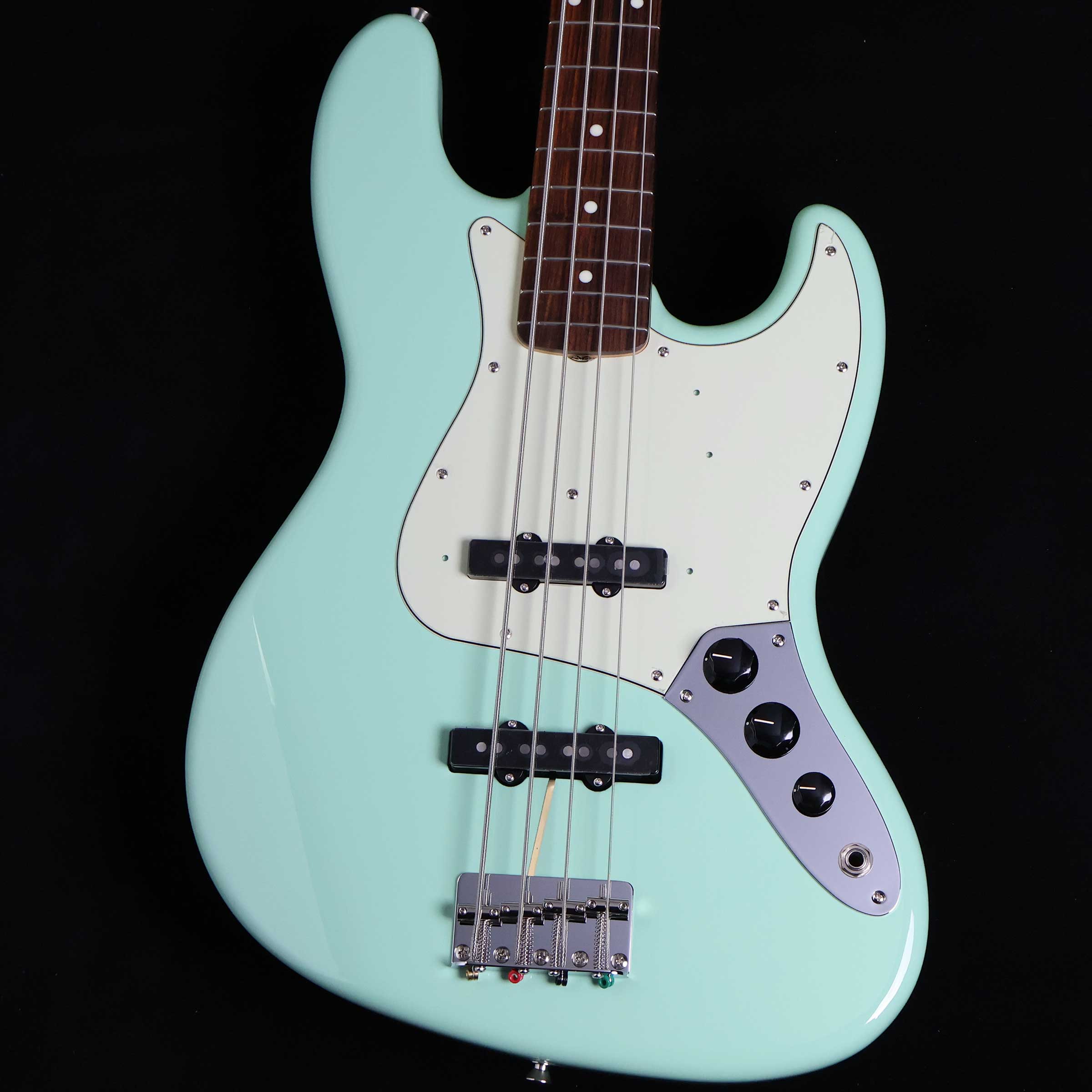 FSR Collection 2023 Made In Japan Traditional 60s Jazz Bass Surf Green S/N:JD26022207【特徴】フェンダーの伝統的な楽器製作の美学と日本の洗練されたクラフトマンシップを融合することで導き出されたMade in Japan Traditionalシリーズ。フェンダーの正統なDNAが、確かなMade in Japanクオリティで蘇ります。Made in Japan Traditional Jazz Bassはグロスフィニッシュのバスウッドボディを採用。20本のヴィンテージスタイルフレットを装備した9.5インチラジアスの「U」シェイプメイプルネックがTraditionalシリーズならではのクラシカルな演奏製を提供します。4サドル式ヴィンテージスタイルブリッジ、そしてTraditionalシリーズのために選定されたオリジナルピックアップはリアルで音楽的なヴィンテージトーンを奏でます。堅実なギタークラフトマンシップと、プレイヤーのニーズに柔軟に対応する答えが、本シリーズに反映されています。【商品のコンディション】新品・未展示品・メーカー保証付属・現品画像掲載こちらの個体は検品・調整後、専用倉庫にて保管しFender純正箱でお届けする安心の画像現物個体販売品です。【担当者コメント】60sジャズベースを基にサーフグリーンで仕上げヘッドも同色に塗装したマッチングヘッド仕様の数量限定モデル。島村楽器オンラインストア限定モデル2023年に発売されたモデルが約3年ぶりに再生産されました。今回も数量限定となります。この商品についての詳しいお問い合わせは TEL：0570-020-025 または「お問い合わせフォーム」よりお願いします。【詳細情報】Series： TraditionalBody Material： BasswoodBody Finish： Gloss PolyesterNeck： Maple, “U” ShapeNeck Finish： Gloss UrethaneFingerboard： Rosewood, 9.5” (241 mm)Frets： 20, VintagePosition Inlays： White Dot (Rosewood)Nut (Material／Width)： Bone, 1.5” (38.1 mm)Tuning Machines： Vintage-StyleScale Length： 34” (86.36 cm)Bridge： 4-Saddle Vintage-StylePickguard：3-Ply Mint Green Pickups： Vintage-Style Single-Coil Jazz Bass (Bridge), Vintage-Style Single-Coil Jazz Bass (Middle)Pickup Switching： NoneControls： Volume 1. (Middle Pickup), Volume 2. (Bridge Pickup), Master ToneControl Knobs： Black PlasticHardware Finish： Nickel／Chrome重量：3.93kg付属品：ソフトケース、保証書、レンチ【ご注意】●メーカー保証付き。メーカー保証期間終了後も島村楽器全店で通常よりもお安く修理、調整いたします。●この商品についての詳しいお問い合わせは TEL：0570-020-025 または「お問い合わせフォーム」よりお願いします。●こちらの商品はミ・ナーラ奈良店でのみ現物をご確認いただけます。未展示品のためご希望の方はミ・ナーラ奈良店スタッフまでお申し付けください。●売却時の商品情報の削除は迅速を心掛けておりますが、万一ご注文後に売り切れとなっておりました場合は誠に申し訳ございませんがご容赦ください。●商品によって、調整等でお届けにお時間をいただく場合がございます。予めご了承ください。■管理コード:0138000876070
