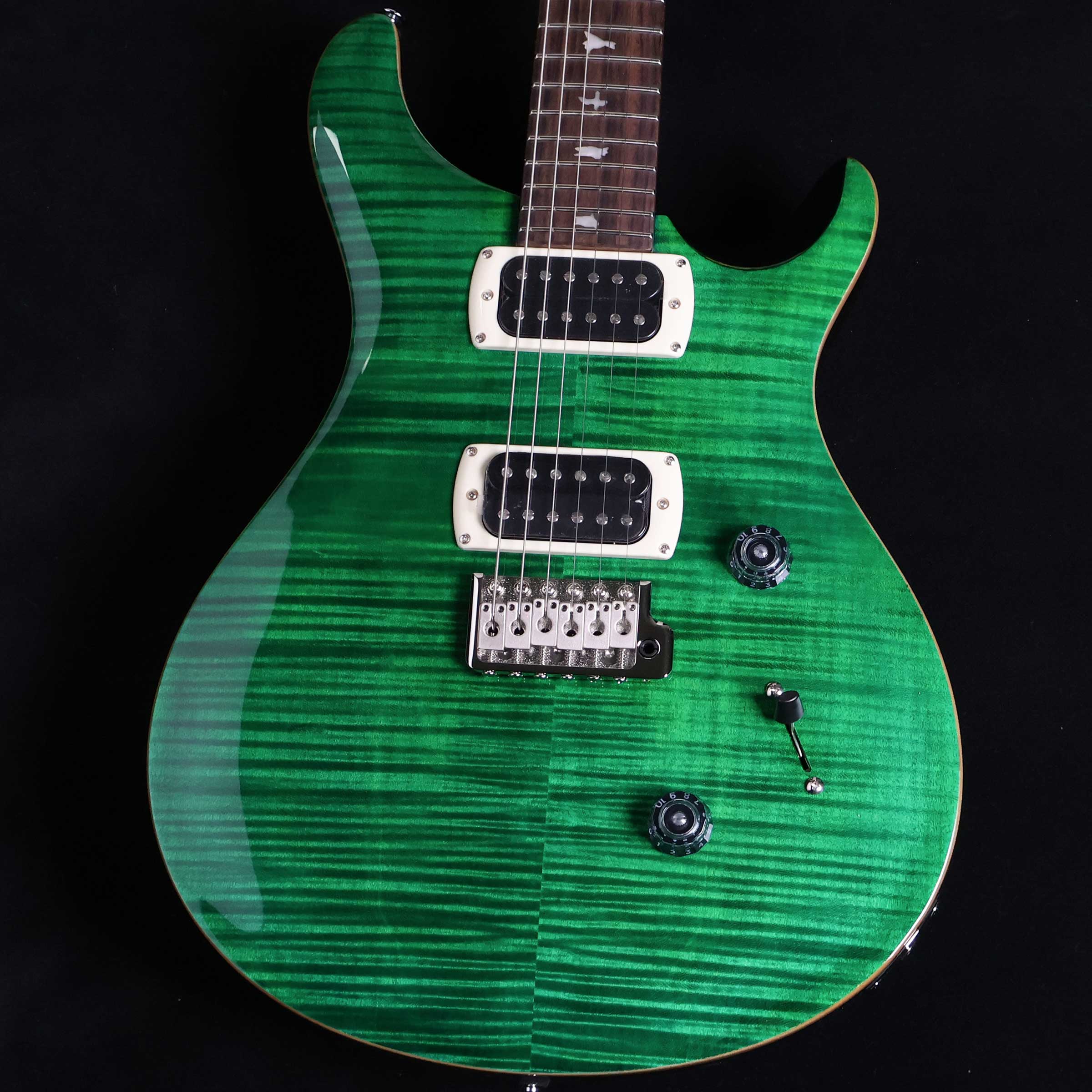 SE Custom24 Emerald Green S/N:H044940【特徴】数多くのミュージシャンから愛用されているSE Custom 24は、マホガニー・バック、メイプル・トップのボディ、Wide Thinカーブのメイプル・ネック、ローズウッド指板、バード・インレイを合わせ、PRSデザインのトレモロ・ブリッジを装備。ボリューム、プッシュ/プル・タイプのトーン・コントロール、3ウェイ・ブレード・ピックアップ・セレクターを備えた85/15 “S”を搭載し、低音から高音まで明瞭で美しいサウンドが得られます。 SE Custom 24は、クラシカルな中にモダンさを兼ね備え、高い耐久性、多彩なトーンを兼ね備えた1本です。＊保証を受ける条件として、PRS製品の新品購入日から起算して30日以内に【PRS製品登録】、またはメールでの「PRS製品登録」を完了いただく必要がございます。【商品のコンディション】新品・未展示品・現品画像掲載こちらの個体は専任担当者による出荷前の弦交換、オイルトリートメントによる指板保湿、ネック調整後最適な弦高でお届けする安心の画像現物個体販売品です。【担当者コメント】2025年の新カラー エメラルドグリーン。弦振動を妨げないようペグの軽量化を目指した樹脂製のウイングボタンやピックアップリングの形状などさらなるアップデートが加わりました。この商品についての詳しいお問い合わせは TEL：0570-020-025 または「お問い合わせフォーム」よりお願いします。【詳細情報】Body Construction : SolidbodyVeneer : Flame MapleTop Wood : MapleBack Wood : MahoganyTop Carve : Shallow ViolinNumber of Frets : 24Scale Length : 25"Neck Wood : MapleNeck Construction : Multi-PlyTruss Rod : PRS Double-ActingNeck Shape Wide : ThinNeck Depth At The Nut : 13/16"Width Of Fretboard At The Nut : 1 11/16"Width Of Fretboard At The Body : 2 1/4"Fretboard Wood : RosewoodFretboard Radius : 10"Fretboard Inlay : BirdsHeadstock Logo : Signature "SE"Neck/Body Assembly Type : SetBridge : PRS Patented Tremolo, MoldedTuners : PRS Designed TunersHardware Type : NickelNut : PRSTruss Rod Cover : "Custom"Treble Pickup : 85/15 “S”Bass Pickup : 85/15 “S”Controls : Volume and Push/Pull Tone Control with 3-Way Blade Pickup Switch重量：3.43kg付属品：ギグケース、トレモロアーム、レンチ、保証書【ご注意】●メーカー保証付き。メーカー保証期間終了後も島村楽器全店で通常よりもお安く修理、調整いたします。●この商品についての詳しいお問い合わせは TEL：0570-020-025 または「お問い合わせフォーム」よりお願いします。●こちらの商品はミ・ナーラ奈良店でのみ現物をご確認いただけます。未展示品のためご希望の方はミ・ナーラ奈良店スタッフまでお申し付けください。●売却時の商品情報の削除は迅速を心掛けておりますが、万一ご注文後に売り切れとなっておりました場合は誠に申し訳ございませんがご容赦ください。●商品によって、調整等でお届けにお時間をいただく場合がございます。予めご了承ください。■管理コード:0138000877404
