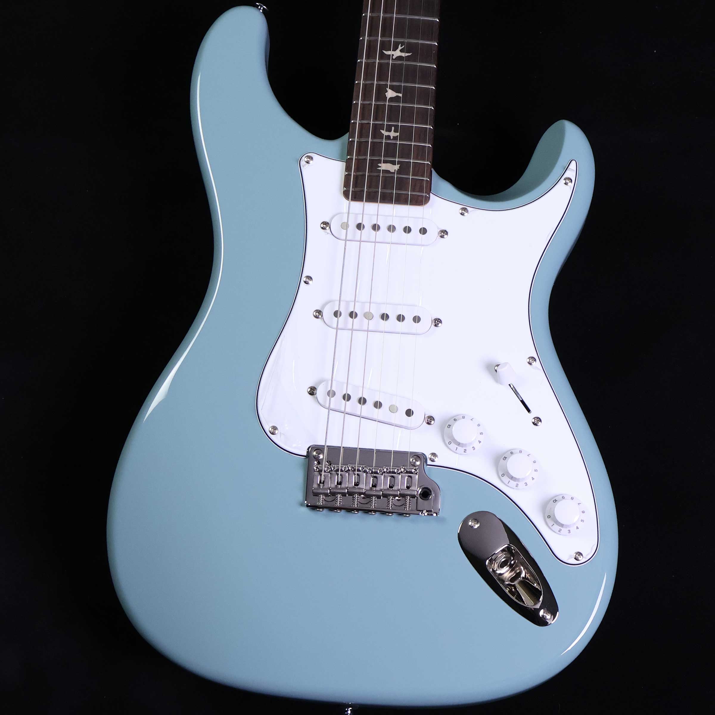 ジョンメイヤー SE Silver Sky Stone Blue S/N:CTIG087326【特徴】USモデル同様、ヘッドストックはPRS特有の形状を元に、John Mayerのプレイ・スタイルを考慮し、指がヘッドストックに当たらないよう1弦側の形状にゆとりを持たせたカーブ・デザイン、そして、チューニングの安定度をさらに高めるため、独自のペグ配置を採用。・ネックは1963/1964年製ヴィンテージギターの形状を意識した【635JM（両年の間という意味で63.5年の635を使用）】仕様。ローズウッド指板、ボルトオンネック、22フレット、25.5インチスケール、そして PRSの特徴であるバード・インレイをサイズダウンしたSmall Birdsを採用。・SE SILVER SKY専用635JM“S”シングルコイル・ピックアップは、USモデル同様、芳醇なミドルレンジをもったサウンドを生み出し、太く艶のあるクリーントーンだけでなく、歪ませた時にはバイト感とアタック感のあるサウンドが特徴。・より幅広いプレイヤー層への弾きやすさとバランスを追求した結果、フレットボードラディアスはUSモデルの7.25“から8.5”へと変更。【商品のコンディション】新品・未展示品・メーカー保証付属・現品画像掲載こちらの個体は専任担当者による出荷前の弦交換、オイルトリートメントによる指板保湿、ネック調整後最適な弦高でお届けする安心の画像現物個体販売品です。【担当者コメント】SEシルバースカイが発売された時からのロングセラーカラーですがローズ指板のストーンブルーは一旦メーカー在庫限りとなるようです。この商品についての詳しいお問い合わせは TEL：0570-020-025 または「お問い合わせフォーム」よりお願いします。【詳細情報】Body Construction : Solid-bodyBody Wood : PoplarNumber of Frets : 22Scale Length : 25.5"Neck Wood : MapleNeck Construction : ScarfedTruss Rod : PRS Double-ActingNeck Shape : 635JMNeck Depth at the Fret : 53/64"Width of the Fretboard at the Nut : 1 20/32"Width of the Fretboard at the Body : 2 7/32"Neck Depth at the 12 Fret : 31/32"Fretboard Wood : RosewoodFretboard Radius : 8.5"Fretboard Inlay : Small BirdsHeadstock Decal : PRS Signature/SEBridge : 2-Point Steel TremoloTuners : Vintage Style, Non-LockingHardware Type : NickelNut : Synthetic BonePickguard : ABSTreble Pickup : 635JM “S”Middle Pickup : 635JM “S”Bass Pickup : 635JM “S”Controls : Volume and Two Tone Controls with 5-Way Blade Pickup Switch重量：3.25kg付属品：ギグケース、トレモロアーム、保証書、レンチ＊保証を受ける条件として、PRS製品の新品購入日から起算して30日以内に【PRS製品登録】、またはメールでの「PRS製品登録」を完了いただく必要がございます。【ご注意】●メーカー保証付き。メーカー保証期間終了後も島村楽器全店で通常よりもお安く修理、調整いたします。●この商品についての詳しいお問い合わせは TEL：0570-020-025 または「お問い合わせフォーム」よりお願いします。●こちらの商品はミ・ナーラ奈良店でのみ現物をご確認いただけます。未展示品のためご希望の方はミ・ナーラ奈良店スタッフまでお申し付けください。●売却時の商品情報の削除は迅速を心掛けておりますが、万一ご注文後に売り切れとなっておりました場合は誠に申し訳ございませんがご容赦ください。●商品によって、調整等でお届けにお時間をいただく場合がございます。予めご了承ください。■管理コード:0138000884051