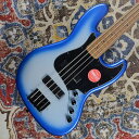 ブーストコントロール装備でより幅広く、パワーあるサウンド【特徴】Squier Contemporary Active Jazz Bass HH は、普通では満足できない、現代の大胆なプレイヤーの要望に応えるために開発され、象徴的なフェンダープラットフォームにモダンな機能と大胆な美学を兼ね備えています。重低音の核となるのは、Squier SQRセラミックハムバッキングピックアップで、ボリューム操作やピックアップのブレンド、そして伝統的なトーンをもたらすベースとトレブルを直感的に操ることができるスタックブーストコントロールを備えた、フェンダー設計の9ボルトアクティブプリアンプを搭載しています。最適なトーンと高い安定性を誇るローステッドメイプルネックは、ヒールカットデザインを施され、ハイポジションへのアクセスも容易です。ボディの鳴りを改善する重みを増強したモダンブリッジや、スムーズにチューニングできるオープンギアチューニングマシンなど、高性能なパーツを採用しています。目を引くスタイルを演出する、ステルスブラックのハードウェアに豪華なクロムロゴをあしらい、洗練されたブラックカラーのヘッドストックを備えています。【商品のコンディション】新品・展示品・メーカー保証付属・現品画像掲載【詳細情報】Series: ContemporaryBody Material: PoplarBody Finish: Gloss Polyurethane, Satin UrethaneNeck: Roasted Maple, “C” ShapeNeck Finish: Satin Urethane (510, 569), Satin Urethane with Gloss Urethane Headstock Face (536,544)Fingerboard: Roasted Maple, 12” (305 mm)Frets: 20, Narrow TallPosition Inlays: Black Block (Roasted Maple), Black Dot (Roasted Maple)Nut (Material/Width): Graphite, 1.5” (38.1 mm)Tuning Machines: Vintage-StyleScale Length: 34” (864 mm)Bridge: 4-Saddle StandardPickguard: 3-Ply BlackPickups: Squier SQR Ceramic Humbucker (Bridge), (Middle), Squier SQR Ceramic Humbucker (Neck)Pickup Switching: NoneSpecial Electronics: Active ElectronicsControls: Master Volume, Blend, Master Tone, Bass/Treble BoostControl Knobs: Knurled DomeHardware Finish: BlackStrings: Nickel Plated Steel (.045-.105 Gauges)■ソフトケース付属【ご注意】 ●メーカー保証付き。メーカー保証期間終了後も島村楽器全店で通常よりもお安く修理、調整いたします。●商品の詳細、状態などはオンラインストア 0570-020-025 または商品画像下の「お問い合わせ」ボタンよりお問い合せください。●商品は専任スタッフ及び専属リペアマンの調整・弦交換含めたクリーニング・最終チェックをした上で出荷させていただきます。●こちらの商品は市川コルトンプラザ店店頭でも同時に販売しております。　●店頭売却時の商品情報の削除は迅速を心掛けておりますが、万一ご注文後に売り切れとなっておりました場合は誠に申し訳ございませんがご容赦ください。●商品によって、調整等でお届けにお時間をいただく場合がございます。予めご了承ください。 ■管理コード:0081000637472