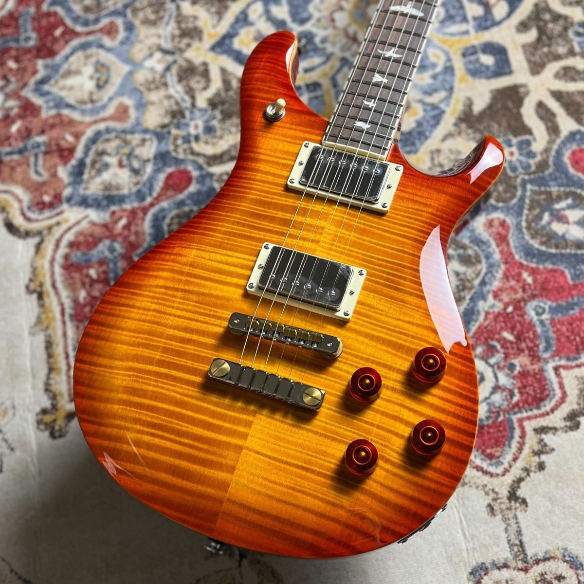 ヴィンテージギターのサウンドにインスパイアされ誕生した、SE McCarty 594【特徴】SE McCarty 594はヴィンテージギターのサウンドにインスパイアされ、誕生したモデルです。2ヴォリューム＆2プッシュ/プル・トーン・コントロール搭載により、ハムバッキングサウンドとシングルコイルサウンドをスムーズに切り替えることが出来ます。本モデルに搭載されている58/15 LT ″S″ピックアップは、透明感と温かみがあるヴィンテージ特有のサウンドを目指して緻密に設計され、インスパイアの源となったギターのスタイルを踏襲し、2ピースブリッジとヴィンテージスタイル・チューナーを組み合わせた仕様になっています。また、バインディングが施され、少し肉厚な24.594インチスケールのPattern Vintageネックから得られる、極上のサスティーンもこのモデルを特徴づける大切な要素のひとつです。COREモデルの核となるスペックを忠実に継承したSE McCarty 594は、自宅・スタジオ・ステージと場所を問わず、ギタリストにとって心強いパートナーとなり得るでしょう。【商品のコンディション】新品・展示品・メーカー保証付属・現品画像掲載【詳細情報】Top Wood : Flame MapleBack Wood : MahoganyTop Carve : Shallow ViolinNumber of Frets : 22Scale Length : 24.594”Neck Wood : MahoganyNeck Shape : Pattern VintageFretboard Wood : RosewoodFretboard Radius : 10”Fretboard Inlay : BirdsBridge : PRS Two-Piece BridgeTuners : Vintage-StyleHardware Type : NickelNut : PRSTruss Rod Cover : “McCarty 594”Treble Pickups : 58/15 LT “S”Bass Pickups : 58/15 LT “S”Controls : Volume and Push/Pull Tone Controls for each pickup with 3-Way Toggle Switch on Upper BoutCase : Gig Bag■重量：3.28kg【ご注意】 ●メーカー保証付き。メーカー保証期間終了後も島村楽器全店で通常よりもお安く修理、調整いたします。●商品の詳細、状態などはオンラインストア 0570-020-025 または商品画像下の「お問い合わせ」ボタンよりお問い合せください。●商品は専任スタッフ及び専属リペアマンの調整・弦交換含めたクリーニング・最終チェックをした上で出荷させていただきます。●こちらの商品は市川コルトンプラザ店店頭でも同時に販売しております。　●店頭売却時の商品情報の削除は迅速を心掛けておりますが、万一ご注文後に売り切れとなっておりました場合は誠に申し訳ございませんがご容赦ください。●商品によって、調整等でお届けにお時間をいただく場合がございます。予めご了承ください。 ■管理コード:0081000641165