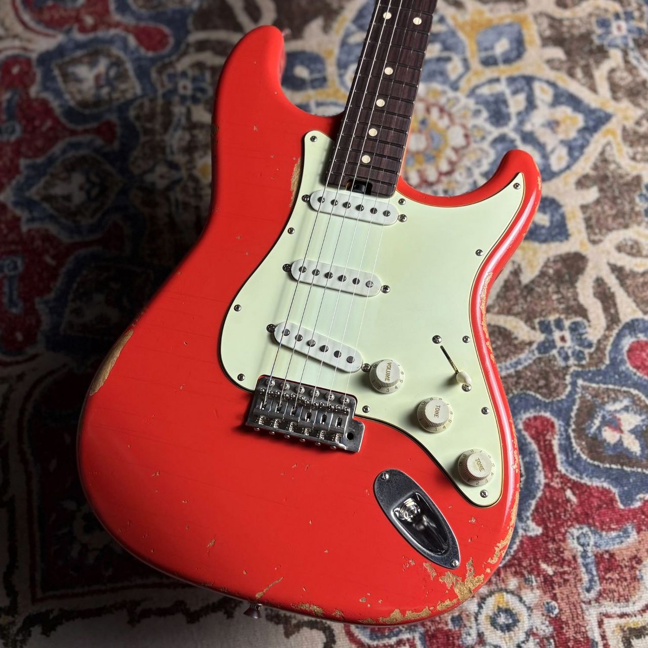 Tsubasa Guitar Workshopのヴィンテージ管感漂うエイジド加工が施されたストラトタイプ【特徴】高い完成度による扱いやすさとリアルなビンテージサウンドを兼ねそろえたヴィンテージコピーでは抜群の評価を獲得し信州産エレキギターの存在感を大いに高めた田中千秋氏によるオリジナル・ブランド「Tsubasa Guitar Workshop」からの1本。ハードなアーミングやクリーントーン、ドライブサウンドの粒立ちが美しい個体にトラディショナルなスタイルを残しつつ22Fコンパウンドラジアス指板、ロッド調整をたやすく行えるホイールナットロッドを搭載。ピックアップに関してはコイル巻きはおろか着磁まで工房で行い製作する自社オリジナルピックアップを作成しサウンド面でも非常にバランスが良く作られております。【商品のコンディション】新品・展示品・メーカー保証付属・現品画像掲載ボディ底部にラッカー焼け2ヵ所ありの為、特価にてご案内しております。【詳細情報】Neck:MapleBody:AlderFingerboard:,Rosewood 22FretFingerboard Radius:190R-225RScale:25.5Nut:BoneMachineheads:GOTOH SD91-05MBridge:Tsubasa OriginalRawvintageSpring（エイジドなし）Fret:Jescar 47095Pickups:Tubasa Original STControls:1Vol 2ToneFinish:All Lacquer■重量：3.66kg【ご注意】 ●メーカー保証付き。メーカー保証期間終了後も島村楽器全店で通常よりもお安く修理、調整いたします。●商品の詳細、状態などはオンラインストア 0570-020-025 または商品画像下の「お問い合わせ」ボタンよりお問い合せください。●商品は専任スタッフ及び専属リペアマンの調整・弦交換含めたクリーニング・最終チェックをした上で出荷させていただきます。●こちらの商品は市川コルトンプラザ店店頭でも同時に販売しております。　●店頭売却時の商品情報の削除は迅速を心掛けておりますが、万一ご注文後に売り切れとなっておりました場合は誠に申し訳ございませんがご容赦ください。●商品によって、調整等でお届けにお時間をいただく場合がございます。予めご了承ください。 ■管理コード:0081000766639