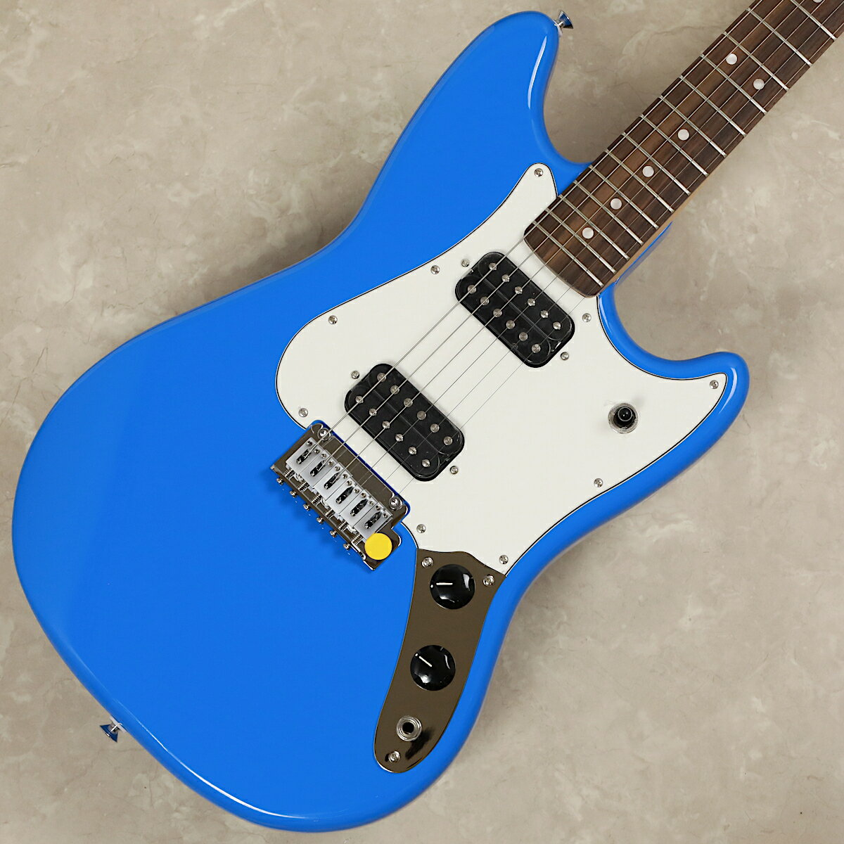 フェンダーでは珍しくミディアムスケールを採用したモデル【特徴】Chilli Beans.のギタリスト、Lilyのシグネイチャーギター、Fender Lily Cycloneは、24.75インチスケールで取り回しのよいCycloneに、音作りのこだわりを詰め込むことで、小ぶりで取り回しの良いサイズ感と汎用性の高い音色を両立したギターです。ピックアップには通常シングルコイルが採用されることの多いCycloneに、出力感を確保するため2基のハムバッキングピックアップを採用。トーンポットのプッシュ／プルによるコイルタップ機能を備えることで、多彩な音色を生み出せる仕様となりました。チューニングマシンにはロック式を採用。チューニングの安定性に加え、弦交換を容易にしています。ブリッジには2点支持のトレモロユニットを搭載。本モデルのために調色した新色のブルーカラーに、ホワイトのロゴとパーチメントのピックガードが落ち着いた爽やかさのあるデザインです。ヘッドストック裏にはLilyのサインが記されています。【商品のコンディション】新品・展示品・メーカー保証付属・現品画像掲載【担当者コメント】ミディアムスケールにハムバッカー搭載とパワフルな仕様を持つサイクロンです。ペグはロック式ですので弦交換がスムーズ。（担当：勝部）この商品についての詳しいお問い合わせは TEL：0570-020-025 または「お問い合わせフォーム」よりお願いします。【詳細情報】Body Material：PoplarBody Finish：Gloss PolyurethaneNeck：1-Piece Maple,Neck Finish：Satin UrethaneFingerboard：Rosewood, 9.5” (241 mm)Frets：22, Narrow TallPosition Inlays：Pearloid Dot (Rosewood)Nut (Material/Width)：Micarta, 1.650” (42 mm)Tuning Machines：Standard LockingScale Length：24.75” (629 mm)Bridge：Standard 2-Point Tremolo with Satin Chrome Steel Block SaddlesPickups：(Bridge), (Middle), (Neck)Pickup Switching：3-Position Blade：Position 1. Bridge Pickup, Position 2. Bridge and Neck Pickups, Position 3. Neck PickupControls：Master Volume, Master Tone with Push/Pull Pot For Coil Split onControl Knobs：Black PlasticHardware Finish：ChromeStrings：Nickel Plated Steel (.009-.042 Gauges)■製造年（代）：2025■保証期間：1年■ソフトケース：あり 【ご注意】 ●メーカー保証付き。メーカー保証期間終了後も島村楽器全店で通常よりもお安く修理、調整いたします。●商品の詳細、状態などはオンラインストア 0570-020-025 または商品画像下の「お問い合わせ」ボタンよりお問い合せください。●商品は専任スタッフ及び専属リペアマンの調整・弦交換含めたクリーニング・最終チェックをした上で出荷させていただきます。●こちらの商品はイオンモール幕張新都心店店頭でも同時に販売しております。　●店頭売却時の商品情報の削除は迅速を心掛けておりますが、万一ご注文後に売り切れとなっておりました場合は誠に申し訳ございませんがご容赦ください。●商品によって、調整等でお届けにお時間をいただく場合がございます。予めご了承ください。 ■管理コード:0209000802229