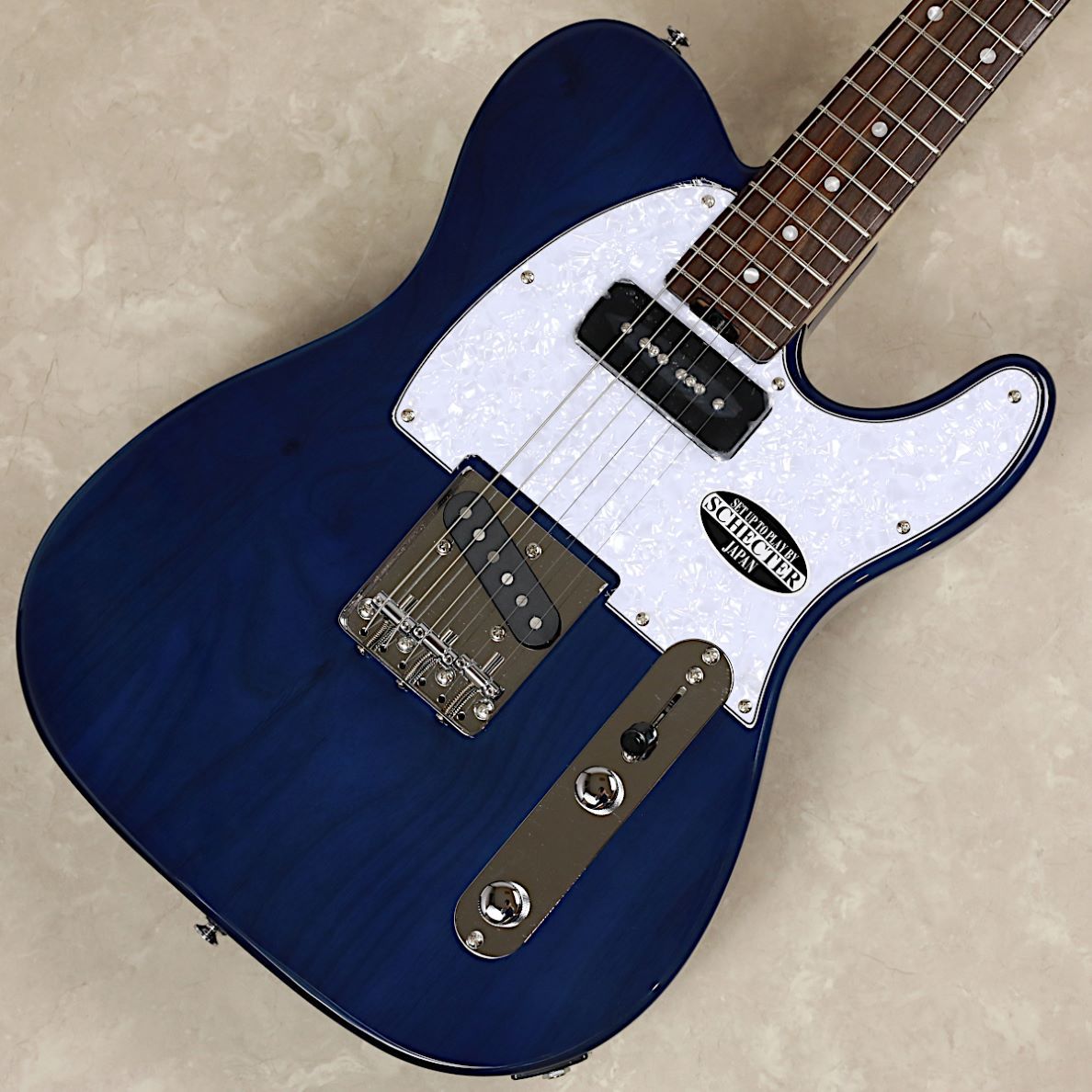 パールピクガードにP-90ピックアップ搭載と近年人気の仕様で製作されたモデル【特徴】SCHECTER・Oriental LineよりテレシェイプにフロントP90タイプPU搭載のモデルが登場。ピックガードには美しいホワイトパール柄をチョイス。ボディバックにはコンターを採用していますので、フィット感も良いです。ボディ材にはアルダーを、ネックにはメイプル材、フィンガーボードはローズウッドと王道のテレ仕様。ボディバックのコンターや、ネックジョイント部に斜めにカットが入ったアングルネックジョイント、22フレットなど現代的なスペックを取り入れたシェクターらしいMODELに仕上がっています。【商品のコンディション】新品・展示品・メーカー保証付属・現品画像掲載【担当者コメント】フロントにマウントされたP-90ピックアップが程よい太さを出力します。（担当：勝部）この商品についての詳しいお問い合わせは TEL：0570-020-025 または「お問い合わせフォーム」よりお願いします。【詳細情報】BODY：ALDERNECK：MAPLEFINGER BOARD：ROSE WOODSCALE : 648mmBRIDGE : 3-WAY VINTAGE TYPEPICK UP : TL-1×1 SP9-1×1CONTROL：1Vol /1Tone / 3-Way SwCOLOR : DBL(Deep Blue)w/Soft Case■重量：3.62kg■製造年（代）：2025■シリアルNo：SOL2509152■保証期間：1年 【ご注意】 ●メーカー保証付き。メーカー保証期間終了後も島村楽器全店で通常よりもお安く修理、調整いたします。●商品の詳細、状態などはオンラインストア 0570-020-025 または商品画像下の「お問い合わせ」ボタンよりお問い合せください。●商品は専任スタッフ及び専属リペアマンの調整・弦交換含めたクリーニング・最終チェックをした上で出荷させていただきます。●こちらの商品はイオンモール幕張新都心店店頭でも同時に販売しております。　●店頭売却時の商品情報の削除は迅速を心掛けておりますが、万一ご注文後に売り切れとなっておりました場合は誠に申し訳ございませんがご容赦ください。●商品によって、調整等でお届けにお時間をいただく場合がございます。予めご了承ください。 ■管理コード:0209000809198