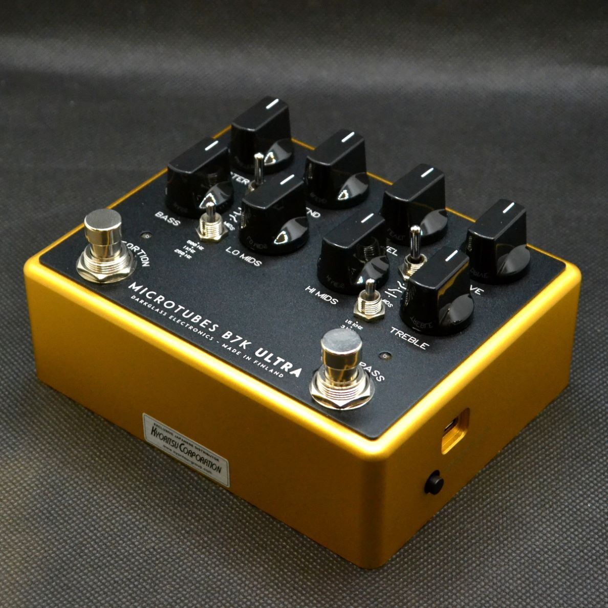 “金色 ( こんじき )”のシャーシをもつ Microtubes B7K Ultra V2 w/AUX Limited Gold が日本限定でリリースされました【特徴】“金色 ( こんじき )”のシャーシをもつ Microtubes B7K Ultra V2 w/AUX Limited Gold が日本限定でリリースされました。Microtubes B7K Ultra V2 with Aux In は、パワフルな Darkglass Microtubes のサチュレーション回路に、プレイヤーが必要とする全ての機能を追加し、さらに汎用性を高めました。スタジオでもライブでも使用できるように設計されており、あなたのダイレクト・サウンドを全く新しいレベルへと導きます。クリスピーで力強いクリーン・プリアンプから、強烈なハイゲイン・ディストーション、そしてその中間まで、トーンを完璧に作り上げ調整することができます。Microtubes B7K Ultra は、ユニバーサルなトーン・クラフト・マシンです。バッキング・トラックでの練習に便利な Aux In ジャックも装備しています。【商品のコンディション】新品・展示品・メーカー保証付属・現品画像掲載 【ご注意】 ●メーカー保証付き。メーカー保証期間終了後も島村楽器全店で通常よりもお安く修理、調整いたします。●商品の詳細、状態などはオンラインストア 0570-020-025 または商品画像下の「お問い合わせ」ボタンよりお問い合せください。●商品は専任スタッフ及び専属リペアマンの調整・弦交換含めたクリーニング・最終チェックをした上で出荷させていただきます。●こちらの商品はイオンモール幕張新都心店店頭でも同時に販売しております。　●店頭売却時の商品情報の削除は迅速を心掛けておりますが、万一ご注文後に売り切れとなっておりました場合は誠に申し訳ございませんがご容赦ください。●商品によって、調整等でお届けにお時間をいただく場合がございます。予めご了承ください。 ■管理コード:0209000812587