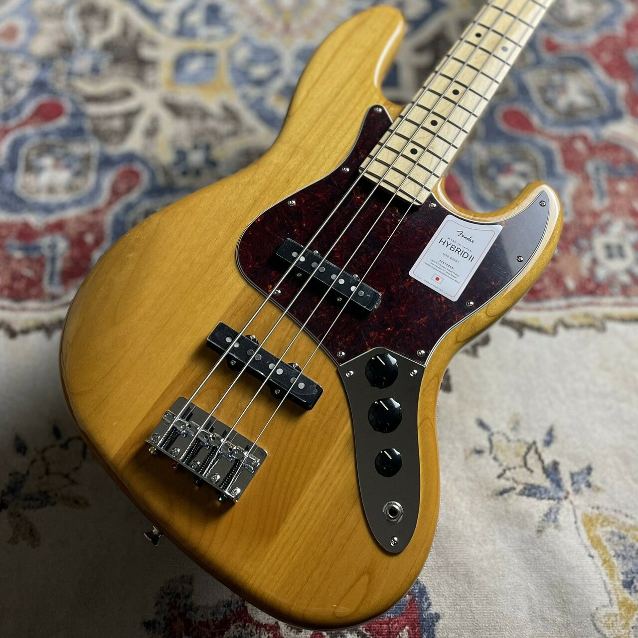Made in Japanシリーズより人気シリーズハイブリッド2【特徴】Made in Japan Hybrid IIは、ヴィンテージなルックスはそのままに、プレイヤーや音楽のジャンルを選ばないオールマイティーなモダンスペックを盛り込んだ、まさに「ハイブリッド」と呼ぶにふさわしいシリーズです。 リズム/リード問わず、どのギタリストやベーシストにもフィットする演奏性と楽器のトーンを兼ね備えた製品を、世界的にファンの多いMade in Japanで実現しました。Hybrid II Jazz Bassは、定評あるアルダーボディに新たにスタッガードポールピース仕様のHybrid II Custom Voiced Single Coilピックアップを装備し、ヴィンテージスタイルのブリッジの下にはサスティンブロックを搭載。ヴィンテージスタイルチューナー、サテンフィニッシュのネック、Modern Cシェイプに9.5インチラジアスの指板とナロートールフレットがスムーズなプレイヤビリティを提供します。【商品のコンディション】新品・展示品・メーカー保証付属・現品画像掲載【詳細情報】Series: Made in Japan Hybrid IIBody Material: AlderBody Finish: Gloss PolyurethaneNeck: Maple, Modern “C”Neck Finish: Satin Urethane Finish on Back, Gloss Urethane Finish on FrontFingerboard: Maple, 9.5” (241 mm)Frets: 21, Narrow TallPosition Inlays: Black Dot (Maple)Nut (Material/Width): Bone, 1.5” (38.1 mm)Tuning Machines: Vintage-StyleScale Length: 34” (86.36 cm)Bridge: 4-Saddle Vintage-StylePickguard: 3-Ply Black (306, 380), 3-Ply Eggshell (300, 316, 318), 4-Ply Tortoiseshell (307, 316, 318)Pickups: Hybrid II Custom Voiced Single Coil Jazz Bass (Bridge), Hybrid II Custom Voiced SingleCoil Jazz Bass (Middle)Pickup Switching: NoneControls: Volume 1. (Middle Pickup), Volume 2. (Bridge Pickup), Master ToneControl Knobs: Black PlasticHardware Finish: Nickel/ChromeStrings: Nickel Plated Steel (.045-.105 Gauges)Case/Gig Bag: Gig Bag【ご注意】 ●メーカー保証付き。メーカー保証期間終了後も島村楽器全店で通常よりもお安く修理、調整いたします。●商品の詳細、状態などはオンラインストア 0570-020-025 または商品画像下の「お問い合わせ」ボタンよりお問い合せください。●商品は専任スタッフ及び専属リペアマンの調整・弦交換含めたクリーニング・最終チェックをした上で出荷させていただきます。●こちらの商品は市川コルトンプラザ店店頭でも同時に販売しております。　●店頭売却時の商品情報の削除は迅速を心掛けておりますが、万一ご注文後に売り切れとなっておりました場合は誠に申し訳ございませんがご容赦ください。●商品によって、調整等でお届けにお時間をいただく場合がございます。予めご了承ください。 ■管理コード:0081000815337