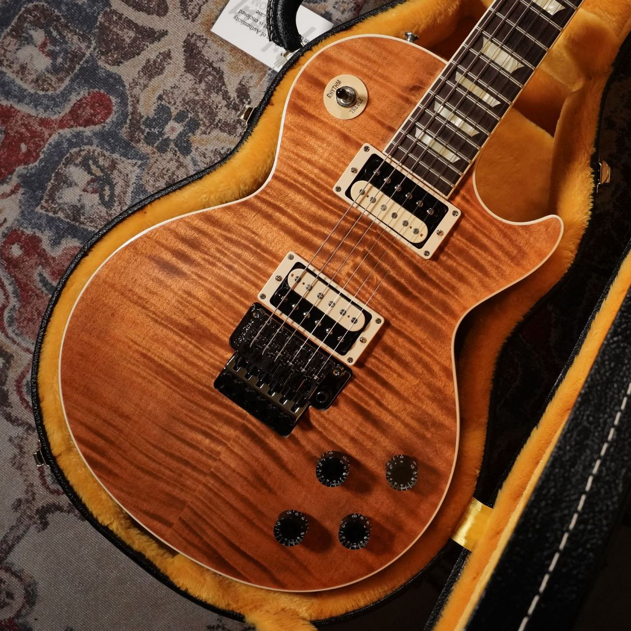 M2Mプロダクト・マネージャーのダスティン・ウェインスコ氏がセレクトしたAAAフィギュアド・メイプルをボディトップに使用したディーラーセレクト・モデル【特徴】本機はギブソン・カスタムショップM2Mプロダクト・マネージャーのダスティン・ウェインスコ氏がセレクトしたAAAフィギュアド・メイプルをボディトップに使用したディーラーセレクト・モデルで、カタログモデルには無いシベリアン・タイガー・カラーを採用した一本です。オープン・ゼブラの490R&498Tピックアップ、ブラックのスピードノブとジャックプレートなどもこちらの特別なカラーに合わせてセレクトされています。通常はプッシュ・プル・ポットでコイルタップができますが、こちらはレスポール・スタンダードと同じノン・コイルタップ仕様を採用しており、よりストレートなサウンドをお楽しみいただけます。貴重なカタログ外モデルをこの機会にぜひご利用下さい。現品画像【商品のコンディション】新品・展示品・メーカー保証付属・現品画像掲載【詳細情報】2025年製重量：3.85kgシリアルナンバー：CS501387付属品：ハードケース、保証書 【ご注意】 ●メーカー保証付き。メーカー保証期間終了後も島村楽器全店で通常よりもお安く修理、調整いたします。●商品の詳細、状態などは新宿PePe店 03-3207-7770 または商品画像下の「お問い合わせ」ボタンよりお問い合せください。●商品は専任スタッフ及び専属リペアマンによる調整、セットアップを行い出荷させていただきます。●こちらの商品は新宿ぺぺ店店頭でも同時に販売しております。　●店頭売却時の商品情報の削除は迅速を心掛けておりますが、万一ご注文後に売り切れとなっておりました場合は誠に申し訳ございませんがご容赦ください。　●商品によって、調整等でお届けにお時間をいただく場合がございます。予めご了承ください。 ■管理コード:0104000828029