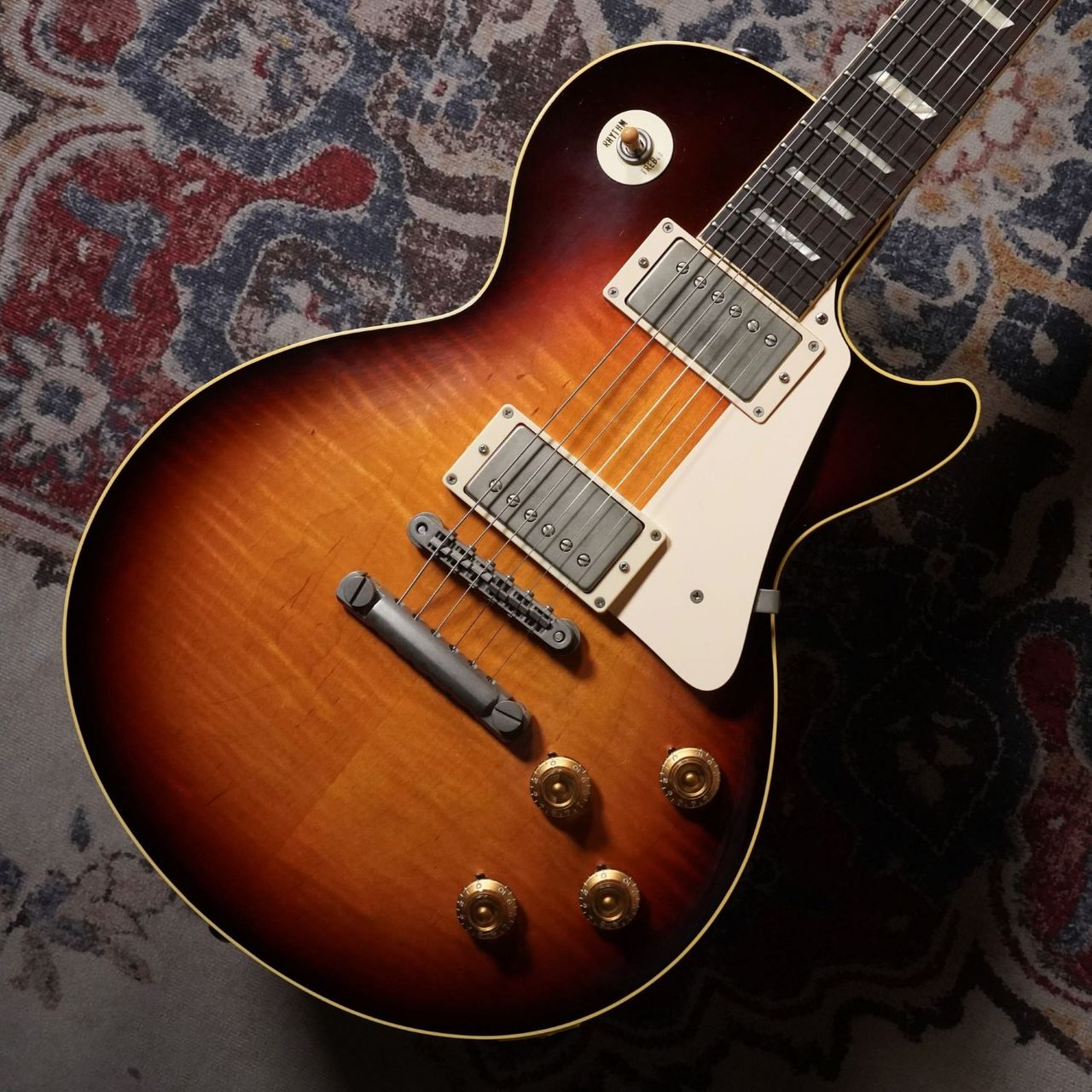 1950年代のNOS Cornell Dubilier Tigerキャパシタを搭載した数量限定モデル【特徴】極上のウッドマテリアルと圧倒的なまでのクオリティで高い評価を得ている愛知県のギター工房Bizen Works。今回入荷しましたのはGuitar Showモデルとして製作して頂いた特別仕様のBURNED STDになります。BURNED STDはハカランダ指板、ホンジュラスマホガニー1Pボディ、オールラッカー、チューブレス トラスロッド、ハイドグルー（ニカワ）接着など、1950sを強く意識した仕様で製作される人気機種で、その核心を突いたサウンドは普段から1950sのレスポールを愛用される坂本氏ならではのものとなっています。【商品のコンディション】新品・展示品・メーカー保証付属・現品画像掲載【】そのままでも十分に魅力的なモデルではございますが、本機は特別にCornell Dubilier社が1950年代に製造していたTiger（NOS / New Old Stock）キャパシターを搭載したモデルとなります。Cornell Dubilier社のコンデンサーと言えば1952〜1956年頃のレスポールに使用されていたGrey Tigerが有名ですが、このTigerも同時期に製造されていたものになります。音の角は滑らかでいて芯がしっかりと聞き取れる解像度の高いサウンドが特徴で、本体の特性も含めてになりますが、バイト感や倍音の豊かさも感じられます。マダガスカル・ローズウッド指板に変更される前にオーダーしましたハカランダ指板のBURNED STDをこの機会にぜひご利用ください。【担当者コメント】指板材変更＆価格改定前の貴重なブラジリアン・ローズウッド指板のBurned STDです。この商品についての詳しいお問い合わせは TEL：0570-020-025 または「お問い合わせフォーム」よりお願いします。【詳細情報】・ハカランダ指板 305R 625スケール・ホンジュラスマホガニー1Pボディー・セレクテッド・メイプル・オールラッカー塗装　　・17度ヘッド角・50sネックグリップシェイプ・チューブレス トラスロッド・ハイドグルー(ニカワ)接着　※指板接着　ネックジョイント　トップ材貼り・NOS 1950s Cornell Dubilier Tiger Capacitors・Light aged パーツ・Bizen オリジナルハードケース付属重量：3.65kgシリアルナンバー：2304912023年製 【ご注意】 ●メーカー保証付き。メーカー保証期間終了後も島村楽器全店で通常よりもお安く修理、調整いたします。●商品の詳細、状態などは新宿PePe店 03-3207-7770 または商品画像下の「お問い合わせ」ボタンよりお問い合せください。●商品は専任スタッフ及び専属リペアマンによる調整、セットアップを行い出荷させていただきます。●こちらの商品は新宿ぺぺ店店頭でも同時に販売しております。　●店頭売却時の商品情報の削除は迅速を心掛けておりますが、万一ご注文後に売り切れとなっておりました場合は誠に申し訳ございませんがご容赦ください。　●商品によって、調整等でお届けにお時間をいただく場合がございます。予めご了承ください。 ■管理コード:0104000832545